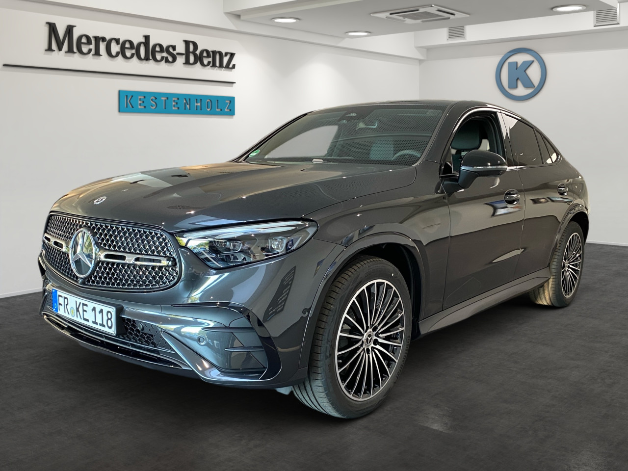 Getriebe: Automatikgetriebe 9 G-TRONIC, 9 G&auml;ngeAusstattungslinie: AMG Line Exterieur: Advanced Plus,  AMG Line InterieurAusstattungspakete: Winterpaket,  AMG Sportpaket,  Komfort Paket: Kofferraumkomfort-Paket,  Night-Paket,  Lichtpaket: Innenlichtpaket,  Ablagepaket,  Chrompaket,  SpiegelpaketAssistenzsysteme: Fernlichtassistent,  Aktiver Park-Assistent inkl. PARKTRONIC,  Surround-Kamerasystem: Park-Paket mit 360&deg;-Kamera,  DISTRONIC,  Berganfahrhilfe,  Spracheingabesystem,  M&uuml;digkeitserkennung,  Spurhalteassistent,  Bremsassistent,  COLLISION PREVENTION ASSIST,  ATTENTION ASSIST,  Verkehrszeichenerkennung,  GespannstabilisierungLicht und Sicht: Digital Light,  Tagfahrlicht,  Regensensor,  Automatisch abblendender Innenspiegel,  W&auml;rmeschutzverglasung,  Ambientebeleuchtung mehrfarbig,  LichtsensorAudio &amp; Kommunikation: MBUX,  Navigationssystem,  Radio,  Multi-Funktions-Display,  Digitaler Radioempfang DAB,  Soundsystem,  USB Anschluss,  Handyvorbereitung Bluetooth,  Android Auto u. Apple CarPlay,  Kabelloses Laden f&uuml;r Handys,  WLAN HotspotKomfort: Widescreen Cockpit,  Klimaautomatik,  Panorama-Schiebedach,  Fahrer-/Beifahrersitz elektrisch,  Memoryfunktion Fahrersitz,  Lordosenst&uuml;tze Fahrer/Beifahrer,  Sitzheizung Fahrer/Beifahrer,  Sportsitze,  Armauflage Fahrer/Beifahrer,  Servolenkung,  Lenks&auml;ule verstellbar,  Keyless-Start,  Start-Stopp System,  Zentralver. mit Fernbedienung,  Fensterheber elektrisch,  EASY-PACK Heckklappe,  DYNAMIC SELECT,  Getr&auml;nkehalter vornInterieur: Sitze Kunstleder Ledernachbildung ARTICO / Mikrofaser MICROCUT schwarz,  Innenfarbe schwarz,  Multifunktions-Sport-/Lederlenkrad,  Lenkradheizung,  Bordcomputer,  R&uuml;cksitze klappbar,  Laderaumabdeckung: Easy Pack,  Dekoreinlagen: H08 Zierelemente Holz Linde linestructure anthrazit offenporig,  Lenkrad-SchaltwippenExterieur: Anh&auml;ngerkupplung schwenkbar,  Sportfahrwerk,  Touchscreen Bedienung,  AMG Leichtmetallfelgen 20 Zoll,  Au&szlig;enspiegel elekt. anklappbar,  Reifenpannenset,  NotrufsystemAirbags: Mittelairbag vornSicherheit: i-Size Kindersitzbefestigung,  Fahrer- /Beifahrerairbag,  Seitenairbag vorn und hinten,  Knieairbag Fahrer,  Traktionskontrolle,  Elektr. Stabilit&auml;tsprogramm ESP,  Reifendruckkontrolle,  Diebstahlwarnanlage,  Wegfahrsperre,  Au&szlig;entemperatur Anzeige,  Antiblockiersystem ABS,  Bremsverschlei&szlig;anzeige,  Notbremsassistent,  Totwinkel-AssistentWeitere Ausstattung: Memory-Paket,  DB7 Edition AMG-Line,  PDB Advanced-Plus-Paket mit  Digitalen Extras,  P82 GUARD 360&deg; Fahrzeugschutz Plus mit Digitalen Extras,  321 FingerabdrucksensorSonstige Ma&szlig;e und Gewichte: Nutzlast: 545 kg,  zul&auml;ssiges Gesamtgewicht: 2.550 kg,  Radstand: 2.888 mm24 Monate Garantie ab Erstzulassung. Fahrzeug hat Haltedauer. Liefertermin in Abstimmung mit dem Verk&auml;ufer. Irrt&uuml;mer und &Auml;nderungen vorbehalten