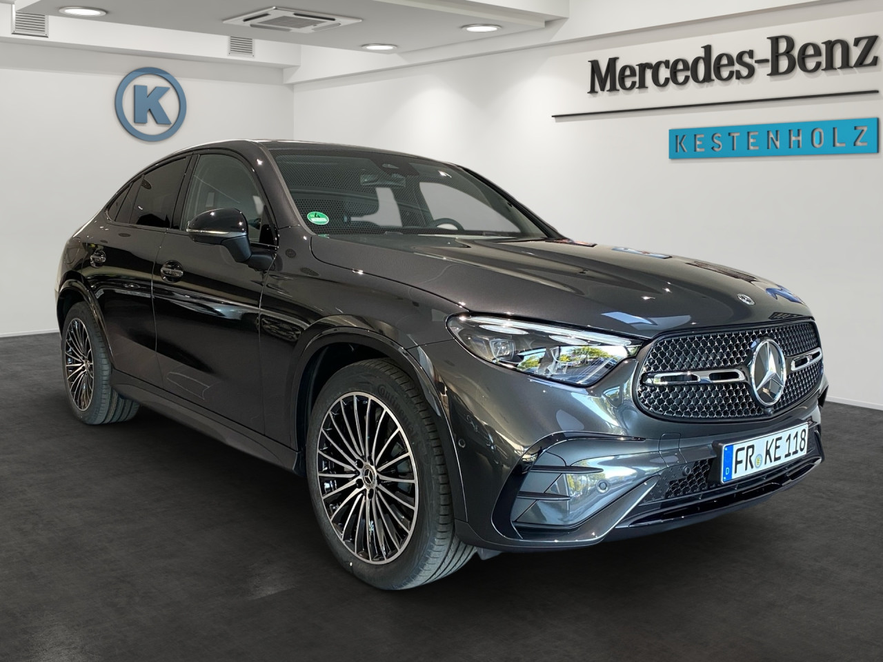 Getriebe: Automatikgetriebe 9 G-TRONIC, 9 G&auml;ngeAusstattungslinie: AMG Line Exterieur: Advanced Plus,  AMG Line InterieurAusstattungspakete: Winterpaket,  AMG Sportpaket,  Komfort Paket: Kofferraumkomfort-Paket,  Night-Paket,  Lichtpaket: Innenlichtpaket,  Ablagepaket,  Chrompaket,  SpiegelpaketAssistenzsysteme: Fernlichtassistent,  Aktiver Park-Assistent inkl. PARKTRONIC,  Surround-Kamerasystem: Park-Paket mit 360&deg;-Kamera,  DISTRONIC,  Berganfahrhilfe,  Spracheingabesystem,  M&uuml;digkeitserkennung,  Spurhalteassistent,  Bremsassistent,  COLLISION PREVENTION ASSIST,  ATTENTION ASSIST,  Verkehrszeichenerkennung,  GespannstabilisierungLicht und Sicht: Digital Light,  Tagfahrlicht,  Regensensor,  Automatisch abblendender Innenspiegel,  W&auml;rmeschutzverglasung,  Ambientebeleuchtung mehrfarbig,  LichtsensorAudio &amp; Kommunikation: MBUX,  Navigationssystem,  Radio,  Multi-Funktions-Display,  Digitaler Radioempfang DAB,  Soundsystem,  USB Anschluss,  Handyvorbereitung Bluetooth,  Android Auto u. Apple CarPlay,  Kabelloses Laden f&uuml;r Handys,  WLAN HotspotKomfort: Widescreen Cockpit,  Klimaautomatik,  Panorama-Schiebedach,  Fahrer-/Beifahrersitz elektrisch,  Memoryfunktion Fahrersitz,  Lordosenst&uuml;tze Fahrer/Beifahrer,  Sitzheizung Fahrer/Beifahrer,  Sportsitze,  Armauflage Fahrer/Beifahrer,  Servolenkung,  Lenks&auml;ule verstellbar,  Keyless-Start,  Start-Stopp System,  Zentralver. mit Fernbedienung,  Fensterheber elektrisch,  EASY-PACK Heckklappe,  DYNAMIC SELECT,  Getr&auml;nkehalter vornInterieur: Sitze Kunstleder Ledernachbildung ARTICO / Mikrofaser MICROCUT schwarz,  Innenfarbe schwarz,  Multifunktions-Sport-/Lederlenkrad,  Lenkradheizung,  Bordcomputer,  R&uuml;cksitze klappbar,  Laderaumabdeckung: Easy Pack,  Dekoreinlagen: H08 Zierelemente Holz Linde linestructure anthrazit offenporig,  Lenkrad-SchaltwippenExterieur: Anh&auml;ngerkupplung schwenkbar,  Sportfahrwerk,  Touchscreen Bedienung,  AMG Leichtmetallfelgen 20 Zoll,  Au&szlig;enspiegel elekt. anklappbar,  Reifenpannenset,  NotrufsystemAirbags: Mittelairbag vornSicherheit: i-Size Kindersitzbefestigung,  Fahrer- /Beifahrerairbag,  Seitenairbag vorn und hinten,  Knieairbag Fahrer,  Traktionskontrolle,  Elektr. Stabilit&auml;tsprogramm ESP,  Reifendruckkontrolle,  Diebstahlwarnanlage,  Wegfahrsperre,  Au&szlig;entemperatur Anzeige,  Antiblockiersystem ABS,  Bremsverschlei&szlig;anzeige,  Notbremsassistent,  Totwinkel-AssistentWeitere Ausstattung: Memory-Paket,  DB7 Edition AMG-Line,  PDB Advanced-Plus-Paket mit  Digitalen Extras,  P82 GUARD 360&deg; Fahrzeugschutz Plus mit Digitalen Extras,  321 FingerabdrucksensorSonstige Ma&szlig;e und Gewichte: Nutzlast: 545 kg,  zul&auml;ssiges Gesamtgewicht: 2.550 kg,  Radstand: 2.888 mm24 Monate Garantie ab Erstzulassung. Fahrzeug hat Haltedauer. Liefertermin in Abstimmung mit dem Verk&auml;ufer. Irrt&uuml;mer und &Auml;nderungen vorbehalten