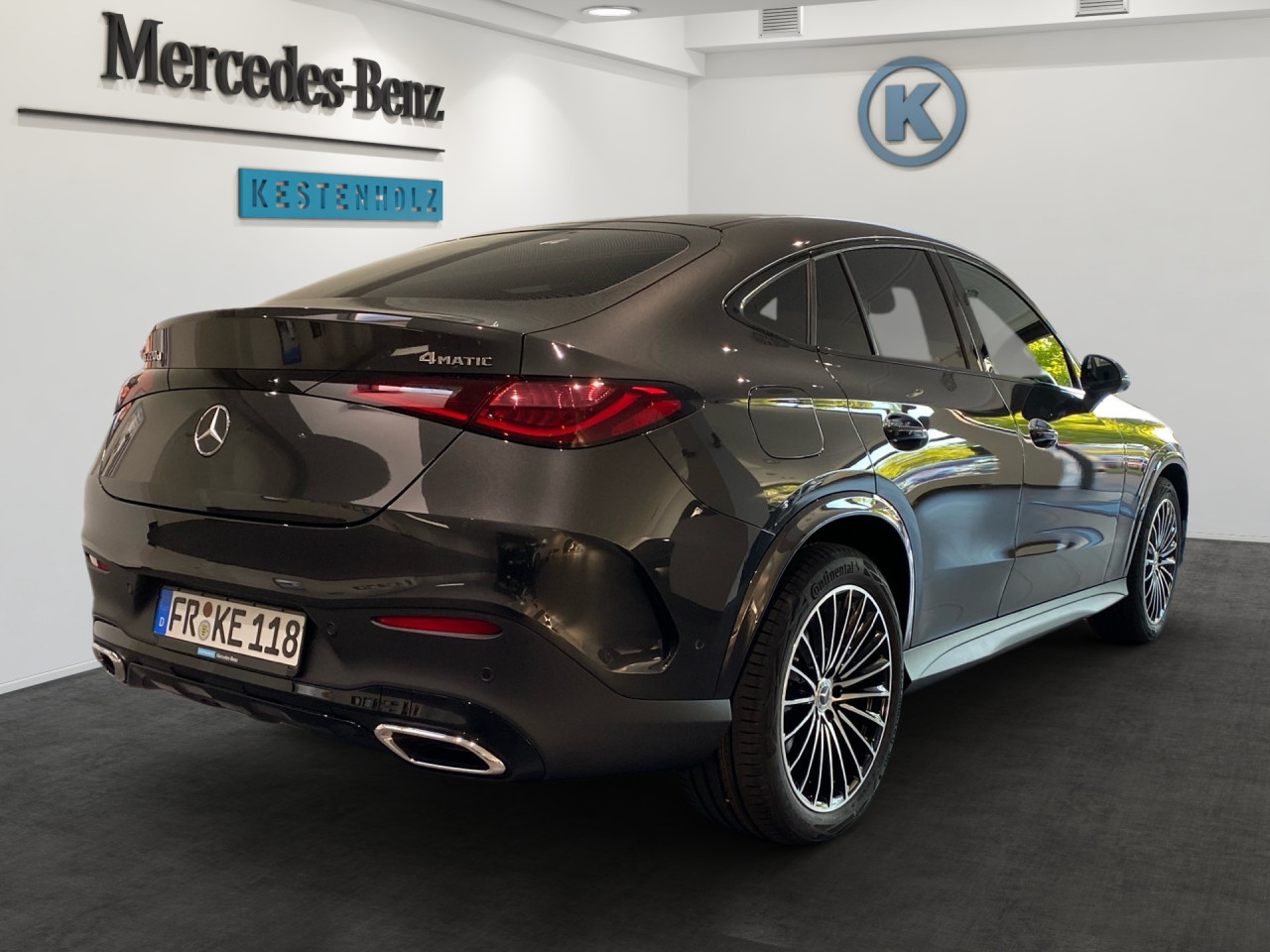 Getriebe: Automatikgetriebe 9 G-TRONIC, 9 G&auml;ngeAusstattungslinie: AMG Line Exterieur: Advanced Plus,  AMG Line InterieurAusstattungspakete: Winterpaket,  AMG Sportpaket,  Komfort Paket: Kofferraumkomfort-Paket,  Night-Paket,  Lichtpaket: Innenlichtpaket,  Ablagepaket,  Chrompaket,  SpiegelpaketAssistenzsysteme: Fernlichtassistent,  Aktiver Park-Assistent inkl. PARKTRONIC,  Surround-Kamerasystem: Park-Paket mit 360&deg;-Kamera,  DISTRONIC,  Berganfahrhilfe,  Spracheingabesystem,  M&uuml;digkeitserkennung,  Spurhalteassistent,  Bremsassistent,  COLLISION PREVENTION ASSIST,  ATTENTION ASSIST,  Verkehrszeichenerkennung,  GespannstabilisierungLicht und Sicht: Digital Light,  Tagfahrlicht,  Regensensor,  Automatisch abblendender Innenspiegel,  W&auml;rmeschutzverglasung,  Ambientebeleuchtung mehrfarbig,  LichtsensorAudio &amp; Kommunikation: MBUX,  Navigationssystem,  Radio,  Multi-Funktions-Display,  Digitaler Radioempfang DAB,  Soundsystem,  USB Anschluss,  Handyvorbereitung Bluetooth,  Android Auto u. Apple CarPlay,  Kabelloses Laden f&uuml;r Handys,  WLAN HotspotKomfort: Widescreen Cockpit,  Klimaautomatik,  Panorama-Schiebedach,  Fahrer-/Beifahrersitz elektrisch,  Memoryfunktion Fahrersitz,  Lordosenst&uuml;tze Fahrer/Beifahrer,  Sitzheizung Fahrer/Beifahrer,  Sportsitze,  Armauflage Fahrer/Beifahrer,  Servolenkung,  Lenks&auml;ule verstellbar,  Keyless-Start,  Start-Stopp System,  Zentralver. mit Fernbedienung,  Fensterheber elektrisch,  EASY-PACK Heckklappe,  DYNAMIC SELECT,  Getr&auml;nkehalter vornInterieur: Sitze Kunstleder Ledernachbildung ARTICO / Mikrofaser MICROCUT schwarz,  Innenfarbe schwarz,  Multifunktions-Sport-/Lederlenkrad,  Lenkradheizung,  Bordcomputer,  R&uuml;cksitze klappbar,  Laderaumabdeckung: Easy Pack,  Dekoreinlagen: H08 Zierelemente Holz Linde linestructure anthrazit offenporig,  Lenkrad-SchaltwippenExterieur: Anh&auml;ngerkupplung schwenkbar,  Sportfahrwerk,  Touchscreen Bedienung,  AMG Leichtmetallfelgen 20 Zoll,  Au&szlig;enspiegel elekt. anklappbar,  Reifenpannenset,  NotrufsystemAirbags: Mittelairbag vornSicherheit: i-Size Kindersitzbefestigung,  Fahrer- /Beifahrerairbag,  Seitenairbag vorn und hinten,  Knieairbag Fahrer,  Traktionskontrolle,  Elektr. Stabilit&auml;tsprogramm ESP,  Reifendruckkontrolle,  Diebstahlwarnanlage,  Wegfahrsperre,  Au&szlig;entemperatur Anzeige,  Antiblockiersystem ABS,  Bremsverschlei&szlig;anzeige,  Notbremsassistent,  Totwinkel-AssistentWeitere Ausstattung: Memory-Paket,  DB7 Edition AMG-Line,  PDB Advanced-Plus-Paket mit  Digitalen Extras,  P82 GUARD 360&deg; Fahrzeugschutz Plus mit Digitalen Extras,  321 FingerabdrucksensorSonstige Ma&szlig;e und Gewichte: Nutzlast: 545 kg,  zul&auml;ssiges Gesamtgewicht: 2.550 kg,  Radstand: 2.888 mm24 Monate Garantie ab Erstzulassung. Fahrzeug hat Haltedauer. Liefertermin in Abstimmung mit dem Verk&auml;ufer. Irrt&uuml;mer und &Auml;nderungen vorbehalten