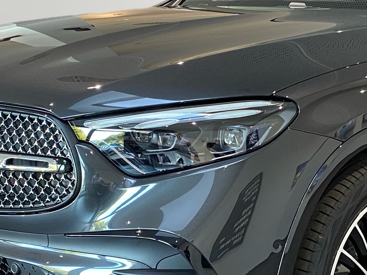 Getriebe: Automatikgetriebe 9 G-TRONIC, 9 G&auml;ngeAusstattungslinie: AMG Line Exterieur: Advanced Plus,  AMG Line InterieurAusstattungspakete: Winterpaket,  AMG Sportpaket,  Komfort Paket: Kofferraumkomfort-Paket,  Night-Paket,  Lichtpaket: Innenlichtpaket,  Ablagepaket,  Chrompaket,  SpiegelpaketAssistenzsysteme: Fernlichtassistent,  Aktiver Park-Assistent inkl. PARKTRONIC,  Surround-Kamerasystem: Park-Paket mit 360&deg;-Kamera,  DISTRONIC,  Berganfahrhilfe,  Spracheingabesystem,  M&uuml;digkeitserkennung,  Spurhalteassistent,  Bremsassistent,  COLLISION PREVENTION ASSIST,  ATTENTION ASSIST,  Verkehrszeichenerkennung,  GespannstabilisierungLicht und Sicht: Digital Light,  Tagfahrlicht,  Regensensor,  Automatisch abblendender Innenspiegel,  W&auml;rmeschutzverglasung,  Ambientebeleuchtung mehrfarbig,  LichtsensorAudio &amp; Kommunikation: MBUX,  Navigationssystem,  Radio,  Multi-Funktions-Display,  Digitaler Radioempfang DAB,  Soundsystem,  USB Anschluss,  Handyvorbereitung Bluetooth,  Android Auto u. Apple CarPlay,  Kabelloses Laden f&uuml;r Handys,  WLAN HotspotKomfort: Widescreen Cockpit,  Klimaautomatik,  Panorama-Schiebedach,  Fahrer-/Beifahrersitz elektrisch,  Memoryfunktion Fahrersitz,  Lordosenst&uuml;tze Fahrer/Beifahrer,  Sitzheizung Fahrer/Beifahrer,  Sportsitze,  Armauflage Fahrer/Beifahrer,  Servolenkung,  Lenks&auml;ule verstellbar,  Keyless-Start,  Start-Stopp System,  Zentralver. mit Fernbedienung,  Fensterheber elektrisch,  EASY-PACK Heckklappe,  DYNAMIC SELECT,  Getr&auml;nkehalter vornInterieur: Sitze Kunstleder Ledernachbildung ARTICO / Mikrofaser MICROCUT schwarz,  Innenfarbe schwarz,  Multifunktions-Sport-/Lederlenkrad,  Lenkradheizung,  Bordcomputer,  R&uuml;cksitze klappbar,  Laderaumabdeckung: Easy Pack,  Dekoreinlagen: H08 Zierelemente Holz Linde linestructure anthrazit offenporig,  Lenkrad-SchaltwippenExterieur: Anh&auml;ngerkupplung schwenkbar,  Sportfahrwerk,  Touchscreen Bedienung,  AMG Leichtmetallfelgen 20 Zoll,  Au&szlig;enspiegel elekt. anklappbar,  Reifenpannenset,  NotrufsystemAirbags: Mittelairbag vornSicherheit: i-Size Kindersitzbefestigung,  Fahrer- /Beifahrerairbag,  Seitenairbag vorn und hinten,  Knieairbag Fahrer,  Traktionskontrolle,  Elektr. Stabilit&auml;tsprogramm ESP,  Reifendruckkontrolle,  Diebstahlwarnanlage,  Wegfahrsperre,  Au&szlig;entemperatur Anzeige,  Antiblockiersystem ABS,  Bremsverschlei&szlig;anzeige,  Notbremsassistent,  Totwinkel-AssistentWeitere Ausstattung: Memory-Paket,  DB7 Edition AMG-Line,  PDB Advanced-Plus-Paket mit  Digitalen Extras,  P82 GUARD 360&deg; Fahrzeugschutz Plus mit Digitalen Extras,  321 FingerabdrucksensorSonstige Ma&szlig;e und Gewichte: Nutzlast: 545 kg,  zul&auml;ssiges Gesamtgewicht: 2.550 kg,  Radstand: 2.888 mm24 Monate Garantie ab Erstzulassung. Fahrzeug hat Haltedauer. Liefertermin in Abstimmung mit dem Verk&auml;ufer. Irrt&uuml;mer und &Auml;nderungen vorbehalten