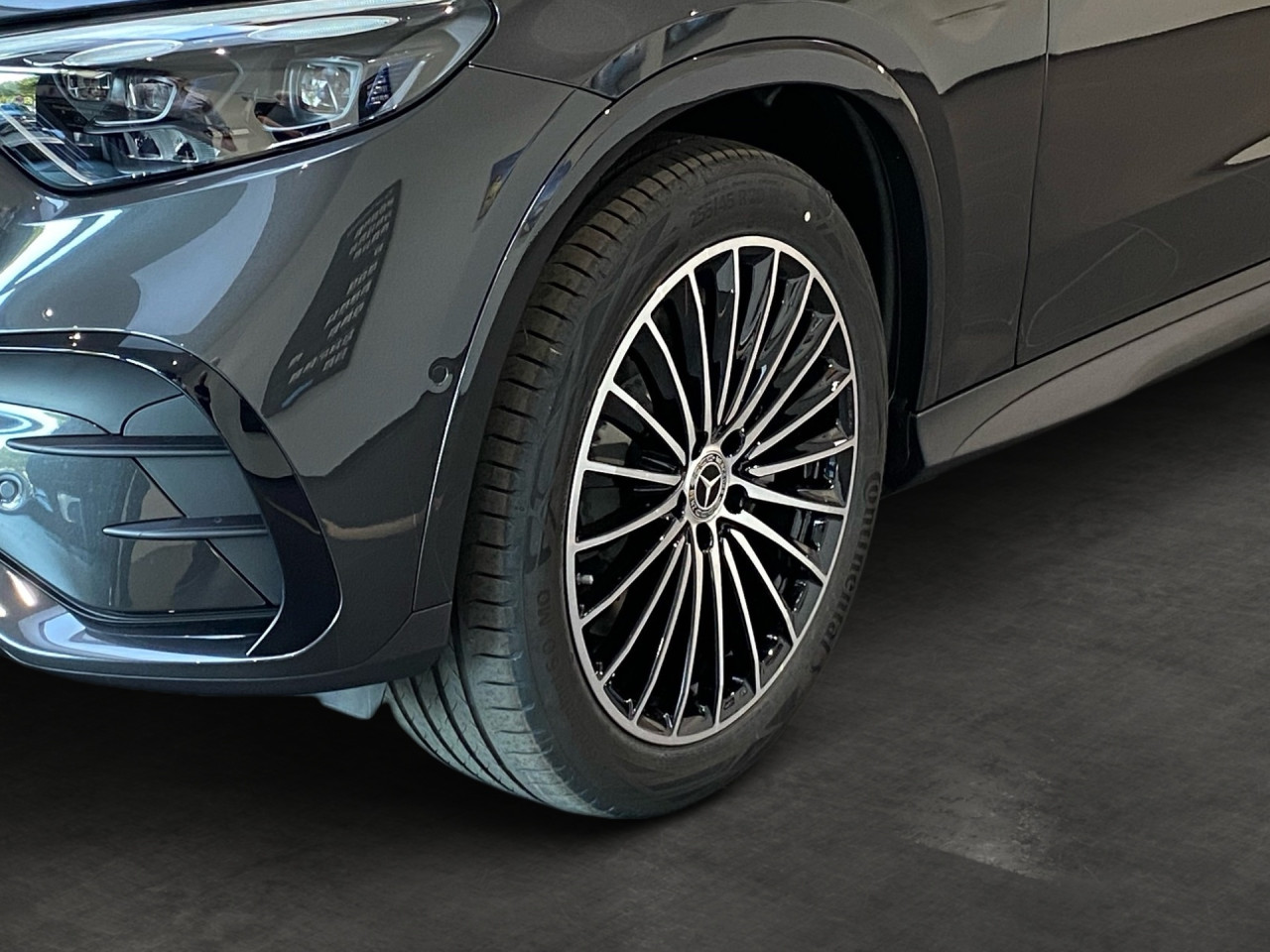 Getriebe: Automatikgetriebe 9 G-TRONIC, 9 G&auml;ngeAusstattungslinie: AMG Line Exterieur: Advanced Plus,  AMG Line InterieurAusstattungspakete: Winterpaket,  AMG Sportpaket,  Komfort Paket: Kofferraumkomfort-Paket,  Night-Paket,  Lichtpaket: Innenlichtpaket,  Ablagepaket,  Chrompaket,  SpiegelpaketAssistenzsysteme: Fernlichtassistent,  Aktiver Park-Assistent inkl. PARKTRONIC,  Surround-Kamerasystem: Park-Paket mit 360&deg;-Kamera,  DISTRONIC,  Berganfahrhilfe,  Spracheingabesystem,  M&uuml;digkeitserkennung,  Spurhalteassistent,  Bremsassistent,  COLLISION PREVENTION ASSIST,  ATTENTION ASSIST,  Verkehrszeichenerkennung,  GespannstabilisierungLicht und Sicht: Digital Light,  Tagfahrlicht,  Regensensor,  Automatisch abblendender Innenspiegel,  W&auml;rmeschutzverglasung,  Ambientebeleuchtung mehrfarbig,  LichtsensorAudio &amp; Kommunikation: MBUX,  Navigationssystem,  Radio,  Multi-Funktions-Display,  Digitaler Radioempfang DAB,  Soundsystem,  USB Anschluss,  Handyvorbereitung Bluetooth,  Android Auto u. Apple CarPlay,  Kabelloses Laden f&uuml;r Handys,  WLAN HotspotKomfort: Widescreen Cockpit,  Klimaautomatik,  Panorama-Schiebedach,  Fahrer-/Beifahrersitz elektrisch,  Memoryfunktion Fahrersitz,  Lordosenst&uuml;tze Fahrer/Beifahrer,  Sitzheizung Fahrer/Beifahrer,  Sportsitze,  Armauflage Fahrer/Beifahrer,  Servolenkung,  Lenks&auml;ule verstellbar,  Keyless-Start,  Start-Stopp System,  Zentralver. mit Fernbedienung,  Fensterheber elektrisch,  EASY-PACK Heckklappe,  DYNAMIC SELECT,  Getr&auml;nkehalter vornInterieur: Sitze Kunstleder Ledernachbildung ARTICO / Mikrofaser MICROCUT schwarz,  Innenfarbe schwarz,  Multifunktions-Sport-/Lederlenkrad,  Lenkradheizung,  Bordcomputer,  R&uuml;cksitze klappbar,  Laderaumabdeckung: Easy Pack,  Dekoreinlagen: H08 Zierelemente Holz Linde linestructure anthrazit offenporig,  Lenkrad-SchaltwippenExterieur: Anh&auml;ngerkupplung schwenkbar,  Sportfahrwerk,  Touchscreen Bedienung,  AMG Leichtmetallfelgen 20 Zoll,  Au&szlig;enspiegel elekt. anklappbar,  Reifenpannenset,  NotrufsystemAirbags: Mittelairbag vornSicherheit: i-Size Kindersitzbefestigung,  Fahrer- /Beifahrerairbag,  Seitenairbag vorn und hinten,  Knieairbag Fahrer,  Traktionskontrolle,  Elektr. Stabilit&auml;tsprogramm ESP,  Reifendruckkontrolle,  Diebstahlwarnanlage,  Wegfahrsperre,  Au&szlig;entemperatur Anzeige,  Antiblockiersystem ABS,  Bremsverschlei&szlig;anzeige,  Notbremsassistent,  Totwinkel-AssistentWeitere Ausstattung: Memory-Paket,  DB7 Edition AMG-Line,  PDB Advanced-Plus-Paket mit  Digitalen Extras,  P82 GUARD 360&deg; Fahrzeugschutz Plus mit Digitalen Extras,  321 FingerabdrucksensorSonstige Ma&szlig;e und Gewichte: Nutzlast: 545 kg,  zul&auml;ssiges Gesamtgewicht: 2.550 kg,  Radstand: 2.888 mm24 Monate Garantie ab Erstzulassung. Fahrzeug hat Haltedauer. Liefertermin in Abstimmung mit dem Verk&auml;ufer. Irrt&uuml;mer und &Auml;nderungen vorbehalten