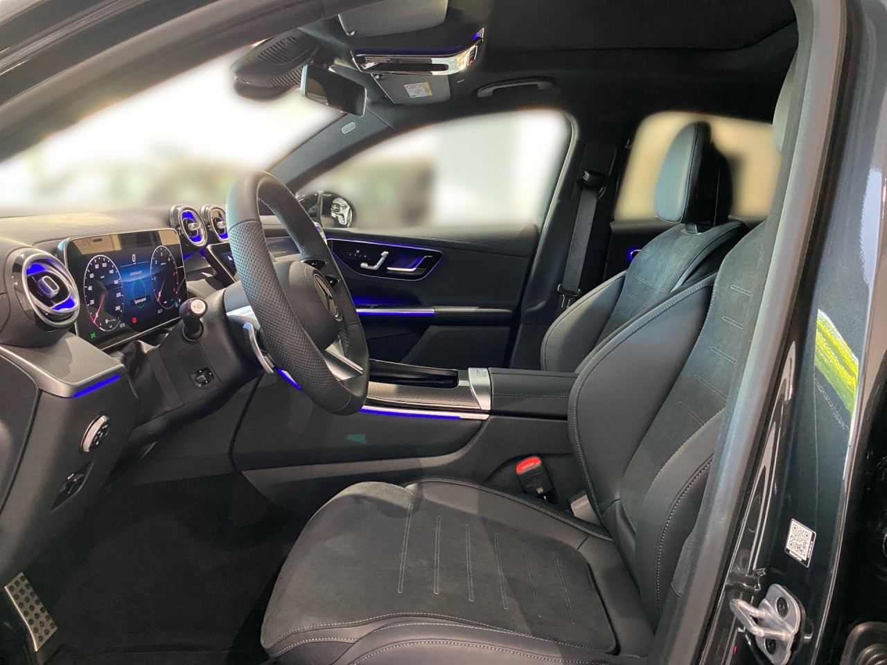 Getriebe: Automatikgetriebe 9 G-TRONIC, 9 G&auml;ngeAusstattungslinie: AMG Line Exterieur: Advanced Plus,  AMG Line InterieurAusstattungspakete: Winterpaket,  AMG Sportpaket,  Komfort Paket: Kofferraumkomfort-Paket,  Night-Paket,  Lichtpaket: Innenlichtpaket,  Ablagepaket,  Chrompaket,  SpiegelpaketAssistenzsysteme: Fernlichtassistent,  Aktiver Park-Assistent inkl. PARKTRONIC,  Surround-Kamerasystem: Park-Paket mit 360&deg;-Kamera,  DISTRONIC,  Berganfahrhilfe,  Spracheingabesystem,  M&uuml;digkeitserkennung,  Spurhalteassistent,  Bremsassistent,  COLLISION PREVENTION ASSIST,  ATTENTION ASSIST,  Verkehrszeichenerkennung,  GespannstabilisierungLicht und Sicht: Digital Light,  Tagfahrlicht,  Regensensor,  Automatisch abblendender Innenspiegel,  W&auml;rmeschutzverglasung,  Ambientebeleuchtung mehrfarbig,  LichtsensorAudio &amp; Kommunikation: MBUX,  Navigationssystem,  Radio,  Multi-Funktions-Display,  Digitaler Radioempfang DAB,  Soundsystem,  USB Anschluss,  Handyvorbereitung Bluetooth,  Android Auto u. Apple CarPlay,  Kabelloses Laden f&uuml;r Handys,  WLAN HotspotKomfort: Widescreen Cockpit,  Klimaautomatik,  Panorama-Schiebedach,  Fahrer-/Beifahrersitz elektrisch,  Memoryfunktion Fahrersitz,  Lordosenst&uuml;tze Fahrer/Beifahrer,  Sitzheizung Fahrer/Beifahrer,  Sportsitze,  Armauflage Fahrer/Beifahrer,  Servolenkung,  Lenks&auml;ule verstellbar,  Keyless-Start,  Start-Stopp System,  Zentralver. mit Fernbedienung,  Fensterheber elektrisch,  EASY-PACK Heckklappe,  DYNAMIC SELECT,  Getr&auml;nkehalter vornInterieur: Sitze Kunstleder Ledernachbildung ARTICO / Mikrofaser MICROCUT schwarz,  Innenfarbe schwarz,  Multifunktions-Sport-/Lederlenkrad,  Lenkradheizung,  Bordcomputer,  R&uuml;cksitze klappbar,  Laderaumabdeckung: Easy Pack,  Dekoreinlagen: H08 Zierelemente Holz Linde linestructure anthrazit offenporig,  Lenkrad-SchaltwippenExterieur: Anh&auml;ngerkupplung schwenkbar,  Sportfahrwerk,  Touchscreen Bedienung,  AMG Leichtmetallfelgen 20 Zoll,  Au&szlig;enspiegel elekt. anklappbar,  Reifenpannenset,  NotrufsystemAirbags: Mittelairbag vornSicherheit: i-Size Kindersitzbefestigung,  Fahrer- /Beifahrerairbag,  Seitenairbag vorn und hinten,  Knieairbag Fahrer,  Traktionskontrolle,  Elektr. Stabilit&auml;tsprogramm ESP,  Reifendruckkontrolle,  Diebstahlwarnanlage,  Wegfahrsperre,  Au&szlig;entemperatur Anzeige,  Antiblockiersystem ABS,  Bremsverschlei&szlig;anzeige,  Notbremsassistent,  Totwinkel-AssistentWeitere Ausstattung: Memory-Paket,  DB7 Edition AMG-Line,  PDB Advanced-Plus-Paket mit  Digitalen Extras,  P82 GUARD 360&deg; Fahrzeugschutz Plus mit Digitalen Extras,  321 FingerabdrucksensorSonstige Ma&szlig;e und Gewichte: Nutzlast: 545 kg,  zul&auml;ssiges Gesamtgewicht: 2.550 kg,  Radstand: 2.888 mm24 Monate Garantie ab Erstzulassung. Fahrzeug hat Haltedauer. Liefertermin in Abstimmung mit dem Verk&auml;ufer. Irrt&uuml;mer und &Auml;nderungen vorbehalten