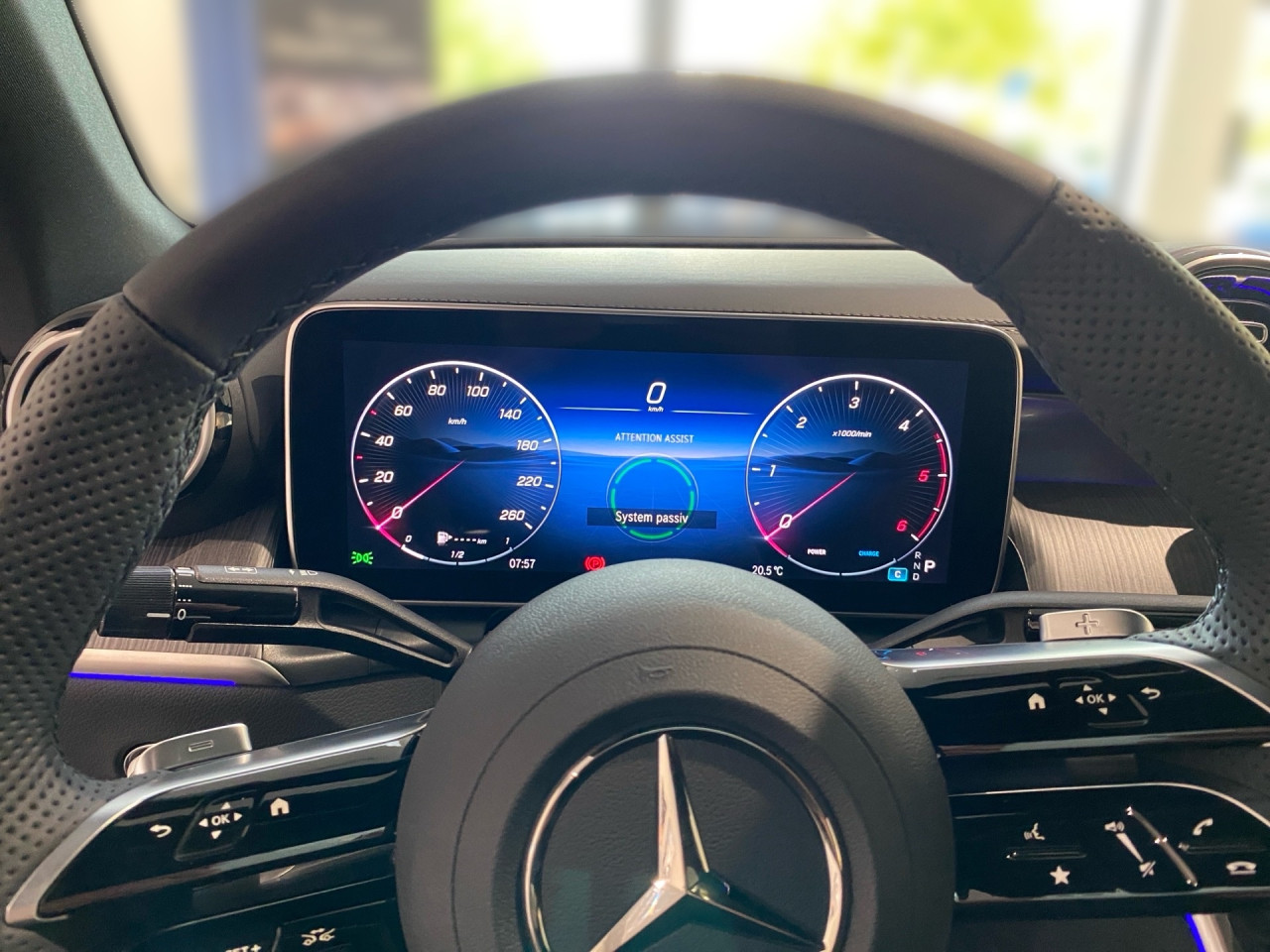 Getriebe: Automatikgetriebe 9 G-TRONIC, 9 G&auml;ngeAusstattungslinie: AMG Line Exterieur: Advanced Plus,  AMG Line InterieurAusstattungspakete: Winterpaket,  AMG Sportpaket,  Komfort Paket: Kofferraumkomfort-Paket,  Night-Paket,  Lichtpaket: Innenlichtpaket,  Ablagepaket,  Chrompaket,  SpiegelpaketAssistenzsysteme: Fernlichtassistent,  Aktiver Park-Assistent inkl. PARKTRONIC,  Surround-Kamerasystem: Park-Paket mit 360&deg;-Kamera,  DISTRONIC,  Berganfahrhilfe,  Spracheingabesystem,  M&uuml;digkeitserkennung,  Spurhalteassistent,  Bremsassistent,  COLLISION PREVENTION ASSIST,  ATTENTION ASSIST,  Verkehrszeichenerkennung,  GespannstabilisierungLicht und Sicht: Digital Light,  Tagfahrlicht,  Regensensor,  Automatisch abblendender Innenspiegel,  W&auml;rmeschutzverglasung,  Ambientebeleuchtung mehrfarbig,  LichtsensorAudio &amp; Kommunikation: MBUX,  Navigationssystem,  Radio,  Multi-Funktions-Display,  Digitaler Radioempfang DAB,  Soundsystem,  USB Anschluss,  Handyvorbereitung Bluetooth,  Android Auto u. Apple CarPlay,  Kabelloses Laden f&uuml;r Handys,  WLAN HotspotKomfort: Widescreen Cockpit,  Klimaautomatik,  Panorama-Schiebedach,  Fahrer-/Beifahrersitz elektrisch,  Memoryfunktion Fahrersitz,  Lordosenst&uuml;tze Fahrer/Beifahrer,  Sitzheizung Fahrer/Beifahrer,  Sportsitze,  Armauflage Fahrer/Beifahrer,  Servolenkung,  Lenks&auml;ule verstellbar,  Keyless-Start,  Start-Stopp System,  Zentralver. mit Fernbedienung,  Fensterheber elektrisch,  EASY-PACK Heckklappe,  DYNAMIC SELECT,  Getr&auml;nkehalter vornInterieur: Sitze Kunstleder Ledernachbildung ARTICO / Mikrofaser MICROCUT schwarz,  Innenfarbe schwarz,  Multifunktions-Sport-/Lederlenkrad,  Lenkradheizung,  Bordcomputer,  R&uuml;cksitze klappbar,  Laderaumabdeckung: Easy Pack,  Dekoreinlagen: H08 Zierelemente Holz Linde linestructure anthrazit offenporig,  Lenkrad-SchaltwippenExterieur: Anh&auml;ngerkupplung schwenkbar,  Sportfahrwerk,  Touchscreen Bedienung,  AMG Leichtmetallfelgen 20 Zoll,  Au&szlig;enspiegel elekt. anklappbar,  Reifenpannenset,  NotrufsystemAirbags: Mittelairbag vornSicherheit: i-Size Kindersitzbefestigung,  Fahrer- /Beifahrerairbag,  Seitenairbag vorn und hinten,  Knieairbag Fahrer,  Traktionskontrolle,  Elektr. Stabilit&auml;tsprogramm ESP,  Reifendruckkontrolle,  Diebstahlwarnanlage,  Wegfahrsperre,  Au&szlig;entemperatur Anzeige,  Antiblockiersystem ABS,  Bremsverschlei&szlig;anzeige,  Notbremsassistent,  Totwinkel-AssistentWeitere Ausstattung: Memory-Paket,  DB7 Edition AMG-Line,  PDB Advanced-Plus-Paket mit  Digitalen Extras,  P82 GUARD 360&deg; Fahrzeugschutz Plus mit Digitalen Extras,  321 FingerabdrucksensorSonstige Ma&szlig;e und Gewichte: Nutzlast: 545 kg,  zul&auml;ssiges Gesamtgewicht: 2.550 kg,  Radstand: 2.888 mm24 Monate Garantie ab Erstzulassung. Fahrzeug hat Haltedauer. Liefertermin in Abstimmung mit dem Verk&auml;ufer. Irrt&uuml;mer und &Auml;nderungen vorbehalten