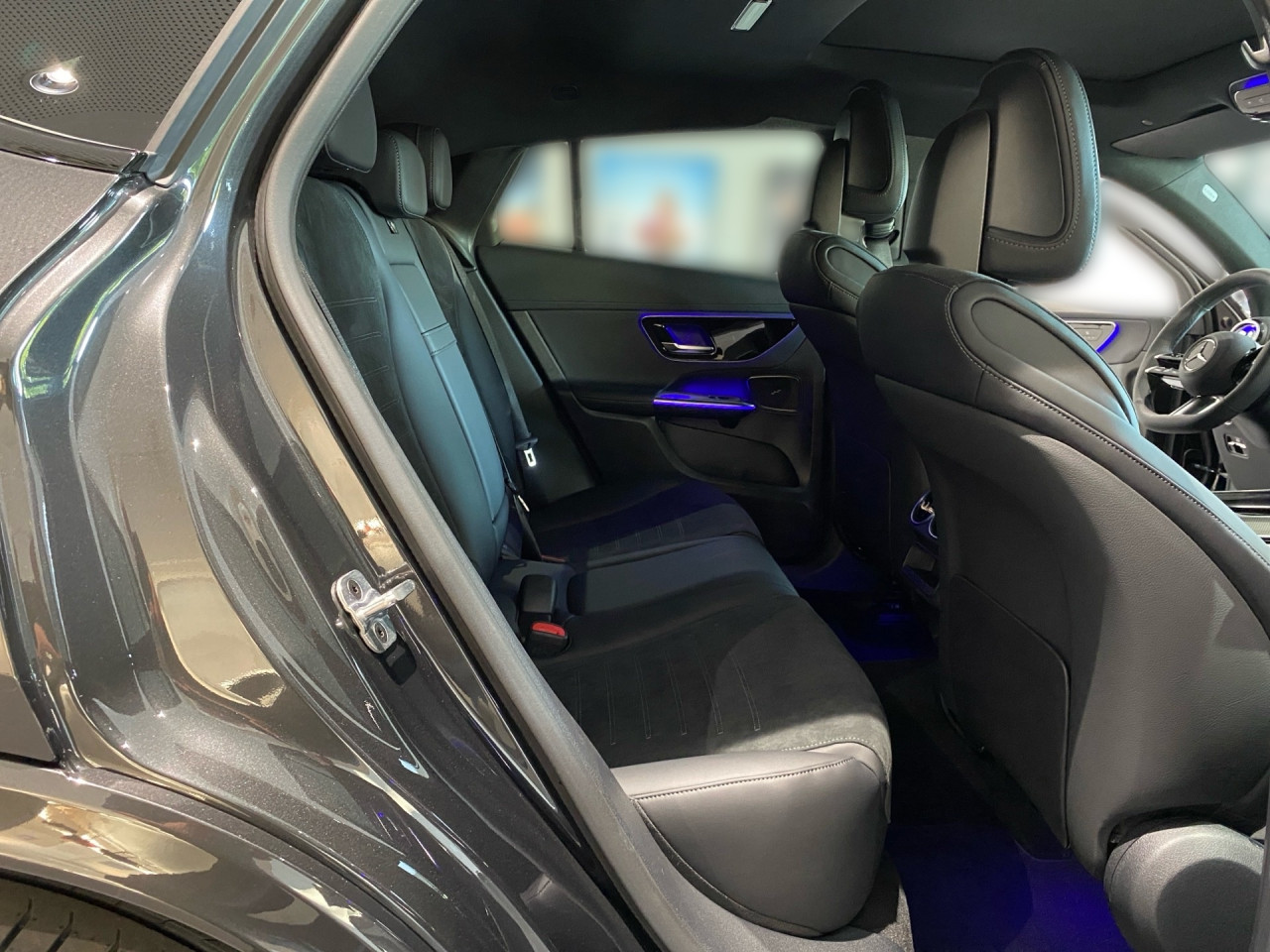 Getriebe: Automatikgetriebe 9 G-TRONIC, 9 G&auml;ngeAusstattungslinie: AMG Line Exterieur: Advanced Plus,  AMG Line InterieurAusstattungspakete: Winterpaket,  AMG Sportpaket,  Komfort Paket: Kofferraumkomfort-Paket,  Night-Paket,  Lichtpaket: Innenlichtpaket,  Ablagepaket,  Chrompaket,  SpiegelpaketAssistenzsysteme: Fernlichtassistent,  Aktiver Park-Assistent inkl. PARKTRONIC,  Surround-Kamerasystem: Park-Paket mit 360&deg;-Kamera,  DISTRONIC,  Berganfahrhilfe,  Spracheingabesystem,  M&uuml;digkeitserkennung,  Spurhalteassistent,  Bremsassistent,  COLLISION PREVENTION ASSIST,  ATTENTION ASSIST,  Verkehrszeichenerkennung,  GespannstabilisierungLicht und Sicht: Digital Light,  Tagfahrlicht,  Regensensor,  Automatisch abblendender Innenspiegel,  W&auml;rmeschutzverglasung,  Ambientebeleuchtung mehrfarbig,  LichtsensorAudio &amp; Kommunikation: MBUX,  Navigationssystem,  Radio,  Multi-Funktions-Display,  Digitaler Radioempfang DAB,  Soundsystem,  USB Anschluss,  Handyvorbereitung Bluetooth,  Android Auto u. Apple CarPlay,  Kabelloses Laden f&uuml;r Handys,  WLAN HotspotKomfort: Widescreen Cockpit,  Klimaautomatik,  Panorama-Schiebedach,  Fahrer-/Beifahrersitz elektrisch,  Memoryfunktion Fahrersitz,  Lordosenst&uuml;tze Fahrer/Beifahrer,  Sitzheizung Fahrer/Beifahrer,  Sportsitze,  Armauflage Fahrer/Beifahrer,  Servolenkung,  Lenks&auml;ule verstellbar,  Keyless-Start,  Start-Stopp System,  Zentralver. mit Fernbedienung,  Fensterheber elektrisch,  EASY-PACK Heckklappe,  DYNAMIC SELECT,  Getr&auml;nkehalter vornInterieur: Sitze Kunstleder Ledernachbildung ARTICO / Mikrofaser MICROCUT schwarz,  Innenfarbe schwarz,  Multifunktions-Sport-/Lederlenkrad,  Lenkradheizung,  Bordcomputer,  R&uuml;cksitze klappbar,  Laderaumabdeckung: Easy Pack,  Dekoreinlagen: H08 Zierelemente Holz Linde linestructure anthrazit offenporig,  Lenkrad-SchaltwippenExterieur: Anh&auml;ngerkupplung schwenkbar,  Sportfahrwerk,  Touchscreen Bedienung,  AMG Leichtmetallfelgen 20 Zoll,  Au&szlig;enspiegel elekt. anklappbar,  Reifenpannenset,  NotrufsystemAirbags: Mittelairbag vornSicherheit: i-Size Kindersitzbefestigung,  Fahrer- /Beifahrerairbag,  Seitenairbag vorn und hinten,  Knieairbag Fahrer,  Traktionskontrolle,  Elektr. Stabilit&auml;tsprogramm ESP,  Reifendruckkontrolle,  Diebstahlwarnanlage,  Wegfahrsperre,  Au&szlig;entemperatur Anzeige,  Antiblockiersystem ABS,  Bremsverschlei&szlig;anzeige,  Notbremsassistent,  Totwinkel-AssistentWeitere Ausstattung: Memory-Paket,  DB7 Edition AMG-Line,  PDB Advanced-Plus-Paket mit  Digitalen Extras,  P82 GUARD 360&deg; Fahrzeugschutz Plus mit Digitalen Extras,  321 FingerabdrucksensorSonstige Ma&szlig;e und Gewichte: Nutzlast: 545 kg,  zul&auml;ssiges Gesamtgewicht: 2.550 kg,  Radstand: 2.888 mm24 Monate Garantie ab Erstzulassung. Fahrzeug hat Haltedauer. Liefertermin in Abstimmung mit dem Verk&auml;ufer. Irrt&uuml;mer und &Auml;nderungen vorbehalten