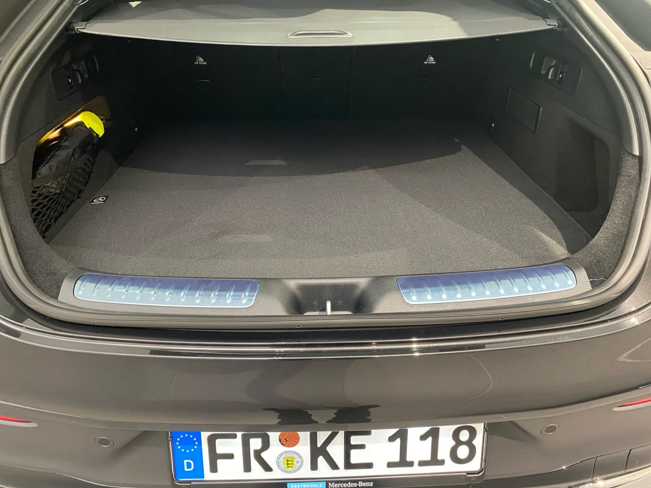 Getriebe: Automatikgetriebe 9 G-TRONIC, 9 G&auml;ngeAusstattungslinie: AMG Line Exterieur: Advanced Plus,  AMG Line InterieurAusstattungspakete: Winterpaket,  AMG Sportpaket,  Komfort Paket: Kofferraumkomfort-Paket,  Night-Paket,  Lichtpaket: Innenlichtpaket,  Ablagepaket,  Chrompaket,  SpiegelpaketAssistenzsysteme: Fernlichtassistent,  Aktiver Park-Assistent inkl. PARKTRONIC,  Surround-Kamerasystem: Park-Paket mit 360&deg;-Kamera,  DISTRONIC,  Berganfahrhilfe,  Spracheingabesystem,  M&uuml;digkeitserkennung,  Spurhalteassistent,  Bremsassistent,  COLLISION PREVENTION ASSIST,  ATTENTION ASSIST,  Verkehrszeichenerkennung,  GespannstabilisierungLicht und Sicht: Digital Light,  Tagfahrlicht,  Regensensor,  Automatisch abblendender Innenspiegel,  W&auml;rmeschutzverglasung,  Ambientebeleuchtung mehrfarbig,  LichtsensorAudio &amp; Kommunikation: MBUX,  Navigationssystem,  Radio,  Multi-Funktions-Display,  Digitaler Radioempfang DAB,  Soundsystem,  USB Anschluss,  Handyvorbereitung Bluetooth,  Android Auto u. Apple CarPlay,  Kabelloses Laden f&uuml;r Handys,  WLAN HotspotKomfort: Widescreen Cockpit,  Klimaautomatik,  Panorama-Schiebedach,  Fahrer-/Beifahrersitz elektrisch,  Memoryfunktion Fahrersitz,  Lordosenst&uuml;tze Fahrer/Beifahrer,  Sitzheizung Fahrer/Beifahrer,  Sportsitze,  Armauflage Fahrer/Beifahrer,  Servolenkung,  Lenks&auml;ule verstellbar,  Keyless-Start,  Start-Stopp System,  Zentralver. mit Fernbedienung,  Fensterheber elektrisch,  EASY-PACK Heckklappe,  DYNAMIC SELECT,  Getr&auml;nkehalter vornInterieur: Sitze Kunstleder Ledernachbildung ARTICO / Mikrofaser MICROCUT schwarz,  Innenfarbe schwarz,  Multifunktions-Sport-/Lederlenkrad,  Lenkradheizung,  Bordcomputer,  R&uuml;cksitze klappbar,  Laderaumabdeckung: Easy Pack,  Dekoreinlagen: H08 Zierelemente Holz Linde linestructure anthrazit offenporig,  Lenkrad-SchaltwippenExterieur: Anh&auml;ngerkupplung schwenkbar,  Sportfahrwerk,  Touchscreen Bedienung,  AMG Leichtmetallfelgen 20 Zoll,  Au&szlig;enspiegel elekt. anklappbar,  Reifenpannenset,  NotrufsystemAirbags: Mittelairbag vornSicherheit: i-Size Kindersitzbefestigung,  Fahrer- /Beifahrerairbag,  Seitenairbag vorn und hinten,  Knieairbag Fahrer,  Traktionskontrolle,  Elektr. Stabilit&auml;tsprogramm ESP,  Reifendruckkontrolle,  Diebstahlwarnanlage,  Wegfahrsperre,  Au&szlig;entemperatur Anzeige,  Antiblockiersystem ABS,  Bremsverschlei&szlig;anzeige,  Notbremsassistent,  Totwinkel-AssistentWeitere Ausstattung: Memory-Paket,  DB7 Edition AMG-Line,  PDB Advanced-Plus-Paket mit  Digitalen Extras,  P82 GUARD 360&deg; Fahrzeugschutz Plus mit Digitalen Extras,  321 FingerabdrucksensorSonstige Ma&szlig;e und Gewichte: Nutzlast: 545 kg,  zul&auml;ssiges Gesamtgewicht: 2.550 kg,  Radstand: 2.888 mm24 Monate Garantie ab Erstzulassung. Fahrzeug hat Haltedauer. Liefertermin in Abstimmung mit dem Verk&auml;ufer. Irrt&uuml;mer und &Auml;nderungen vorbehalten