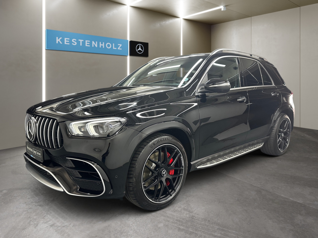 Getriebe: Automatikgetriebe 9 G-TRONIC, 9 G&auml;ngeAusstattungslinie: AMG Line ExterieurAusstattungspakete: Ausstattungspaket: Remote Services Plus, Memory-Paket,  Chrompaket,  Raucherpaket,  Spiegelpaket,  AMG Drivers PackageAssistenzsysteme: Head-up-Display HUD,  Fernlichtassistent,  Aktiver Park-Assistent inkl. PARKTRONIC: Park-Paket, Parkassistent mit Querfunktion,  R&uuml;ckfahrkamera,  Surround-Kamerasystem,  DISTRONIC PLUS,  Berganfahrhilfe,  Bergabfahrhilfe,  Spracheingabesystem,  M&uuml;digkeitserkennung,  Aktiver Lenk-Assistent,  Fahrerassistenzpaket Plus,  COLLISION PREVENTION ASSIST,  Verkehrszeichenerkennung m. Geschwindigkeitslimit-AssistentLicht und Sicht: Multibeam LED Scheinwerfer,  Tagfahrlicht,  Automatisch abblendende Innen- und Au&szlig;enspiegel,  W&auml;rmeschutzverglasung,  Ambientebeleuchtung,  Lichtsensor,  MAGIC VISION CONTROLAudio &amp; Kommunikation: MBUX,  Navigationssystem: MBUX Augmented Reality,  Radio,  Digitaler Radioempfang DAB,  Burmester Surround-Soundsystem,  USB Anschluss,  Handyvorbereitung: Multifunktions-Telefonie,  Android Auto u. Apple CarPlay,  WLAN HotspotKomfort: Widescreen Cockpit,  Klimaautomatik,  Panorama-Schiebedach,  Fahrer-/Beifahrersitz elektrisch,  Memoryfunktion Fahrersitz,  Sitzheizung Fahrer/Beifahrer,  Multikontursitze,  Armauflage Fahrer/Beifahrer,  Servolenkung,  Lenks&auml;ule verstellbar,  HANDS-FREE ACCESS,  Start-Stopp System,  Zentralverriegelung,  Fensterheber elektrisch,  EASY-PACK Heckklappe,  Sitzklimatisierung vornInterieur: Sitze Leder Leder Exklusiv Nappa AMG schwarz,  Innenfarbe schwarz,  Sportlederlenkrad: AMG Performance Lenkrad,  Bordcomputer,  Laderaumabdeckung,  Dekoreinlagen: Zierelemente Holz Eiche anthrazit offenporig,  Lenkrad-SchaltwippenExterieur: AIRMATIC DC,  Touchscreen Bedienung,  Differentialsperre hinten: AMG,  AMG Hochleistungs-Bremsanlage,  AMG Leichtmetallfelgen 22 Zoll,  Au&szlig;enspiegel elekt. anklappbar,  Soft Close T&uuml;ren,  Reifenpannenset,  AMG Performance-Abgasanlage,  Innovationspaket,  Notrufsystem,  Trittbretter,  StauassistentSicherheit: i-Size Kindersitzbefestigung,  Fahrer- /Beifahrerairbag,  Kopfairbag vorn,  Seitenairbag vorn,  Knieairbag Fahrer,  Traktionskontrolle,  Elektr. Stabilit&auml;tsprogramm ESP,  Reifendruckkontrolle,  Wegfahrsperre,  Au&szlig;entemperatur Anzeige,  Antiblockiersystem ABS,  Bremsverschlei&szlig;anzeige,  Proaktives Insassenschutzsystem: PRE-SAFE System,  NotbremsassistentWeitere Ausstattung: 567 Fondsitze elektrisch verstellbar,  K34 Streckenbasierte Geschwindigkeitsanpassung,  587 Umfeldbeleuchtung mit Projektion des Markenlogos,  256 AMG Track PaceSonstige Ma&szlig;e und Gewichte: Nutzlast: 700 kg,  zul&auml;ssiges Gesamtgewicht: 3.120 kg,  Kraftstofftank: 85l,  Radstand: 2.995 mmIrrt&uuml;mer und &Auml;nderungen vorbehalten