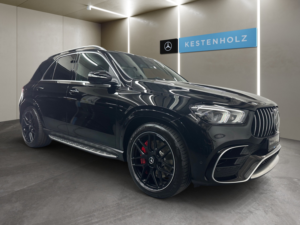 Getriebe: Automatikgetriebe 9 G-TRONIC, 9 G&auml;ngeAusstattungslinie: AMG Line ExterieurAusstattungspakete: Ausstattungspaket: Remote Services Plus, Memory-Paket,  Chrompaket,  Raucherpaket,  Spiegelpaket,  AMG Drivers PackageAssistenzsysteme: Head-up-Display HUD,  Fernlichtassistent,  Aktiver Park-Assistent inkl. PARKTRONIC: Park-Paket, Parkassistent mit Querfunktion,  R&uuml;ckfahrkamera,  Surround-Kamerasystem,  DISTRONIC PLUS,  Berganfahrhilfe,  Bergabfahrhilfe,  Spracheingabesystem,  M&uuml;digkeitserkennung,  Aktiver Lenk-Assistent,  Fahrerassistenzpaket Plus,  COLLISION PREVENTION ASSIST,  Verkehrszeichenerkennung m. Geschwindigkeitslimit-AssistentLicht und Sicht: Multibeam LED Scheinwerfer,  Tagfahrlicht,  Automatisch abblendende Innen- und Au&szlig;enspiegel,  W&auml;rmeschutzverglasung,  Ambientebeleuchtung,  Lichtsensor,  MAGIC VISION CONTROLAudio &amp; Kommunikation: MBUX,  Navigationssystem: MBUX Augmented Reality,  Radio,  Digitaler Radioempfang DAB,  Burmester Surround-Soundsystem,  USB Anschluss,  Handyvorbereitung: Multifunktions-Telefonie,  Android Auto u. Apple CarPlay,  WLAN HotspotKomfort: Widescreen Cockpit,  Klimaautomatik,  Panorama-Schiebedach,  Fahrer-/Beifahrersitz elektrisch,  Memoryfunktion Fahrersitz,  Sitzheizung Fahrer/Beifahrer,  Multikontursitze,  Armauflage Fahrer/Beifahrer,  Servolenkung,  Lenks&auml;ule verstellbar,  HANDS-FREE ACCESS,  Start-Stopp System,  Zentralverriegelung,  Fensterheber elektrisch,  EASY-PACK Heckklappe,  Sitzklimatisierung vornInterieur: Sitze Leder Leder Exklusiv Nappa AMG schwarz,  Innenfarbe schwarz,  Sportlederlenkrad: AMG Performance Lenkrad,  Bordcomputer,  Laderaumabdeckung,  Dekoreinlagen: Zierelemente Holz Eiche anthrazit offenporig,  Lenkrad-SchaltwippenExterieur: AIRMATIC DC,  Touchscreen Bedienung,  Differentialsperre hinten: AMG,  AMG Hochleistungs-Bremsanlage,  AMG Leichtmetallfelgen 22 Zoll,  Au&szlig;enspiegel elekt. anklappbar,  Soft Close T&uuml;ren,  Reifenpannenset,  AMG Performance-Abgasanlage,  Innovationspaket,  Notrufsystem,  Trittbretter,  StauassistentSicherheit: i-Size Kindersitzbefestigung,  Fahrer- /Beifahrerairbag,  Kopfairbag vorn,  Seitenairbag vorn,  Knieairbag Fahrer,  Traktionskontrolle,  Elektr. Stabilit&auml;tsprogramm ESP,  Reifendruckkontrolle,  Wegfahrsperre,  Au&szlig;entemperatur Anzeige,  Antiblockiersystem ABS,  Bremsverschlei&szlig;anzeige,  Proaktives Insassenschutzsystem: PRE-SAFE System,  NotbremsassistentWeitere Ausstattung: 567 Fondsitze elektrisch verstellbar,  K34 Streckenbasierte Geschwindigkeitsanpassung,  587 Umfeldbeleuchtung mit Projektion des Markenlogos,  256 AMG Track PaceSonstige Ma&szlig;e und Gewichte: Nutzlast: 700 kg,  zul&auml;ssiges Gesamtgewicht: 3.120 kg,  Kraftstofftank: 85l,  Radstand: 2.995 mmIrrt&uuml;mer und &Auml;nderungen vorbehalten
