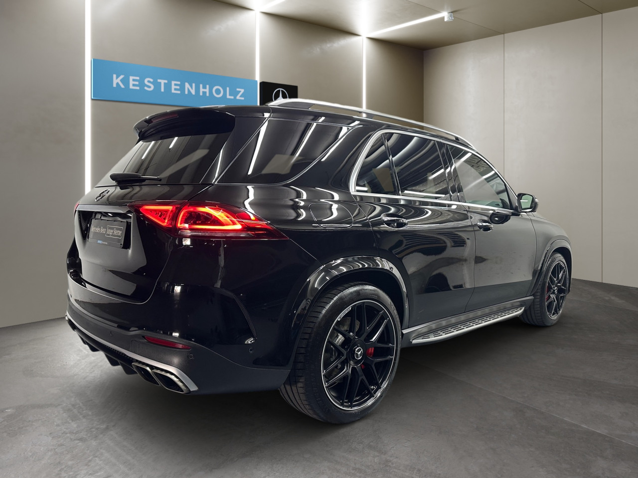 Getriebe: Automatikgetriebe 9 G-TRONIC, 9 G&auml;ngeAusstattungslinie: AMG Line ExterieurAusstattungspakete: Ausstattungspaket: Remote Services Plus, Memory-Paket,  Chrompaket,  Raucherpaket,  Spiegelpaket,  AMG Drivers PackageAssistenzsysteme: Head-up-Display HUD,  Fernlichtassistent,  Aktiver Park-Assistent inkl. PARKTRONIC: Park-Paket, Parkassistent mit Querfunktion,  R&uuml;ckfahrkamera,  Surround-Kamerasystem,  DISTRONIC PLUS,  Berganfahrhilfe,  Bergabfahrhilfe,  Spracheingabesystem,  M&uuml;digkeitserkennung,  Aktiver Lenk-Assistent,  Fahrerassistenzpaket Plus,  COLLISION PREVENTION ASSIST,  Verkehrszeichenerkennung m. Geschwindigkeitslimit-AssistentLicht und Sicht: Multibeam LED Scheinwerfer,  Tagfahrlicht,  Automatisch abblendende Innen- und Au&szlig;enspiegel,  W&auml;rmeschutzverglasung,  Ambientebeleuchtung,  Lichtsensor,  MAGIC VISION CONTROLAudio &amp; Kommunikation: MBUX,  Navigationssystem: MBUX Augmented Reality,  Radio,  Digitaler Radioempfang DAB,  Burmester Surround-Soundsystem,  USB Anschluss,  Handyvorbereitung: Multifunktions-Telefonie,  Android Auto u. Apple CarPlay,  WLAN HotspotKomfort: Widescreen Cockpit,  Klimaautomatik,  Panorama-Schiebedach,  Fahrer-/Beifahrersitz elektrisch,  Memoryfunktion Fahrersitz,  Sitzheizung Fahrer/Beifahrer,  Multikontursitze,  Armauflage Fahrer/Beifahrer,  Servolenkung,  Lenks&auml;ule verstellbar,  HANDS-FREE ACCESS,  Start-Stopp System,  Zentralverriegelung,  Fensterheber elektrisch,  EASY-PACK Heckklappe,  Sitzklimatisierung vornInterieur: Sitze Leder Leder Exklusiv Nappa AMG schwarz,  Innenfarbe schwarz,  Sportlederlenkrad: AMG Performance Lenkrad,  Bordcomputer,  Laderaumabdeckung,  Dekoreinlagen: Zierelemente Holz Eiche anthrazit offenporig,  Lenkrad-SchaltwippenExterieur: AIRMATIC DC,  Touchscreen Bedienung,  Differentialsperre hinten: AMG,  AMG Hochleistungs-Bremsanlage,  AMG Leichtmetallfelgen 22 Zoll,  Au&szlig;enspiegel elekt. anklappbar,  Soft Close T&uuml;ren,  Reifenpannenset,  AMG Performance-Abgasanlage,  Innovationspaket,  Notrufsystem,  Trittbretter,  StauassistentSicherheit: i-Size Kindersitzbefestigung,  Fahrer- /Beifahrerairbag,  Kopfairbag vorn,  Seitenairbag vorn,  Knieairbag Fahrer,  Traktionskontrolle,  Elektr. Stabilit&auml;tsprogramm ESP,  Reifendruckkontrolle,  Wegfahrsperre,  Au&szlig;entemperatur Anzeige,  Antiblockiersystem ABS,  Bremsverschlei&szlig;anzeige,  Proaktives Insassenschutzsystem: PRE-SAFE System,  NotbremsassistentWeitere Ausstattung: 567 Fondsitze elektrisch verstellbar,  K34 Streckenbasierte Geschwindigkeitsanpassung,  587 Umfeldbeleuchtung mit Projektion des Markenlogos,  256 AMG Track PaceSonstige Ma&szlig;e und Gewichte: Nutzlast: 700 kg,  zul&auml;ssiges Gesamtgewicht: 3.120 kg,  Kraftstofftank: 85l,  Radstand: 2.995 mmIrrt&uuml;mer und &Auml;nderungen vorbehalten