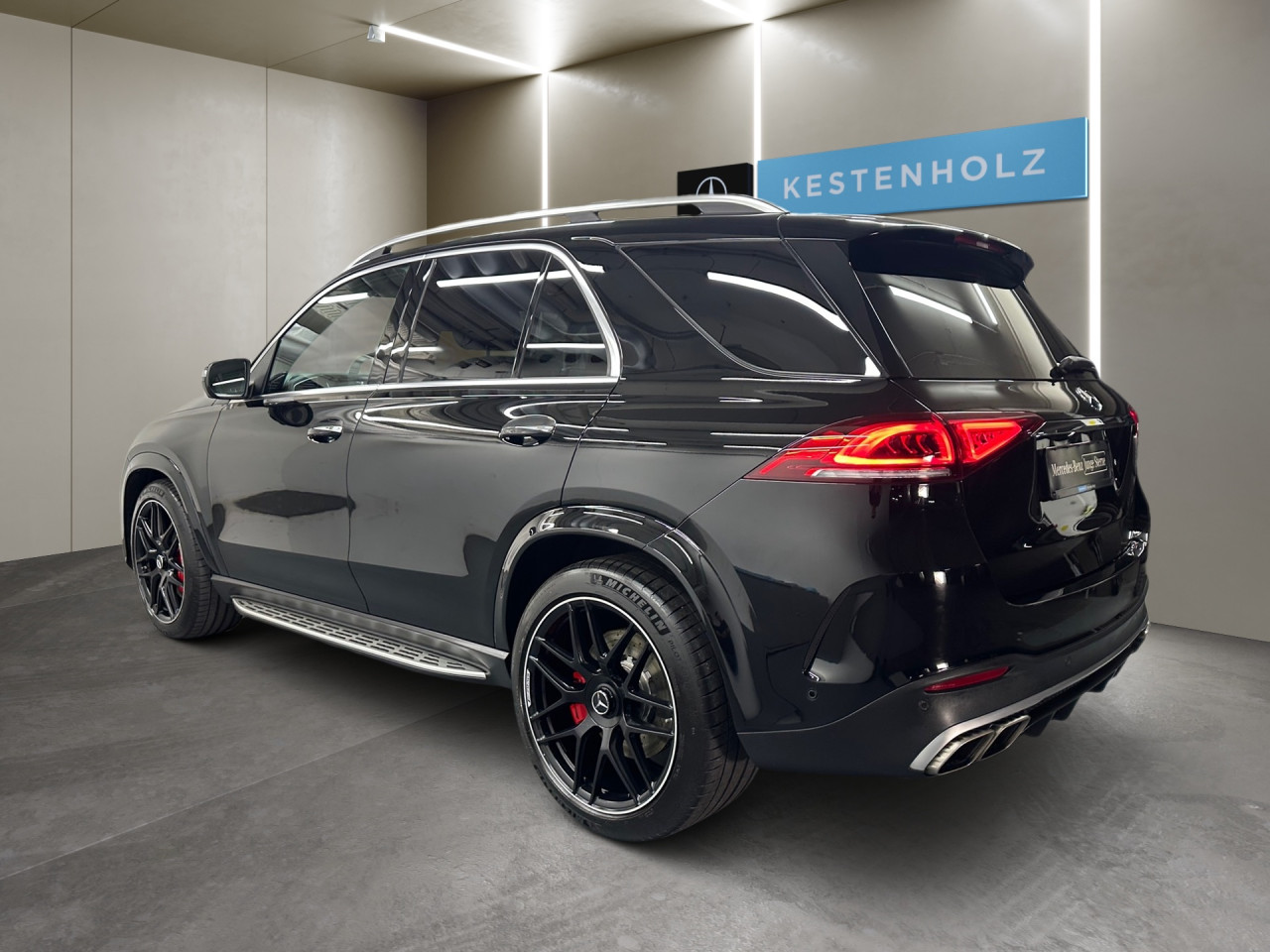 Getriebe: Automatikgetriebe 9 G-TRONIC, 9 G&auml;ngeAusstattungslinie: AMG Line ExterieurAusstattungspakete: Ausstattungspaket: Remote Services Plus, Memory-Paket,  Chrompaket,  Raucherpaket,  Spiegelpaket,  AMG Drivers PackageAssistenzsysteme: Head-up-Display HUD,  Fernlichtassistent,  Aktiver Park-Assistent inkl. PARKTRONIC: Park-Paket, Parkassistent mit Querfunktion,  R&uuml;ckfahrkamera,  Surround-Kamerasystem,  DISTRONIC PLUS,  Berganfahrhilfe,  Bergabfahrhilfe,  Spracheingabesystem,  M&uuml;digkeitserkennung,  Aktiver Lenk-Assistent,  Fahrerassistenzpaket Plus,  COLLISION PREVENTION ASSIST,  Verkehrszeichenerkennung m. Geschwindigkeitslimit-AssistentLicht und Sicht: Multibeam LED Scheinwerfer,  Tagfahrlicht,  Automatisch abblendende Innen- und Au&szlig;enspiegel,  W&auml;rmeschutzverglasung,  Ambientebeleuchtung,  Lichtsensor,  MAGIC VISION CONTROLAudio &amp; Kommunikation: MBUX,  Navigationssystem: MBUX Augmented Reality,  Radio,  Digitaler Radioempfang DAB,  Burmester Surround-Soundsystem,  USB Anschluss,  Handyvorbereitung: Multifunktions-Telefonie,  Android Auto u. Apple CarPlay,  WLAN HotspotKomfort: Widescreen Cockpit,  Klimaautomatik,  Panorama-Schiebedach,  Fahrer-/Beifahrersitz elektrisch,  Memoryfunktion Fahrersitz,  Sitzheizung Fahrer/Beifahrer,  Multikontursitze,  Armauflage Fahrer/Beifahrer,  Servolenkung,  Lenks&auml;ule verstellbar,  HANDS-FREE ACCESS,  Start-Stopp System,  Zentralverriegelung,  Fensterheber elektrisch,  EASY-PACK Heckklappe,  Sitzklimatisierung vornInterieur: Sitze Leder Leder Exklusiv Nappa AMG schwarz,  Innenfarbe schwarz,  Sportlederlenkrad: AMG Performance Lenkrad,  Bordcomputer,  Laderaumabdeckung,  Dekoreinlagen: Zierelemente Holz Eiche anthrazit offenporig,  Lenkrad-SchaltwippenExterieur: AIRMATIC DC,  Touchscreen Bedienung,  Differentialsperre hinten: AMG,  AMG Hochleistungs-Bremsanlage,  AMG Leichtmetallfelgen 22 Zoll,  Au&szlig;enspiegel elekt. anklappbar,  Soft Close T&uuml;ren,  Reifenpannenset,  AMG Performance-Abgasanlage,  Innovationspaket,  Notrufsystem,  Trittbretter,  StauassistentSicherheit: i-Size Kindersitzbefestigung,  Fahrer- /Beifahrerairbag,  Kopfairbag vorn,  Seitenairbag vorn,  Knieairbag Fahrer,  Traktionskontrolle,  Elektr. Stabilit&auml;tsprogramm ESP,  Reifendruckkontrolle,  Wegfahrsperre,  Au&szlig;entemperatur Anzeige,  Antiblockiersystem ABS,  Bremsverschlei&szlig;anzeige,  Proaktives Insassenschutzsystem: PRE-SAFE System,  NotbremsassistentWeitere Ausstattung: 567 Fondsitze elektrisch verstellbar,  K34 Streckenbasierte Geschwindigkeitsanpassung,  587 Umfeldbeleuchtung mit Projektion des Markenlogos,  256 AMG Track PaceSonstige Ma&szlig;e und Gewichte: Nutzlast: 700 kg,  zul&auml;ssiges Gesamtgewicht: 3.120 kg,  Kraftstofftank: 85l,  Radstand: 2.995 mmIrrt&uuml;mer und &Auml;nderungen vorbehalten