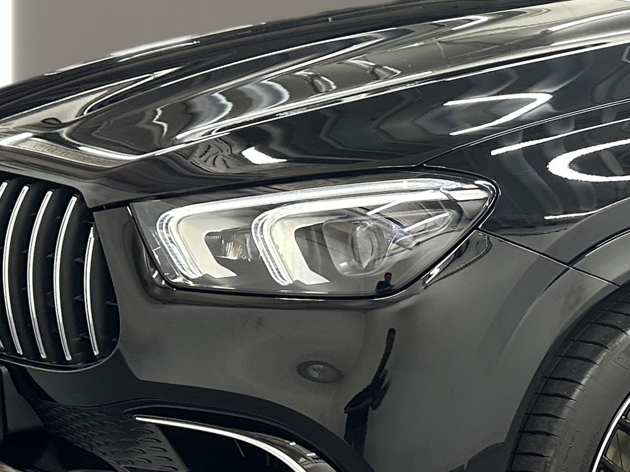 Getriebe: Automatikgetriebe 9 G-TRONIC, 9 G&auml;ngeAusstattungslinie: AMG Line ExterieurAusstattungspakete: Ausstattungspaket: Remote Services Plus, Memory-Paket,  Chrompaket,  Raucherpaket,  Spiegelpaket,  AMG Drivers PackageAssistenzsysteme: Head-up-Display HUD,  Fernlichtassistent,  Aktiver Park-Assistent inkl. PARKTRONIC: Park-Paket, Parkassistent mit Querfunktion,  R&uuml;ckfahrkamera,  Surround-Kamerasystem,  DISTRONIC PLUS,  Berganfahrhilfe,  Bergabfahrhilfe,  Spracheingabesystem,  M&uuml;digkeitserkennung,  Aktiver Lenk-Assistent,  Fahrerassistenzpaket Plus,  COLLISION PREVENTION ASSIST,  Verkehrszeichenerkennung m. Geschwindigkeitslimit-AssistentLicht und Sicht: Multibeam LED Scheinwerfer,  Tagfahrlicht,  Automatisch abblendende Innen- und Au&szlig;enspiegel,  W&auml;rmeschutzverglasung,  Ambientebeleuchtung,  Lichtsensor,  MAGIC VISION CONTROLAudio &amp; Kommunikation: MBUX,  Navigationssystem: MBUX Augmented Reality,  Radio,  Digitaler Radioempfang DAB,  Burmester Surround-Soundsystem,  USB Anschluss,  Handyvorbereitung: Multifunktions-Telefonie,  Android Auto u. Apple CarPlay,  WLAN HotspotKomfort: Widescreen Cockpit,  Klimaautomatik,  Panorama-Schiebedach,  Fahrer-/Beifahrersitz elektrisch,  Memoryfunktion Fahrersitz,  Sitzheizung Fahrer/Beifahrer,  Multikontursitze,  Armauflage Fahrer/Beifahrer,  Servolenkung,  Lenks&auml;ule verstellbar,  HANDS-FREE ACCESS,  Start-Stopp System,  Zentralverriegelung,  Fensterheber elektrisch,  EASY-PACK Heckklappe,  Sitzklimatisierung vornInterieur: Sitze Leder Leder Exklusiv Nappa AMG schwarz,  Innenfarbe schwarz,  Sportlederlenkrad: AMG Performance Lenkrad,  Bordcomputer,  Laderaumabdeckung,  Dekoreinlagen: Zierelemente Holz Eiche anthrazit offenporig,  Lenkrad-SchaltwippenExterieur: AIRMATIC DC,  Touchscreen Bedienung,  Differentialsperre hinten: AMG,  AMG Hochleistungs-Bremsanlage,  AMG Leichtmetallfelgen 22 Zoll,  Au&szlig;enspiegel elekt. anklappbar,  Soft Close T&uuml;ren,  Reifenpannenset,  AMG Performance-Abgasanlage,  Innovationspaket,  Notrufsystem,  Trittbretter,  StauassistentSicherheit: i-Size Kindersitzbefestigung,  Fahrer- /Beifahrerairbag,  Kopfairbag vorn,  Seitenairbag vorn,  Knieairbag Fahrer,  Traktionskontrolle,  Elektr. Stabilit&auml;tsprogramm ESP,  Reifendruckkontrolle,  Wegfahrsperre,  Au&szlig;entemperatur Anzeige,  Antiblockiersystem ABS,  Bremsverschlei&szlig;anzeige,  Proaktives Insassenschutzsystem: PRE-SAFE System,  NotbremsassistentWeitere Ausstattung: 567 Fondsitze elektrisch verstellbar,  K34 Streckenbasierte Geschwindigkeitsanpassung,  587 Umfeldbeleuchtung mit Projektion des Markenlogos,  256 AMG Track PaceSonstige Ma&szlig;e und Gewichte: Nutzlast: 700 kg,  zul&auml;ssiges Gesamtgewicht: 3.120 kg,  Kraftstofftank: 85l,  Radstand: 2.995 mmIrrt&uuml;mer und &Auml;nderungen vorbehalten