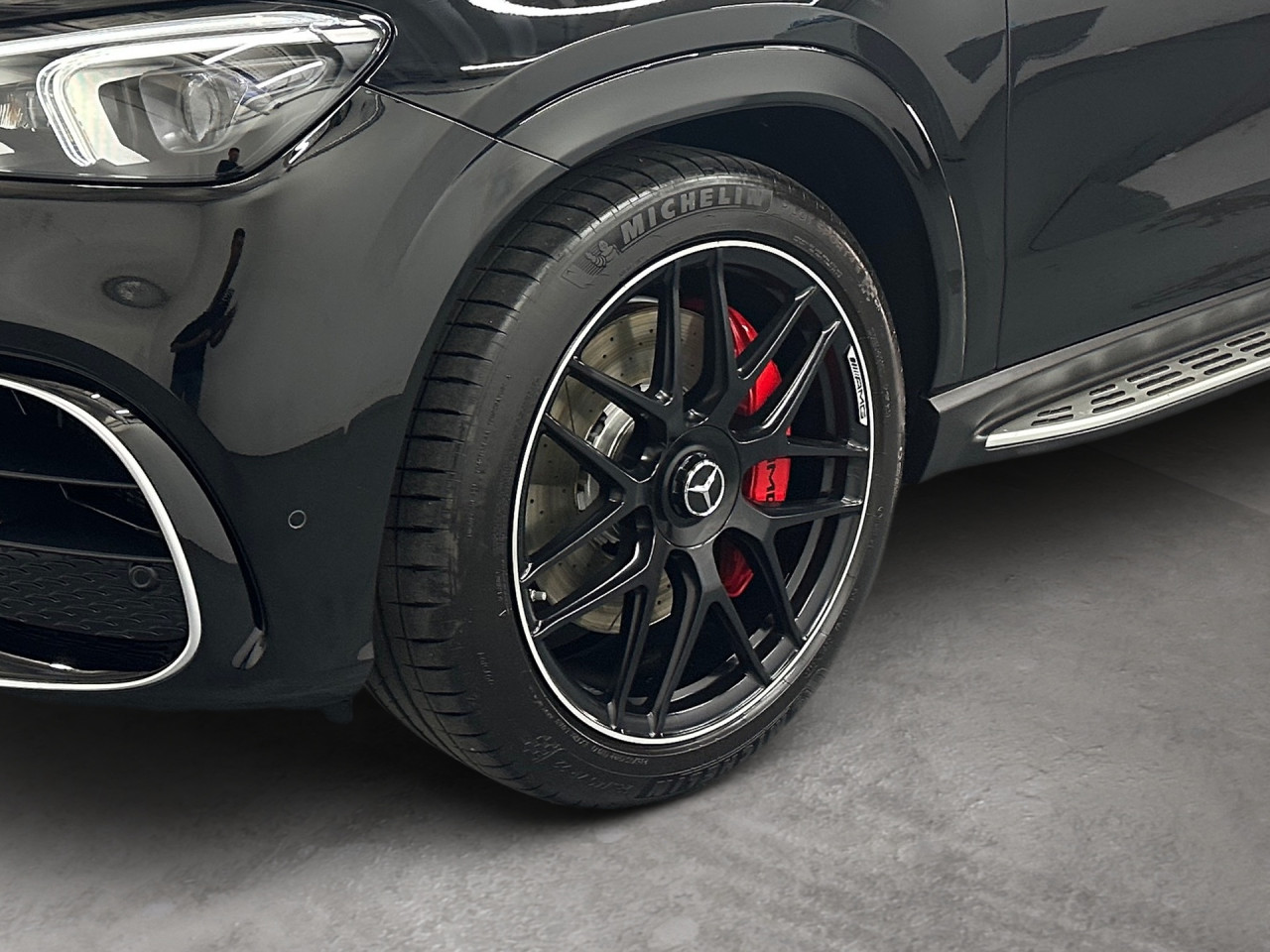 Getriebe: Automatikgetriebe 9 G-TRONIC, 9 G&auml;ngeAusstattungslinie: AMG Line ExterieurAusstattungspakete: Ausstattungspaket: Remote Services Plus, Memory-Paket,  Chrompaket,  Raucherpaket,  Spiegelpaket,  AMG Drivers PackageAssistenzsysteme: Head-up-Display HUD,  Fernlichtassistent,  Aktiver Park-Assistent inkl. PARKTRONIC: Park-Paket, Parkassistent mit Querfunktion,  R&uuml;ckfahrkamera,  Surround-Kamerasystem,  DISTRONIC PLUS,  Berganfahrhilfe,  Bergabfahrhilfe,  Spracheingabesystem,  M&uuml;digkeitserkennung,  Aktiver Lenk-Assistent,  Fahrerassistenzpaket Plus,  COLLISION PREVENTION ASSIST,  Verkehrszeichenerkennung m. Geschwindigkeitslimit-AssistentLicht und Sicht: Multibeam LED Scheinwerfer,  Tagfahrlicht,  Automatisch abblendende Innen- und Au&szlig;enspiegel,  W&auml;rmeschutzverglasung,  Ambientebeleuchtung,  Lichtsensor,  MAGIC VISION CONTROLAudio &amp; Kommunikation: MBUX,  Navigationssystem: MBUX Augmented Reality,  Radio,  Digitaler Radioempfang DAB,  Burmester Surround-Soundsystem,  USB Anschluss,  Handyvorbereitung: Multifunktions-Telefonie,  Android Auto u. Apple CarPlay,  WLAN HotspotKomfort: Widescreen Cockpit,  Klimaautomatik,  Panorama-Schiebedach,  Fahrer-/Beifahrersitz elektrisch,  Memoryfunktion Fahrersitz,  Sitzheizung Fahrer/Beifahrer,  Multikontursitze,  Armauflage Fahrer/Beifahrer,  Servolenkung,  Lenks&auml;ule verstellbar,  HANDS-FREE ACCESS,  Start-Stopp System,  Zentralverriegelung,  Fensterheber elektrisch,  EASY-PACK Heckklappe,  Sitzklimatisierung vornInterieur: Sitze Leder Leder Exklusiv Nappa AMG schwarz,  Innenfarbe schwarz,  Sportlederlenkrad: AMG Performance Lenkrad,  Bordcomputer,  Laderaumabdeckung,  Dekoreinlagen: Zierelemente Holz Eiche anthrazit offenporig,  Lenkrad-SchaltwippenExterieur: AIRMATIC DC,  Touchscreen Bedienung,  Differentialsperre hinten: AMG,  AMG Hochleistungs-Bremsanlage,  AMG Leichtmetallfelgen 22 Zoll,  Au&szlig;enspiegel elekt. anklappbar,  Soft Close T&uuml;ren,  Reifenpannenset,  AMG Performance-Abgasanlage,  Innovationspaket,  Notrufsystem,  Trittbretter,  StauassistentSicherheit: i-Size Kindersitzbefestigung,  Fahrer- /Beifahrerairbag,  Kopfairbag vorn,  Seitenairbag vorn,  Knieairbag Fahrer,  Traktionskontrolle,  Elektr. Stabilit&auml;tsprogramm ESP,  Reifendruckkontrolle,  Wegfahrsperre,  Au&szlig;entemperatur Anzeige,  Antiblockiersystem ABS,  Bremsverschlei&szlig;anzeige,  Proaktives Insassenschutzsystem: PRE-SAFE System,  NotbremsassistentWeitere Ausstattung: 567 Fondsitze elektrisch verstellbar,  K34 Streckenbasierte Geschwindigkeitsanpassung,  587 Umfeldbeleuchtung mit Projektion des Markenlogos,  256 AMG Track PaceSonstige Ma&szlig;e und Gewichte: Nutzlast: 700 kg,  zul&auml;ssiges Gesamtgewicht: 3.120 kg,  Kraftstofftank: 85l,  Radstand: 2.995 mmIrrt&uuml;mer und &Auml;nderungen vorbehalten