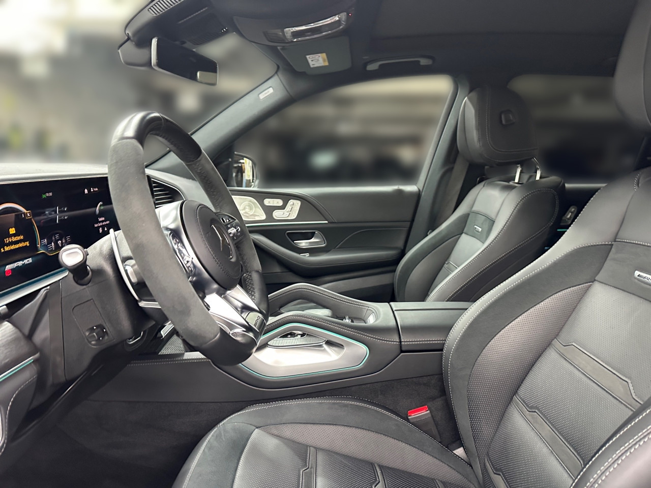 Getriebe: Automatikgetriebe 9 G-TRONIC, 9 G&auml;ngeAusstattungslinie: AMG Line ExterieurAusstattungspakete: Ausstattungspaket: Remote Services Plus, Memory-Paket,  Chrompaket,  Raucherpaket,  Spiegelpaket,  AMG Drivers PackageAssistenzsysteme: Head-up-Display HUD,  Fernlichtassistent,  Aktiver Park-Assistent inkl. PARKTRONIC: Park-Paket, Parkassistent mit Querfunktion,  R&uuml;ckfahrkamera,  Surround-Kamerasystem,  DISTRONIC PLUS,  Berganfahrhilfe,  Bergabfahrhilfe,  Spracheingabesystem,  M&uuml;digkeitserkennung,  Aktiver Lenk-Assistent,  Fahrerassistenzpaket Plus,  COLLISION PREVENTION ASSIST,  Verkehrszeichenerkennung m. Geschwindigkeitslimit-AssistentLicht und Sicht: Multibeam LED Scheinwerfer,  Tagfahrlicht,  Automatisch abblendende Innen- und Au&szlig;enspiegel,  W&auml;rmeschutzverglasung,  Ambientebeleuchtung,  Lichtsensor,  MAGIC VISION CONTROLAudio &amp; Kommunikation: MBUX,  Navigationssystem: MBUX Augmented Reality,  Radio,  Digitaler Radioempfang DAB,  Burmester Surround-Soundsystem,  USB Anschluss,  Handyvorbereitung: Multifunktions-Telefonie,  Android Auto u. Apple CarPlay,  WLAN HotspotKomfort: Widescreen Cockpit,  Klimaautomatik,  Panorama-Schiebedach,  Fahrer-/Beifahrersitz elektrisch,  Memoryfunktion Fahrersitz,  Sitzheizung Fahrer/Beifahrer,  Multikontursitze,  Armauflage Fahrer/Beifahrer,  Servolenkung,  Lenks&auml;ule verstellbar,  HANDS-FREE ACCESS,  Start-Stopp System,  Zentralverriegelung,  Fensterheber elektrisch,  EASY-PACK Heckklappe,  Sitzklimatisierung vornInterieur: Sitze Leder Leder Exklusiv Nappa AMG schwarz,  Innenfarbe schwarz,  Sportlederlenkrad: AMG Performance Lenkrad,  Bordcomputer,  Laderaumabdeckung,  Dekoreinlagen: Zierelemente Holz Eiche anthrazit offenporig,  Lenkrad-SchaltwippenExterieur: AIRMATIC DC,  Touchscreen Bedienung,  Differentialsperre hinten: AMG,  AMG Hochleistungs-Bremsanlage,  AMG Leichtmetallfelgen 22 Zoll,  Au&szlig;enspiegel elekt. anklappbar,  Soft Close T&uuml;ren,  Reifenpannenset,  AMG Performance-Abgasanlage,  Innovationspaket,  Notrufsystem,  Trittbretter,  StauassistentSicherheit: i-Size Kindersitzbefestigung,  Fahrer- /Beifahrerairbag,  Kopfairbag vorn,  Seitenairbag vorn,  Knieairbag Fahrer,  Traktionskontrolle,  Elektr. Stabilit&auml;tsprogramm ESP,  Reifendruckkontrolle,  Wegfahrsperre,  Au&szlig;entemperatur Anzeige,  Antiblockiersystem ABS,  Bremsverschlei&szlig;anzeige,  Proaktives Insassenschutzsystem: PRE-SAFE System,  NotbremsassistentWeitere Ausstattung: 567 Fondsitze elektrisch verstellbar,  K34 Streckenbasierte Geschwindigkeitsanpassung,  587 Umfeldbeleuchtung mit Projektion des Markenlogos,  256 AMG Track PaceSonstige Ma&szlig;e und Gewichte: Nutzlast: 700 kg,  zul&auml;ssiges Gesamtgewicht: 3.120 kg,  Kraftstofftank: 85l,  Radstand: 2.995 mmIrrt&uuml;mer und &Auml;nderungen vorbehalten