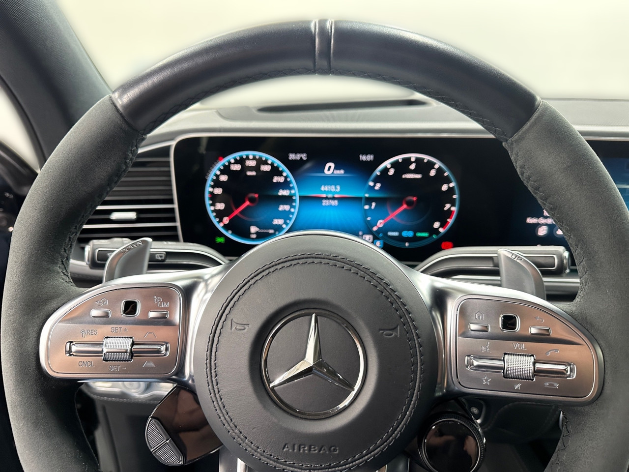 Getriebe: Automatikgetriebe 9 G-TRONIC, 9 G&auml;ngeAusstattungslinie: AMG Line ExterieurAusstattungspakete: Ausstattungspaket: Remote Services Plus, Memory-Paket,  Chrompaket,  Raucherpaket,  Spiegelpaket,  AMG Drivers PackageAssistenzsysteme: Head-up-Display HUD,  Fernlichtassistent,  Aktiver Park-Assistent inkl. PARKTRONIC: Park-Paket, Parkassistent mit Querfunktion,  R&uuml;ckfahrkamera,  Surround-Kamerasystem,  DISTRONIC PLUS,  Berganfahrhilfe,  Bergabfahrhilfe,  Spracheingabesystem,  M&uuml;digkeitserkennung,  Aktiver Lenk-Assistent,  Fahrerassistenzpaket Plus,  COLLISION PREVENTION ASSIST,  Verkehrszeichenerkennung m. Geschwindigkeitslimit-AssistentLicht und Sicht: Multibeam LED Scheinwerfer,  Tagfahrlicht,  Automatisch abblendende Innen- und Au&szlig;enspiegel,  W&auml;rmeschutzverglasung,  Ambientebeleuchtung,  Lichtsensor,  MAGIC VISION CONTROLAudio &amp; Kommunikation: MBUX,  Navigationssystem: MBUX Augmented Reality,  Radio,  Digitaler Radioempfang DAB,  Burmester Surround-Soundsystem,  USB Anschluss,  Handyvorbereitung: Multifunktions-Telefonie,  Android Auto u. Apple CarPlay,  WLAN HotspotKomfort: Widescreen Cockpit,  Klimaautomatik,  Panorama-Schiebedach,  Fahrer-/Beifahrersitz elektrisch,  Memoryfunktion Fahrersitz,  Sitzheizung Fahrer/Beifahrer,  Multikontursitze,  Armauflage Fahrer/Beifahrer,  Servolenkung,  Lenks&auml;ule verstellbar,  HANDS-FREE ACCESS,  Start-Stopp System,  Zentralverriegelung,  Fensterheber elektrisch,  EASY-PACK Heckklappe,  Sitzklimatisierung vornInterieur: Sitze Leder Leder Exklusiv Nappa AMG schwarz,  Innenfarbe schwarz,  Sportlederlenkrad: AMG Performance Lenkrad,  Bordcomputer,  Laderaumabdeckung,  Dekoreinlagen: Zierelemente Holz Eiche anthrazit offenporig,  Lenkrad-SchaltwippenExterieur: AIRMATIC DC,  Touchscreen Bedienung,  Differentialsperre hinten: AMG,  AMG Hochleistungs-Bremsanlage,  AMG Leichtmetallfelgen 22 Zoll,  Au&szlig;enspiegel elekt. anklappbar,  Soft Close T&uuml;ren,  Reifenpannenset,  AMG Performance-Abgasanlage,  Innovationspaket,  Notrufsystem,  Trittbretter,  StauassistentSicherheit: i-Size Kindersitzbefestigung,  Fahrer- /Beifahrerairbag,  Kopfairbag vorn,  Seitenairbag vorn,  Knieairbag Fahrer,  Traktionskontrolle,  Elektr. Stabilit&auml;tsprogramm ESP,  Reifendruckkontrolle,  Wegfahrsperre,  Au&szlig;entemperatur Anzeige,  Antiblockiersystem ABS,  Bremsverschlei&szlig;anzeige,  Proaktives Insassenschutzsystem: PRE-SAFE System,  NotbremsassistentWeitere Ausstattung: 567 Fondsitze elektrisch verstellbar,  K34 Streckenbasierte Geschwindigkeitsanpassung,  587 Umfeldbeleuchtung mit Projektion des Markenlogos,  256 AMG Track PaceSonstige Ma&szlig;e und Gewichte: Nutzlast: 700 kg,  zul&auml;ssiges Gesamtgewicht: 3.120 kg,  Kraftstofftank: 85l,  Radstand: 2.995 mmIrrt&uuml;mer und &Auml;nderungen vorbehalten