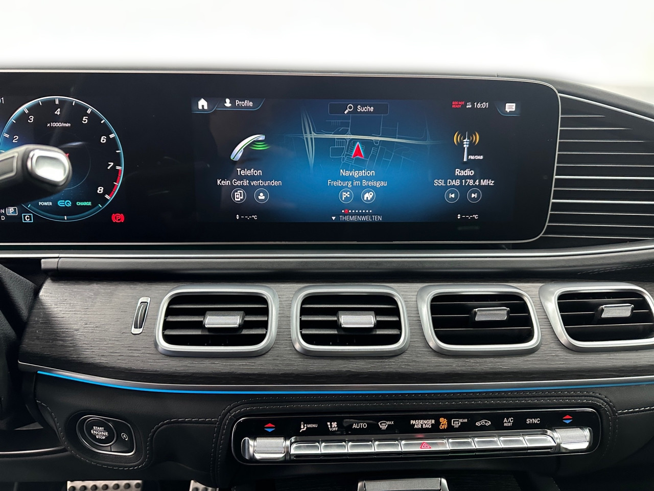 Getriebe: Automatikgetriebe 9 G-TRONIC, 9 G&auml;ngeAusstattungslinie: AMG Line ExterieurAusstattungspakete: Ausstattungspaket: Remote Services Plus, Memory-Paket,  Chrompaket,  Raucherpaket,  Spiegelpaket,  AMG Drivers PackageAssistenzsysteme: Head-up-Display HUD,  Fernlichtassistent,  Aktiver Park-Assistent inkl. PARKTRONIC: Park-Paket, Parkassistent mit Querfunktion,  R&uuml;ckfahrkamera,  Surround-Kamerasystem,  DISTRONIC PLUS,  Berganfahrhilfe,  Bergabfahrhilfe,  Spracheingabesystem,  M&uuml;digkeitserkennung,  Aktiver Lenk-Assistent,  Fahrerassistenzpaket Plus,  COLLISION PREVENTION ASSIST,  Verkehrszeichenerkennung m. Geschwindigkeitslimit-AssistentLicht und Sicht: Multibeam LED Scheinwerfer,  Tagfahrlicht,  Automatisch abblendende Innen- und Au&szlig;enspiegel,  W&auml;rmeschutzverglasung,  Ambientebeleuchtung,  Lichtsensor,  MAGIC VISION CONTROLAudio &amp; Kommunikation: MBUX,  Navigationssystem: MBUX Augmented Reality,  Radio,  Digitaler Radioempfang DAB,  Burmester Surround-Soundsystem,  USB Anschluss,  Handyvorbereitung: Multifunktions-Telefonie,  Android Auto u. Apple CarPlay,  WLAN HotspotKomfort: Widescreen Cockpit,  Klimaautomatik,  Panorama-Schiebedach,  Fahrer-/Beifahrersitz elektrisch,  Memoryfunktion Fahrersitz,  Sitzheizung Fahrer/Beifahrer,  Multikontursitze,  Armauflage Fahrer/Beifahrer,  Servolenkung,  Lenks&auml;ule verstellbar,  HANDS-FREE ACCESS,  Start-Stopp System,  Zentralverriegelung,  Fensterheber elektrisch,  EASY-PACK Heckklappe,  Sitzklimatisierung vornInterieur: Sitze Leder Leder Exklusiv Nappa AMG schwarz,  Innenfarbe schwarz,  Sportlederlenkrad: AMG Performance Lenkrad,  Bordcomputer,  Laderaumabdeckung,  Dekoreinlagen: Zierelemente Holz Eiche anthrazit offenporig,  Lenkrad-SchaltwippenExterieur: AIRMATIC DC,  Touchscreen Bedienung,  Differentialsperre hinten: AMG,  AMG Hochleistungs-Bremsanlage,  AMG Leichtmetallfelgen 22 Zoll,  Au&szlig;enspiegel elekt. anklappbar,  Soft Close T&uuml;ren,  Reifenpannenset,  AMG Performance-Abgasanlage,  Innovationspaket,  Notrufsystem,  Trittbretter,  StauassistentSicherheit: i-Size Kindersitzbefestigung,  Fahrer- /Beifahrerairbag,  Kopfairbag vorn,  Seitenairbag vorn,  Knieairbag Fahrer,  Traktionskontrolle,  Elektr. Stabilit&auml;tsprogramm ESP,  Reifendruckkontrolle,  Wegfahrsperre,  Au&szlig;entemperatur Anzeige,  Antiblockiersystem ABS,  Bremsverschlei&szlig;anzeige,  Proaktives Insassenschutzsystem: PRE-SAFE System,  NotbremsassistentWeitere Ausstattung: 567 Fondsitze elektrisch verstellbar,  K34 Streckenbasierte Geschwindigkeitsanpassung,  587 Umfeldbeleuchtung mit Projektion des Markenlogos,  256 AMG Track PaceSonstige Ma&szlig;e und Gewichte: Nutzlast: 700 kg,  zul&auml;ssiges Gesamtgewicht: 3.120 kg,  Kraftstofftank: 85l,  Radstand: 2.995 mmIrrt&uuml;mer und &Auml;nderungen vorbehalten