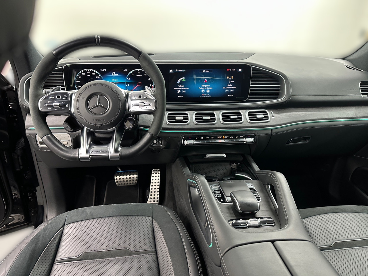 Getriebe: Automatikgetriebe 9 G-TRONIC, 9 G&auml;ngeAusstattungslinie: AMG Line ExterieurAusstattungspakete: Ausstattungspaket: Remote Services Plus, Memory-Paket,  Chrompaket,  Raucherpaket,  Spiegelpaket,  AMG Drivers PackageAssistenzsysteme: Head-up-Display HUD,  Fernlichtassistent,  Aktiver Park-Assistent inkl. PARKTRONIC: Park-Paket, Parkassistent mit Querfunktion,  R&uuml;ckfahrkamera,  Surround-Kamerasystem,  DISTRONIC PLUS,  Berganfahrhilfe,  Bergabfahrhilfe,  Spracheingabesystem,  M&uuml;digkeitserkennung,  Aktiver Lenk-Assistent,  Fahrerassistenzpaket Plus,  COLLISION PREVENTION ASSIST,  Verkehrszeichenerkennung m. Geschwindigkeitslimit-AssistentLicht und Sicht: Multibeam LED Scheinwerfer,  Tagfahrlicht,  Automatisch abblendende Innen- und Au&szlig;enspiegel,  W&auml;rmeschutzverglasung,  Ambientebeleuchtung,  Lichtsensor,  MAGIC VISION CONTROLAudio &amp; Kommunikation: MBUX,  Navigationssystem: MBUX Augmented Reality,  Radio,  Digitaler Radioempfang DAB,  Burmester Surround-Soundsystem,  USB Anschluss,  Handyvorbereitung: Multifunktions-Telefonie,  Android Auto u. Apple CarPlay,  WLAN HotspotKomfort: Widescreen Cockpit,  Klimaautomatik,  Panorama-Schiebedach,  Fahrer-/Beifahrersitz elektrisch,  Memoryfunktion Fahrersitz,  Sitzheizung Fahrer/Beifahrer,  Multikontursitze,  Armauflage Fahrer/Beifahrer,  Servolenkung,  Lenks&auml;ule verstellbar,  HANDS-FREE ACCESS,  Start-Stopp System,  Zentralverriegelung,  Fensterheber elektrisch,  EASY-PACK Heckklappe,  Sitzklimatisierung vornInterieur: Sitze Leder Leder Exklusiv Nappa AMG schwarz,  Innenfarbe schwarz,  Sportlederlenkrad: AMG Performance Lenkrad,  Bordcomputer,  Laderaumabdeckung,  Dekoreinlagen: Zierelemente Holz Eiche anthrazit offenporig,  Lenkrad-SchaltwippenExterieur: AIRMATIC DC,  Touchscreen Bedienung,  Differentialsperre hinten: AMG,  AMG Hochleistungs-Bremsanlage,  AMG Leichtmetallfelgen 22 Zoll,  Au&szlig;enspiegel elekt. anklappbar,  Soft Close T&uuml;ren,  Reifenpannenset,  AMG Performance-Abgasanlage,  Innovationspaket,  Notrufsystem,  Trittbretter,  StauassistentSicherheit: i-Size Kindersitzbefestigung,  Fahrer- /Beifahrerairbag,  Kopfairbag vorn,  Seitenairbag vorn,  Knieairbag Fahrer,  Traktionskontrolle,  Elektr. Stabilit&auml;tsprogramm ESP,  Reifendruckkontrolle,  Wegfahrsperre,  Au&szlig;entemperatur Anzeige,  Antiblockiersystem ABS,  Bremsverschlei&szlig;anzeige,  Proaktives Insassenschutzsystem: PRE-SAFE System,  NotbremsassistentWeitere Ausstattung: 567 Fondsitze elektrisch verstellbar,  K34 Streckenbasierte Geschwindigkeitsanpassung,  587 Umfeldbeleuchtung mit Projektion des Markenlogos,  256 AMG Track PaceSonstige Ma&szlig;e und Gewichte: Nutzlast: 700 kg,  zul&auml;ssiges Gesamtgewicht: 3.120 kg,  Kraftstofftank: 85l,  Radstand: 2.995 mmIrrt&uuml;mer und &Auml;nderungen vorbehalten