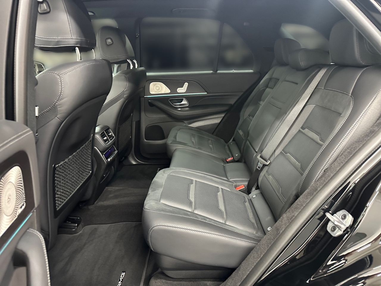 Getriebe: Automatikgetriebe 9 G-TRONIC, 9 G&auml;ngeAusstattungslinie: AMG Line ExterieurAusstattungspakete: Ausstattungspaket: Remote Services Plus, Memory-Paket,  Chrompaket,  Raucherpaket,  Spiegelpaket,  AMG Drivers PackageAssistenzsysteme: Head-up-Display HUD,  Fernlichtassistent,  Aktiver Park-Assistent inkl. PARKTRONIC: Park-Paket, Parkassistent mit Querfunktion,  R&uuml;ckfahrkamera,  Surround-Kamerasystem,  DISTRONIC PLUS,  Berganfahrhilfe,  Bergabfahrhilfe,  Spracheingabesystem,  M&uuml;digkeitserkennung,  Aktiver Lenk-Assistent,  Fahrerassistenzpaket Plus,  COLLISION PREVENTION ASSIST,  Verkehrszeichenerkennung m. Geschwindigkeitslimit-AssistentLicht und Sicht: Multibeam LED Scheinwerfer,  Tagfahrlicht,  Automatisch abblendende Innen- und Au&szlig;enspiegel,  W&auml;rmeschutzverglasung,  Ambientebeleuchtung,  Lichtsensor,  MAGIC VISION CONTROLAudio &amp; Kommunikation: MBUX,  Navigationssystem: MBUX Augmented Reality,  Radio,  Digitaler Radioempfang DAB,  Burmester Surround-Soundsystem,  USB Anschluss,  Handyvorbereitung: Multifunktions-Telefonie,  Android Auto u. Apple CarPlay,  WLAN HotspotKomfort: Widescreen Cockpit,  Klimaautomatik,  Panorama-Schiebedach,  Fahrer-/Beifahrersitz elektrisch,  Memoryfunktion Fahrersitz,  Sitzheizung Fahrer/Beifahrer,  Multikontursitze,  Armauflage Fahrer/Beifahrer,  Servolenkung,  Lenks&auml;ule verstellbar,  HANDS-FREE ACCESS,  Start-Stopp System,  Zentralverriegelung,  Fensterheber elektrisch,  EASY-PACK Heckklappe,  Sitzklimatisierung vornInterieur: Sitze Leder Leder Exklusiv Nappa AMG schwarz,  Innenfarbe schwarz,  Sportlederlenkrad: AMG Performance Lenkrad,  Bordcomputer,  Laderaumabdeckung,  Dekoreinlagen: Zierelemente Holz Eiche anthrazit offenporig,  Lenkrad-SchaltwippenExterieur: AIRMATIC DC,  Touchscreen Bedienung,  Differentialsperre hinten: AMG,  AMG Hochleistungs-Bremsanlage,  AMG Leichtmetallfelgen 22 Zoll,  Au&szlig;enspiegel elekt. anklappbar,  Soft Close T&uuml;ren,  Reifenpannenset,  AMG Performance-Abgasanlage,  Innovationspaket,  Notrufsystem,  Trittbretter,  StauassistentSicherheit: i-Size Kindersitzbefestigung,  Fahrer- /Beifahrerairbag,  Kopfairbag vorn,  Seitenairbag vorn,  Knieairbag Fahrer,  Traktionskontrolle,  Elektr. Stabilit&auml;tsprogramm ESP,  Reifendruckkontrolle,  Wegfahrsperre,  Au&szlig;entemperatur Anzeige,  Antiblockiersystem ABS,  Bremsverschlei&szlig;anzeige,  Proaktives Insassenschutzsystem: PRE-SAFE System,  NotbremsassistentWeitere Ausstattung: 567 Fondsitze elektrisch verstellbar,  K34 Streckenbasierte Geschwindigkeitsanpassung,  587 Umfeldbeleuchtung mit Projektion des Markenlogos,  256 AMG Track PaceSonstige Ma&szlig;e und Gewichte: Nutzlast: 700 kg,  zul&auml;ssiges Gesamtgewicht: 3.120 kg,  Kraftstofftank: 85l,  Radstand: 2.995 mmIrrt&uuml;mer und &Auml;nderungen vorbehalten