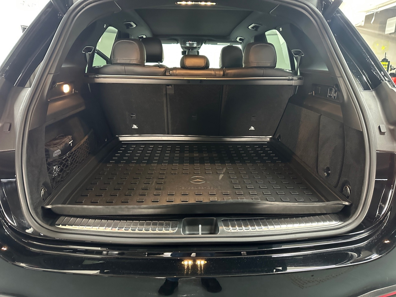 Getriebe: Automatikgetriebe 9 G-TRONIC, 9 G&auml;ngeAusstattungslinie: AMG Line ExterieurAusstattungspakete: Ausstattungspaket: Remote Services Plus, Memory-Paket,  Chrompaket,  Raucherpaket,  Spiegelpaket,  AMG Drivers PackageAssistenzsysteme: Head-up-Display HUD,  Fernlichtassistent,  Aktiver Park-Assistent inkl. PARKTRONIC: Park-Paket, Parkassistent mit Querfunktion,  R&uuml;ckfahrkamera,  Surround-Kamerasystem,  DISTRONIC PLUS,  Berganfahrhilfe,  Bergabfahrhilfe,  Spracheingabesystem,  M&uuml;digkeitserkennung,  Aktiver Lenk-Assistent,  Fahrerassistenzpaket Plus,  COLLISION PREVENTION ASSIST,  Verkehrszeichenerkennung m. Geschwindigkeitslimit-AssistentLicht und Sicht: Multibeam LED Scheinwerfer,  Tagfahrlicht,  Automatisch abblendende Innen- und Au&szlig;enspiegel,  W&auml;rmeschutzverglasung,  Ambientebeleuchtung,  Lichtsensor,  MAGIC VISION CONTROLAudio &amp; Kommunikation: MBUX,  Navigationssystem: MBUX Augmented Reality,  Radio,  Digitaler Radioempfang DAB,  Burmester Surround-Soundsystem,  USB Anschluss,  Handyvorbereitung: Multifunktions-Telefonie,  Android Auto u. Apple CarPlay,  WLAN HotspotKomfort: Widescreen Cockpit,  Klimaautomatik,  Panorama-Schiebedach,  Fahrer-/Beifahrersitz elektrisch,  Memoryfunktion Fahrersitz,  Sitzheizung Fahrer/Beifahrer,  Multikontursitze,  Armauflage Fahrer/Beifahrer,  Servolenkung,  Lenks&auml;ule verstellbar,  HANDS-FREE ACCESS,  Start-Stopp System,  Zentralverriegelung,  Fensterheber elektrisch,  EASY-PACK Heckklappe,  Sitzklimatisierung vornInterieur: Sitze Leder Leder Exklusiv Nappa AMG schwarz,  Innenfarbe schwarz,  Sportlederlenkrad: AMG Performance Lenkrad,  Bordcomputer,  Laderaumabdeckung,  Dekoreinlagen: Zierelemente Holz Eiche anthrazit offenporig,  Lenkrad-SchaltwippenExterieur: AIRMATIC DC,  Touchscreen Bedienung,  Differentialsperre hinten: AMG,  AMG Hochleistungs-Bremsanlage,  AMG Leichtmetallfelgen 22 Zoll,  Au&szlig;enspiegel elekt. anklappbar,  Soft Close T&uuml;ren,  Reifenpannenset,  AMG Performance-Abgasanlage,  Innovationspaket,  Notrufsystem,  Trittbretter,  StauassistentSicherheit: i-Size Kindersitzbefestigung,  Fahrer- /Beifahrerairbag,  Kopfairbag vorn,  Seitenairbag vorn,  Knieairbag Fahrer,  Traktionskontrolle,  Elektr. Stabilit&auml;tsprogramm ESP,  Reifendruckkontrolle,  Wegfahrsperre,  Au&szlig;entemperatur Anzeige,  Antiblockiersystem ABS,  Bremsverschlei&szlig;anzeige,  Proaktives Insassenschutzsystem: PRE-SAFE System,  NotbremsassistentWeitere Ausstattung: 567 Fondsitze elektrisch verstellbar,  K34 Streckenbasierte Geschwindigkeitsanpassung,  587 Umfeldbeleuchtung mit Projektion des Markenlogos,  256 AMG Track PaceSonstige Ma&szlig;e und Gewichte: Nutzlast: 700 kg,  zul&auml;ssiges Gesamtgewicht: 3.120 kg,  Kraftstofftank: 85l,  Radstand: 2.995 mmIrrt&uuml;mer und &Auml;nderungen vorbehalten