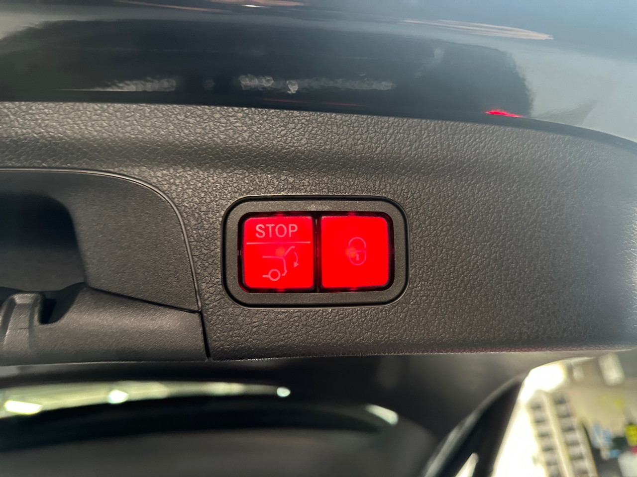 Getriebe: Automatikgetriebe 9 G-TRONIC, 9 G&auml;ngeAusstattungslinie: AMG Line ExterieurAusstattungspakete: Ausstattungspaket: Remote Services Plus, Memory-Paket,  Chrompaket,  Raucherpaket,  Spiegelpaket,  AMG Drivers PackageAssistenzsysteme: Head-up-Display HUD,  Fernlichtassistent,  Aktiver Park-Assistent inkl. PARKTRONIC: Park-Paket, Parkassistent mit Querfunktion,  R&uuml;ckfahrkamera,  Surround-Kamerasystem,  DISTRONIC PLUS,  Berganfahrhilfe,  Bergabfahrhilfe,  Spracheingabesystem,  M&uuml;digkeitserkennung,  Aktiver Lenk-Assistent,  Fahrerassistenzpaket Plus,  COLLISION PREVENTION ASSIST,  Verkehrszeichenerkennung m. Geschwindigkeitslimit-AssistentLicht und Sicht: Multibeam LED Scheinwerfer,  Tagfahrlicht,  Automatisch abblendende Innen- und Au&szlig;enspiegel,  W&auml;rmeschutzverglasung,  Ambientebeleuchtung,  Lichtsensor,  MAGIC VISION CONTROLAudio &amp; Kommunikation: MBUX,  Navigationssystem: MBUX Augmented Reality,  Radio,  Digitaler Radioempfang DAB,  Burmester Surround-Soundsystem,  USB Anschluss,  Handyvorbereitung: Multifunktions-Telefonie,  Android Auto u. Apple CarPlay,  WLAN HotspotKomfort: Widescreen Cockpit,  Klimaautomatik,  Panorama-Schiebedach,  Fahrer-/Beifahrersitz elektrisch,  Memoryfunktion Fahrersitz,  Sitzheizung Fahrer/Beifahrer,  Multikontursitze,  Armauflage Fahrer/Beifahrer,  Servolenkung,  Lenks&auml;ule verstellbar,  HANDS-FREE ACCESS,  Start-Stopp System,  Zentralverriegelung,  Fensterheber elektrisch,  EASY-PACK Heckklappe,  Sitzklimatisierung vornInterieur: Sitze Leder Leder Exklusiv Nappa AMG schwarz,  Innenfarbe schwarz,  Sportlederlenkrad: AMG Performance Lenkrad,  Bordcomputer,  Laderaumabdeckung,  Dekoreinlagen: Zierelemente Holz Eiche anthrazit offenporig,  Lenkrad-SchaltwippenExterieur: AIRMATIC DC,  Touchscreen Bedienung,  Differentialsperre hinten: AMG,  AMG Hochleistungs-Bremsanlage,  AMG Leichtmetallfelgen 22 Zoll,  Au&szlig;enspiegel elekt. anklappbar,  Soft Close T&uuml;ren,  Reifenpannenset,  AMG Performance-Abgasanlage,  Innovationspaket,  Notrufsystem,  Trittbretter,  StauassistentSicherheit: i-Size Kindersitzbefestigung,  Fahrer- /Beifahrerairbag,  Kopfairbag vorn,  Seitenairbag vorn,  Knieairbag Fahrer,  Traktionskontrolle,  Elektr. Stabilit&auml;tsprogramm ESP,  Reifendruckkontrolle,  Wegfahrsperre,  Au&szlig;entemperatur Anzeige,  Antiblockiersystem ABS,  Bremsverschlei&szlig;anzeige,  Proaktives Insassenschutzsystem: PRE-SAFE System,  NotbremsassistentWeitere Ausstattung: 567 Fondsitze elektrisch verstellbar,  K34 Streckenbasierte Geschwindigkeitsanpassung,  587 Umfeldbeleuchtung mit Projektion des Markenlogos,  256 AMG Track PaceSonstige Ma&szlig;e und Gewichte: Nutzlast: 700 kg,  zul&auml;ssiges Gesamtgewicht: 3.120 kg,  Kraftstofftank: 85l,  Radstand: 2.995 mmIrrt&uuml;mer und &Auml;nderungen vorbehalten