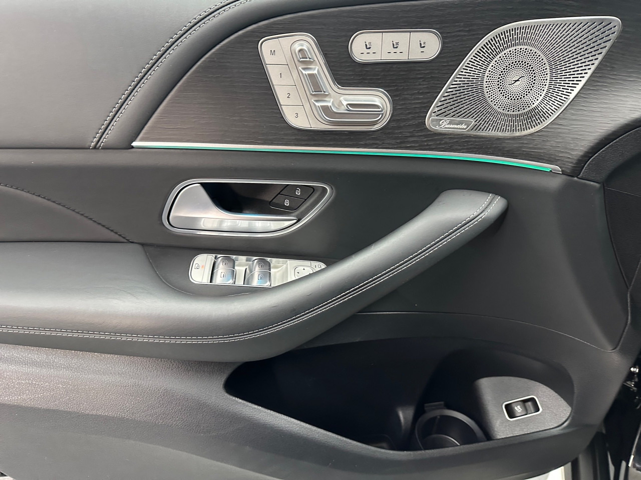 Getriebe: Automatikgetriebe 9 G-TRONIC, 9 G&auml;ngeAusstattungslinie: AMG Line ExterieurAusstattungspakete: Ausstattungspaket: Remote Services Plus, Memory-Paket,  Chrompaket,  Raucherpaket,  Spiegelpaket,  AMG Drivers PackageAssistenzsysteme: Head-up-Display HUD,  Fernlichtassistent,  Aktiver Park-Assistent inkl. PARKTRONIC: Park-Paket, Parkassistent mit Querfunktion,  R&uuml;ckfahrkamera,  Surround-Kamerasystem,  DISTRONIC PLUS,  Berganfahrhilfe,  Bergabfahrhilfe,  Spracheingabesystem,  M&uuml;digkeitserkennung,  Aktiver Lenk-Assistent,  Fahrerassistenzpaket Plus,  COLLISION PREVENTION ASSIST,  Verkehrszeichenerkennung m. Geschwindigkeitslimit-AssistentLicht und Sicht: Multibeam LED Scheinwerfer,  Tagfahrlicht,  Automatisch abblendende Innen- und Au&szlig;enspiegel,  W&auml;rmeschutzverglasung,  Ambientebeleuchtung,  Lichtsensor,  MAGIC VISION CONTROLAudio &amp; Kommunikation: MBUX,  Navigationssystem: MBUX Augmented Reality,  Radio,  Digitaler Radioempfang DAB,  Burmester Surround-Soundsystem,  USB Anschluss,  Handyvorbereitung: Multifunktions-Telefonie,  Android Auto u. Apple CarPlay,  WLAN HotspotKomfort: Widescreen Cockpit,  Klimaautomatik,  Panorama-Schiebedach,  Fahrer-/Beifahrersitz elektrisch,  Memoryfunktion Fahrersitz,  Sitzheizung Fahrer/Beifahrer,  Multikontursitze,  Armauflage Fahrer/Beifahrer,  Servolenkung,  Lenks&auml;ule verstellbar,  HANDS-FREE ACCESS,  Start-Stopp System,  Zentralverriegelung,  Fensterheber elektrisch,  EASY-PACK Heckklappe,  Sitzklimatisierung vornInterieur: Sitze Leder Leder Exklusiv Nappa AMG schwarz,  Innenfarbe schwarz,  Sportlederlenkrad: AMG Performance Lenkrad,  Bordcomputer,  Laderaumabdeckung,  Dekoreinlagen: Zierelemente Holz Eiche anthrazit offenporig,  Lenkrad-SchaltwippenExterieur: AIRMATIC DC,  Touchscreen Bedienung,  Differentialsperre hinten: AMG,  AMG Hochleistungs-Bremsanlage,  AMG Leichtmetallfelgen 22 Zoll,  Au&szlig;enspiegel elekt. anklappbar,  Soft Close T&uuml;ren,  Reifenpannenset,  AMG Performance-Abgasanlage,  Innovationspaket,  Notrufsystem,  Trittbretter,  StauassistentSicherheit: i-Size Kindersitzbefestigung,  Fahrer- /Beifahrerairbag,  Kopfairbag vorn,  Seitenairbag vorn,  Knieairbag Fahrer,  Traktionskontrolle,  Elektr. Stabilit&auml;tsprogramm ESP,  Reifendruckkontrolle,  Wegfahrsperre,  Au&szlig;entemperatur Anzeige,  Antiblockiersystem ABS,  Bremsverschlei&szlig;anzeige,  Proaktives Insassenschutzsystem: PRE-SAFE System,  NotbremsassistentWeitere Ausstattung: 567 Fondsitze elektrisch verstellbar,  K34 Streckenbasierte Geschwindigkeitsanpassung,  587 Umfeldbeleuchtung mit Projektion des Markenlogos,  256 AMG Track PaceSonstige Ma&szlig;e und Gewichte: Nutzlast: 700 kg,  zul&auml;ssiges Gesamtgewicht: 3.120 kg,  Kraftstofftank: 85l,  Radstand: 2.995 mmIrrt&uuml;mer und &Auml;nderungen vorbehalten
