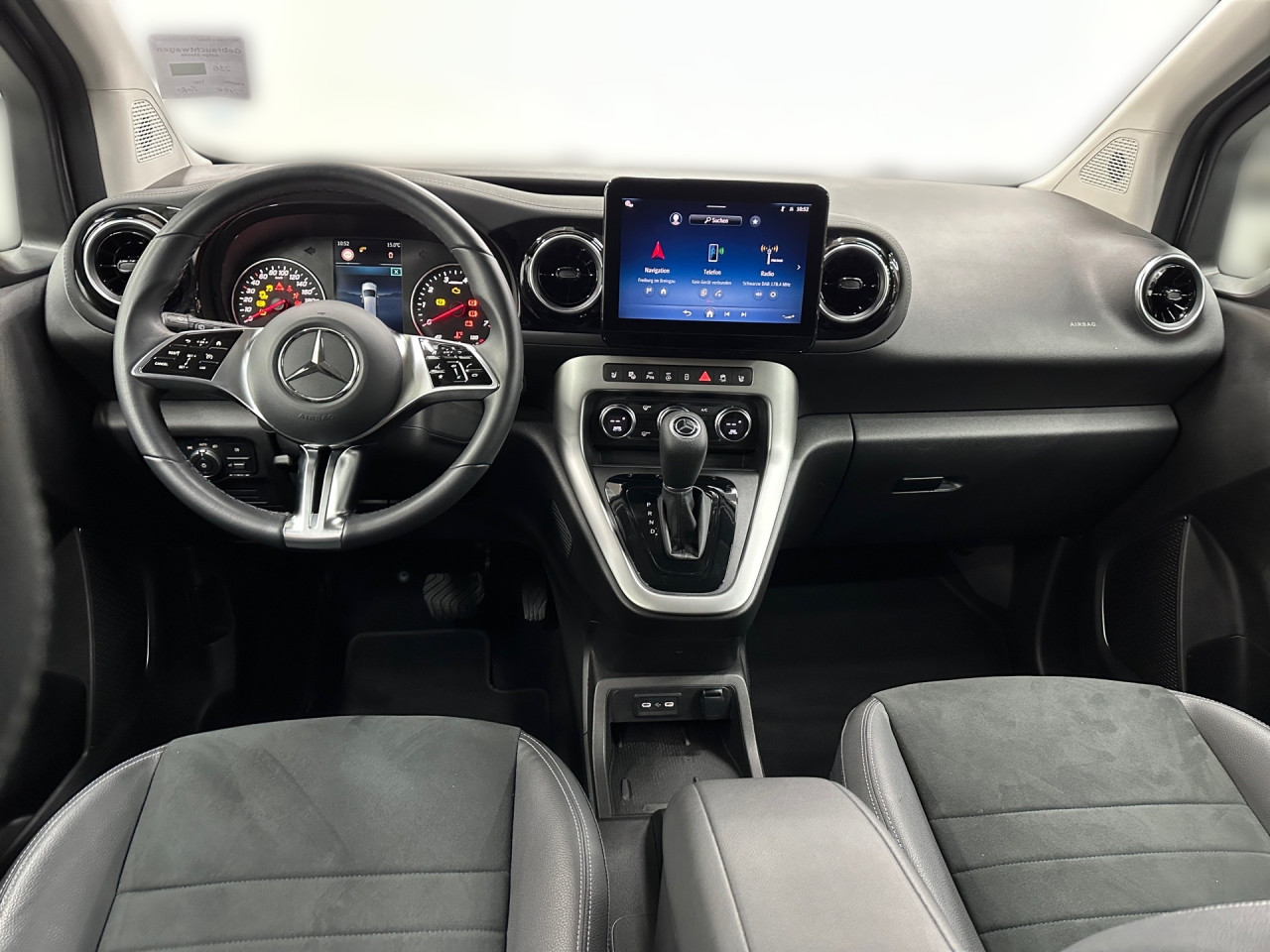 Getriebe: Automatikgetriebe, 7 G&auml;ngeAusstattungslinie: Progressive: EDITIONAusstattungspakete: Ausstattungspaket: Technik-Paket,  Chrompaket: Chrom Interieur-Paket,  Spiegelpaket,  Sicherheitspaket: Aktives Sicherheits-PaketAssistenzsysteme: Fernlichtassistent,  Aktiver Park-Assistent,  R&uuml;ckfahrkamera,  Tempomat,  Berganfahrhilfe,  Spracheingabesystem,  M&uuml;digkeitserkennung,  Spurhalteassistent,  Bremsassistent,  COLLISION PREVENTION ASSIST,  ATTENTION ASSIST,  VerkehrszeichenerkennungLicht und Sicht: LED-Scheinwerfer,  Tagfahrlicht,  Regensensor,  Automatisch abblendender Innenspiegel,  W&auml;rmeschutzverglasung,  Ambientebeleuchtung,  LichtsensorAudio &amp; Kommunikation: MBUX,  Navigationssystem: Navigations-Paket,  Radio,  Digitaler Radioempfang DAB,  USB Anschluss,  Handyvorbereitung Bluetooth,  Smartphone-App Integration,  Kabelloses Laden f&uuml;r Handys,  WLAN HotspotKomfort: Klimaautomatik,  Fahrer-/Beifahrersitz h&ouml;henverstellbar,  Lordosenst&uuml;tze Fahrer,  Sitzheizung Fahrer/Beifahrer,  Armauflage Fahrer/Beifahrer,  Zusatzheizung: elektrisch,  Servolenkung,  Lenks&auml;ule verstellbar,  Keyless-Go,  Start-Stopp System,  Zentralver. mit Fernbedienung,  Fensterheber elektrisch 2-fachInterieur: Sitze Kunstleder Mikrofaser MICROCUT,  7-Sitzer / 3. Sitzreihe,  Multifunktions-Lederlenkrad,  Bordcomputer,  Laderaumabdeckung,  Dekoreinlagen: FI9 Zierelement I-Tafel Hochglanzlack schwarz, FI8 Zierelemente Mattlack Seidenoptik silber,  Bodenbelag TeppichExterieur: Touchscreen Bedienung,  Leichtmetallfelgen 16 Zoll,  Au&szlig;enspiegel elekt. anklappbar,  Reifenpannenset,  Schiebet&uuml;r links u. rechts,  NotrufsystemAirbags: MittelairbagSicherheit: i-Size Kindersitzbefestigung,  Fahrer- /Beifahrerairbag,  Kopfairbag vorn und hinten,  Seitenairbag vorn,  Antriebsschlupfregelung ASR,  Elektr. Stabilit&auml;tsprogramm ESP,  Reifendruckverlust-Warnung,  Wegfahrsperre,  Au&szlig;entemperatur Anzeige,  Antiblockiersystem ABS,  Bremsverschlei&szlig;anzeige,  Notbremsassistent,  Totwinkel-AssistentWeitere Ausstattung: X3W Gewichtsvariante 2.368 kg,  MN9 Motor M 282 13 LA 96 KW (131 PS) 5000/min,  P2W Advantage-Paket,  IU1 Sitzbank in Reihe 2Sonstige Ma&szlig;e und Gewichte: zul&auml;ssiges Gesamtgewicht: 2.368 kg,  Radstand: 3.100 mmIrrt&uuml;mer und &Auml;nderungen vorbehalten