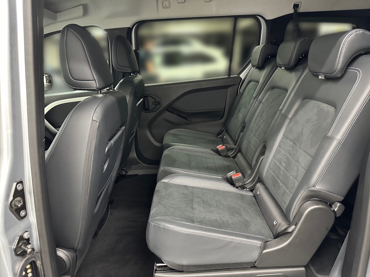 Getriebe: Automatikgetriebe, 7 G&auml;ngeAusstattungslinie: Progressive: EDITIONAusstattungspakete: Ausstattungspaket: Technik-Paket,  Chrompaket: Chrom Interieur-Paket,  Spiegelpaket,  Sicherheitspaket: Aktives Sicherheits-PaketAssistenzsysteme: Fernlichtassistent,  Aktiver Park-Assistent,  R&uuml;ckfahrkamera,  Tempomat,  Berganfahrhilfe,  Spracheingabesystem,  M&uuml;digkeitserkennung,  Spurhalteassistent,  Bremsassistent,  COLLISION PREVENTION ASSIST,  ATTENTION ASSIST,  VerkehrszeichenerkennungLicht und Sicht: LED-Scheinwerfer,  Tagfahrlicht,  Regensensor,  Automatisch abblendender Innenspiegel,  W&auml;rmeschutzverglasung,  Ambientebeleuchtung,  LichtsensorAudio &amp; Kommunikation: MBUX,  Navigationssystem: Navigations-Paket,  Radio,  Digitaler Radioempfang DAB,  USB Anschluss,  Handyvorbereitung Bluetooth,  Smartphone-App Integration,  Kabelloses Laden f&uuml;r Handys,  WLAN HotspotKomfort: Klimaautomatik,  Fahrer-/Beifahrersitz h&ouml;henverstellbar,  Lordosenst&uuml;tze Fahrer,  Sitzheizung Fahrer/Beifahrer,  Armauflage Fahrer/Beifahrer,  Zusatzheizung: elektrisch,  Servolenkung,  Lenks&auml;ule verstellbar,  Keyless-Go,  Start-Stopp System,  Zentralver. mit Fernbedienung,  Fensterheber elektrisch 2-fachInterieur: Sitze Kunstleder Mikrofaser MICROCUT,  7-Sitzer / 3. Sitzreihe,  Multifunktions-Lederlenkrad,  Bordcomputer,  Laderaumabdeckung,  Dekoreinlagen: FI9 Zierelement I-Tafel Hochglanzlack schwarz, FI8 Zierelemente Mattlack Seidenoptik silber,  Bodenbelag TeppichExterieur: Touchscreen Bedienung,  Leichtmetallfelgen 16 Zoll,  Au&szlig;enspiegel elekt. anklappbar,  Reifenpannenset,  Schiebet&uuml;r links u. rechts,  NotrufsystemAirbags: MittelairbagSicherheit: i-Size Kindersitzbefestigung,  Fahrer- /Beifahrerairbag,  Kopfairbag vorn und hinten,  Seitenairbag vorn,  Antriebsschlupfregelung ASR,  Elektr. Stabilit&auml;tsprogramm ESP,  Reifendruckverlust-Warnung,  Wegfahrsperre,  Au&szlig;entemperatur Anzeige,  Antiblockiersystem ABS,  Bremsverschlei&szlig;anzeige,  Notbremsassistent,  Totwinkel-AssistentWeitere Ausstattung: X3W Gewichtsvariante 2.368 kg,  MN9 Motor M 282 13 LA 96 KW (131 PS) 5000/min,  P2W Advantage-Paket,  IU1 Sitzbank in Reihe 2Sonstige Ma&szlig;e und Gewichte: zul&auml;ssiges Gesamtgewicht: 2.368 kg,  Radstand: 3.100 mmIrrt&uuml;mer und &Auml;nderungen vorbehalten