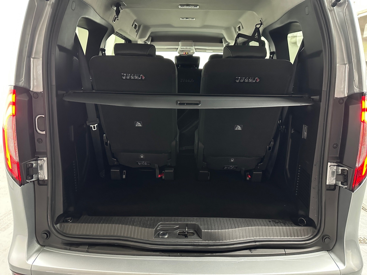 Getriebe: Automatikgetriebe, 7 G&auml;ngeAusstattungslinie: Progressive: EDITIONAusstattungspakete: Ausstattungspaket: Technik-Paket,  Chrompaket: Chrom Interieur-Paket,  Spiegelpaket,  Sicherheitspaket: Aktives Sicherheits-PaketAssistenzsysteme: Fernlichtassistent,  Aktiver Park-Assistent,  R&uuml;ckfahrkamera,  Tempomat,  Berganfahrhilfe,  Spracheingabesystem,  M&uuml;digkeitserkennung,  Spurhalteassistent,  Bremsassistent,  COLLISION PREVENTION ASSIST,  ATTENTION ASSIST,  VerkehrszeichenerkennungLicht und Sicht: LED-Scheinwerfer,  Tagfahrlicht,  Regensensor,  Automatisch abblendender Innenspiegel,  W&auml;rmeschutzverglasung,  Ambientebeleuchtung,  LichtsensorAudio &amp; Kommunikation: MBUX,  Navigationssystem: Navigations-Paket,  Radio,  Digitaler Radioempfang DAB,  USB Anschluss,  Handyvorbereitung Bluetooth,  Smartphone-App Integration,  Kabelloses Laden f&uuml;r Handys,  WLAN HotspotKomfort: Klimaautomatik,  Fahrer-/Beifahrersitz h&ouml;henverstellbar,  Lordosenst&uuml;tze Fahrer,  Sitzheizung Fahrer/Beifahrer,  Armauflage Fahrer/Beifahrer,  Zusatzheizung: elektrisch,  Servolenkung,  Lenks&auml;ule verstellbar,  Keyless-Go,  Start-Stopp System,  Zentralver. mit Fernbedienung,  Fensterheber elektrisch 2-fachInterieur: Sitze Kunstleder Mikrofaser MICROCUT,  7-Sitzer / 3. Sitzreihe,  Multifunktions-Lederlenkrad,  Bordcomputer,  Laderaumabdeckung,  Dekoreinlagen: FI9 Zierelement I-Tafel Hochglanzlack schwarz, FI8 Zierelemente Mattlack Seidenoptik silber,  Bodenbelag TeppichExterieur: Touchscreen Bedienung,  Leichtmetallfelgen 16 Zoll,  Au&szlig;enspiegel elekt. anklappbar,  Reifenpannenset,  Schiebet&uuml;r links u. rechts,  NotrufsystemAirbags: MittelairbagSicherheit: i-Size Kindersitzbefestigung,  Fahrer- /Beifahrerairbag,  Kopfairbag vorn und hinten,  Seitenairbag vorn,  Antriebsschlupfregelung ASR,  Elektr. Stabilit&auml;tsprogramm ESP,  Reifendruckverlust-Warnung,  Wegfahrsperre,  Au&szlig;entemperatur Anzeige,  Antiblockiersystem ABS,  Bremsverschlei&szlig;anzeige,  Notbremsassistent,  Totwinkel-AssistentWeitere Ausstattung: X3W Gewichtsvariante 2.368 kg,  MN9 Motor M 282 13 LA 96 KW (131 PS) 5000/min,  P2W Advantage-Paket,  IU1 Sitzbank in Reihe 2Sonstige Ma&szlig;e und Gewichte: zul&auml;ssiges Gesamtgewicht: 2.368 kg,  Radstand: 3.100 mmIrrt&uuml;mer und &Auml;nderungen vorbehalten