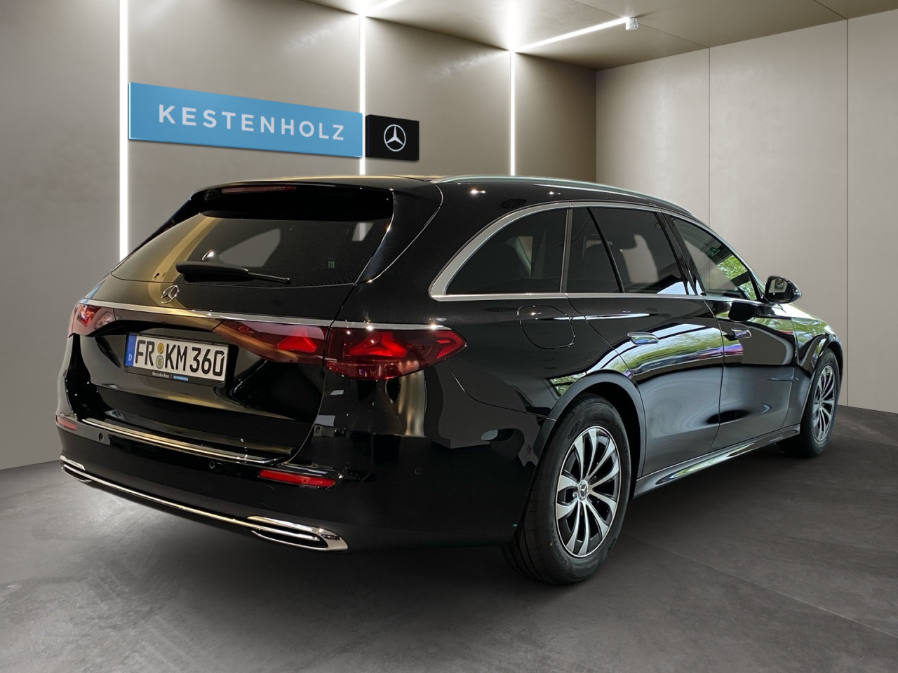 Getriebe: Automatikgetriebe 9 G-TRONIC, 9 G&auml;ngeAusstattungslinie: AVANTGARDE Exterieur,  AVANTGARDE InterieurAusstattungspakete: Komfort Paket: Sitzkomfort-PaketAssistenzsysteme: Fernlichtassistent,  Aktiver Park-Assistent inkl. PARKTRONIC,  R&uuml;ckfahrkamera,  DISTRONIC,  Berganfahrhilfe,  Spracheingabesystem,  M&uuml;digkeitserkennung,  Spurhalteassistent,  COLLISION PREVENTION ASSIST,  ATTENTION ASSIST,  VerkehrszeichenerkennungLicht und Sicht: LED-Scheinwerfer,  Tagfahrlicht,  Automatisch abblendende Innen- und Au&szlig;enspiegel,  W&auml;rmeschutzverglasung,  Ambientebeleuchtung mehrfarbig,  LichtsensorAudio &amp; Kommunikation: MBUX,  Navigationssystem,  Radio,  Multi-Funktions-Display,  Digitaler Radioempfang DAB,  USB Anschluss,  Handyvorbereitung Bluetooth,  Android Auto u. Apple CarPlay,  Kabelloses Laden f&uuml;r Handys,  WLAN HotspotKomfort: Klimaautomatik,  Lordosenst&uuml;tze Fahrer/Beifahrer,  Sitzheizung Fahrer/Beifahrer,  Komfortsitze,  Armauflage Fahrer/Beifahrer,  Servolenkung,  Lenks&auml;ule verstellbar,  Keyless-Go,  Start-Stopp System,  Zentralver. mit Fernbedienung,  Fensterheber elektrischInterieur: Sitze Kunstleder Ledernachbildung ARTICO schwarz,  Innenfarbe schwarz,  Multifunktions-Lederlenkrad,  Bordcomputer,  R&uuml;cksitze klappbar,  Dekoreinlagen Holz: 10H Zierelemente Holz Esche schwarz offenporig,  Lenkrad-SchaltwippenExterieur: AGILITY CONTROL Fahrwerk,  Touchscreen Bedienung,  Leichtmetallfelgen 17 Zoll,  Au&szlig;enspiegel elekt. anklappbar,  Dachreling,  Reifenpannenset,  NotrufsystemAirbags: Mittelairbag vornSicherheit: i-Size Kindersitzbefestigung,  Fu&szlig;g&auml;ngerschutzsystem,  Fahrer- /Beifahrerairbag,  Seitenairbag vorn und hinten,  Knieairbag Fahrer,  Traktionskontrolle,  Elektr. Stabilit&auml;tsprogramm ESP,  Reifendruckkontrolle,  Wegfahrsperre,  Au&szlig;entemperatur Anzeige,  Antiblockiersystem ABS,  Bremsverschlei&szlig;anzeige,  Notbremsassistent,  Totwinkel-AssistentWeitere Ausstattung: 34U Digitales Extra: Remote Services Premium,  V24 Speed- und Loadindex 99Y,  272 Ausweichunterst&uuml;tzung,  321 Fingerabdrucksensor,  PDA Advanced-Paket,  464 Fahrerdisplay,  B1C BRAKE DIMENSION FRONT AXLE 330X32,  05Z Nachlaufzeiten MPM 4 StundenSonstige Ma&szlig;e und Gewichte: Nutzlast: 645 kg,  zul&auml;ssiges Gesamtgewicht: 2.615 kg,  Radstand: 2.961 mm24 Monate Garantie ab Erstzulassung. Fahrzeug hat Haltedauer. Liefertermin in Abstimmung mit dem Verk&auml;ufer. Irrt&uuml;mer und &Auml;nderungen vorbehalten