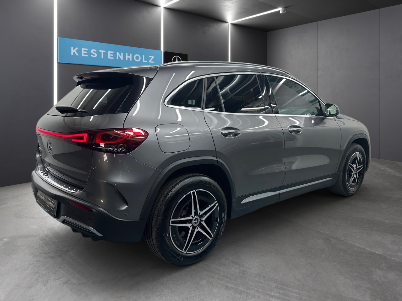Getriebe: AutomatikgetriebeDetailangaben f&uuml;r XEV Fahrzeug: Batterietechnologie: Lithium-Ionen,  Nutzbare Batteriekapazit&auml;t: 66,0kWh,  Batteriezustand: 97%,  Ladezeit (in Minuten): 375 (10% bis 100%),  Schnellladezeit (in Minuten): 32 (10% bis 80%)Ausstattungslinie: AMG Line Exterieur,  AMG Line InterieurAusstattungspakete: Ausstattungspaket: Advanced-Paket, Remote und Charging Services Premium, Laderaum-Paket,  AMG Sportpaket,  Komfort Paket: Sitzkomfort-Paket,  Licht- und Sichtpaket,  Businesspaket,  SpiegelpaketAssistenzsysteme: Fernlichtassistent,  Aktiver Park-Assistent inkl. PARKTRONIC,  R&uuml;ckfahrkamera,  DISTRONIC,  Berganfahrhilfe,  Spracheingabesystem,  M&uuml;digkeitserkennung,  Aktiver Lenk-Assistent,  Fahrerassistenzpaket,  COLLISION PREVENTION ASSIST,  Verkehrszeichenerkennung m. Geschwindigkeitslimit-AssistentLicht und Sicht: LED-Scheinwerfer,  Tagfahrlicht,  Regensensor,  Automatisch abblendende Innen- und Au&szlig;enspiegel,  W&auml;rmeschutzverglasung,  Ambientebeleuchtung mehrfarbig,  LichtsensorAudio &amp; Kommunikation: MBUX,  Navigationssystem,  Radio,  Multi-Funktions-Display,  Digitaler Radioempfang DAB,  zentrale Bedieneinheit: Touchpad,  AUX &amp; USB Anschluss,  Mercedes connect me: Konnektivit&auml;ts-Paket Navigation,  Handyvorbereitung Bluetooth,  Android Auto u. Apple CarPlay,  WLAN HotspotKomfort: Digitales Kombiinstrument,  Klimaautomatik,  Lordosenst&uuml;tze Fahrer/Beifahrer,  Sitzheizung Fahrer/Beifahrer,  Sportsitze,  Armauflage hinten,  Servolenkung,  Lenks&auml;ule verstellbar,  Start-Stopp System,  Zentralver. mit Fernbedienung,  Fensterheber elektrisch,  EASY-PACK Heckklappe,  DYNAMIC SELECT,  Getr&auml;nkehalter vornInterieur: Sitze Kunstleder Ledernachbildung ARTICO / Mikrofaser MICROCUT schwarz,  Innenfarbe schwarz,  Multifunktions-Sport-/Lederlenkrad,  Bordcomputer,  R&uuml;cksitze klappbar,  Dekoreinlagen: Zierelement hinterleuchtet, Zierelemente Spiraloptik hinterleuchtet,  Lenkrad-SchaltwippenExterieur: Touchscreen Bedienung,  AMG Leichtmetallfelgen 18 Zoll,  Au&szlig;enspiegel elekt. anklappbar,  Dachreling,  Reifenpannenset,  Notrufsystem,  Ladekabel Mode 3 (Typ 2/2),  Wechsel-/Gleichstromladesystem (AC/DC Laden),  StauassistentSicherheit: i-Size Kindersitzbefestigung,  Fu&szlig;g&auml;ngerschutzsystem,  Fahrer- /Beifahrerairbag,  Seitenairbag vorn und hinten,  Knieairbag Fahrer,  Traktionskontrolle,  Elektr. Stabilit&auml;tsprogramm ESP,  Reifendruckkontrolle,  Wegfahrsperre,  Au&szlig;entemperatur Anzeige,  Antiblockiersystem ABS,  Bremsverschlei&szlig;anzeige,  Notbremsassistent,  Akustischer UmfeldschutzWeitere Ausstattung: K34 Streckenbasierte GeschwindigkeitsanpassungSonstige Ma&szlig;e und Gewichte: Nutzlast: 430 kg,  zul&auml;ssiges Gesamtgewicht: 2.470 kg,  Radstand: 2.729 mmIrrt&uuml;mer und &Auml;nderungen vorbehalten