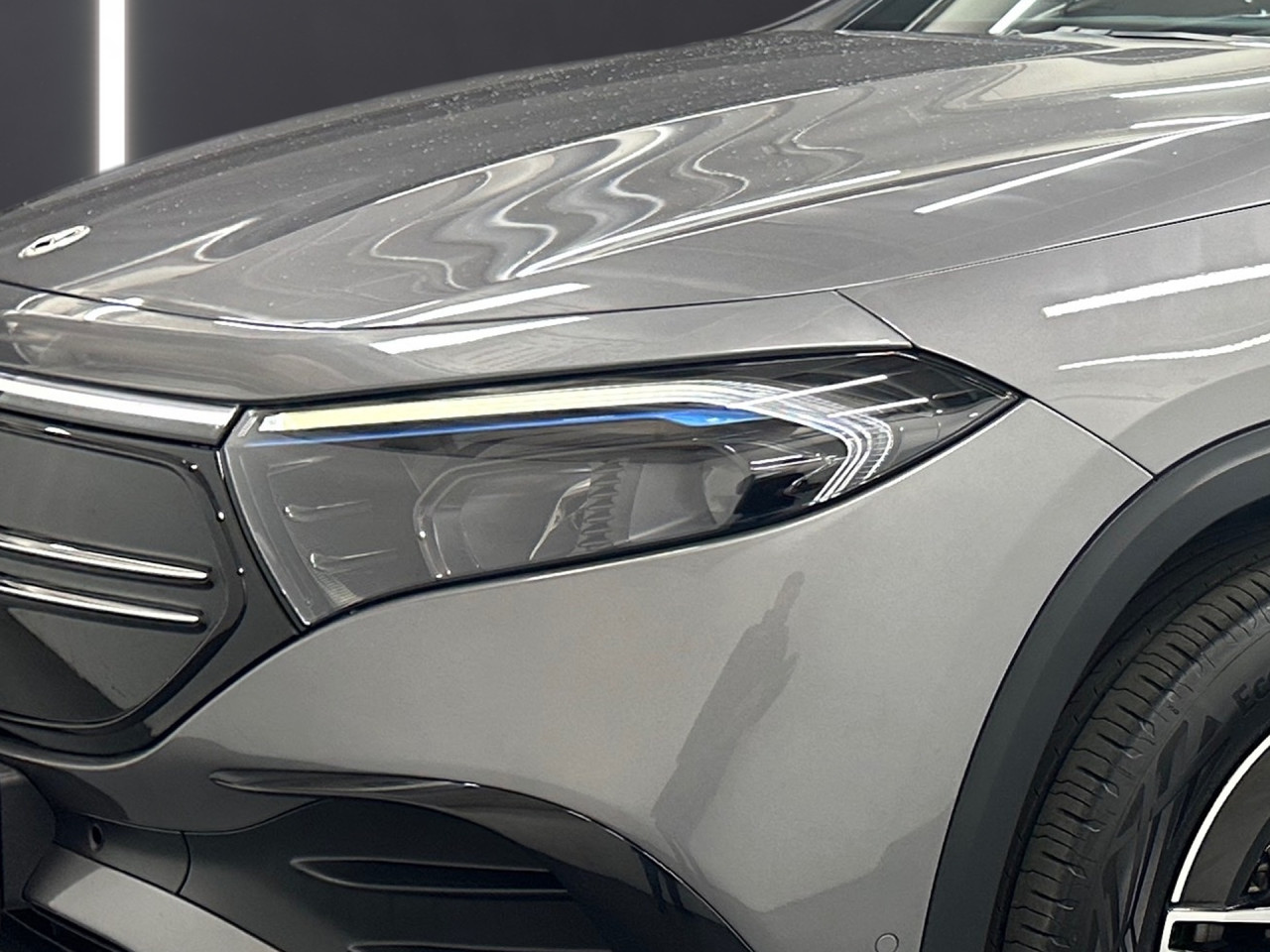 Getriebe: AutomatikgetriebeDetailangaben f&uuml;r XEV Fahrzeug: Batterietechnologie: Lithium-Ionen,  Nutzbare Batteriekapazit&auml;t: 66,0kWh,  Batteriezustand: 97%,  Ladezeit (in Minuten): 375 (10% bis 100%),  Schnellladezeit (in Minuten): 32 (10% bis 80%)Ausstattungslinie: AMG Line Exterieur,  AMG Line InterieurAusstattungspakete: Ausstattungspaket: Advanced-Paket, Remote und Charging Services Premium, Laderaum-Paket,  AMG Sportpaket,  Komfort Paket: Sitzkomfort-Paket,  Licht- und Sichtpaket,  Businesspaket,  SpiegelpaketAssistenzsysteme: Fernlichtassistent,  Aktiver Park-Assistent inkl. PARKTRONIC,  R&uuml;ckfahrkamera,  DISTRONIC,  Berganfahrhilfe,  Spracheingabesystem,  M&uuml;digkeitserkennung,  Aktiver Lenk-Assistent,  Fahrerassistenzpaket,  COLLISION PREVENTION ASSIST,  Verkehrszeichenerkennung m. Geschwindigkeitslimit-AssistentLicht und Sicht: LED-Scheinwerfer,  Tagfahrlicht,  Regensensor,  Automatisch abblendende Innen- und Au&szlig;enspiegel,  W&auml;rmeschutzverglasung,  Ambientebeleuchtung mehrfarbig,  LichtsensorAudio &amp; Kommunikation: MBUX,  Navigationssystem,  Radio,  Multi-Funktions-Display,  Digitaler Radioempfang DAB,  zentrale Bedieneinheit: Touchpad,  AUX &amp; USB Anschluss,  Mercedes connect me: Konnektivit&auml;ts-Paket Navigation,  Handyvorbereitung Bluetooth,  Android Auto u. Apple CarPlay,  WLAN HotspotKomfort: Digitales Kombiinstrument,  Klimaautomatik,  Lordosenst&uuml;tze Fahrer/Beifahrer,  Sitzheizung Fahrer/Beifahrer,  Sportsitze,  Armauflage hinten,  Servolenkung,  Lenks&auml;ule verstellbar,  Start-Stopp System,  Zentralver. mit Fernbedienung,  Fensterheber elektrisch,  EASY-PACK Heckklappe,  DYNAMIC SELECT,  Getr&auml;nkehalter vornInterieur: Sitze Kunstleder Ledernachbildung ARTICO / Mikrofaser MICROCUT schwarz,  Innenfarbe schwarz,  Multifunktions-Sport-/Lederlenkrad,  Bordcomputer,  R&uuml;cksitze klappbar,  Dekoreinlagen: Zierelement hinterleuchtet, Zierelemente Spiraloptik hinterleuchtet,  Lenkrad-SchaltwippenExterieur: Touchscreen Bedienung,  AMG Leichtmetallfelgen 18 Zoll,  Au&szlig;enspiegel elekt. anklappbar,  Dachreling,  Reifenpannenset,  Notrufsystem,  Ladekabel Mode 3 (Typ 2/2),  Wechsel-/Gleichstromladesystem (AC/DC Laden),  StauassistentSicherheit: i-Size Kindersitzbefestigung,  Fu&szlig;g&auml;ngerschutzsystem,  Fahrer- /Beifahrerairbag,  Seitenairbag vorn und hinten,  Knieairbag Fahrer,  Traktionskontrolle,  Elektr. Stabilit&auml;tsprogramm ESP,  Reifendruckkontrolle,  Wegfahrsperre,  Au&szlig;entemperatur Anzeige,  Antiblockiersystem ABS,  Bremsverschlei&szlig;anzeige,  Notbremsassistent,  Akustischer UmfeldschutzWeitere Ausstattung: K34 Streckenbasierte GeschwindigkeitsanpassungSonstige Ma&szlig;e und Gewichte: Nutzlast: 430 kg,  zul&auml;ssiges Gesamtgewicht: 2.470 kg,  Radstand: 2.729 mmIrrt&uuml;mer und &Auml;nderungen vorbehalten