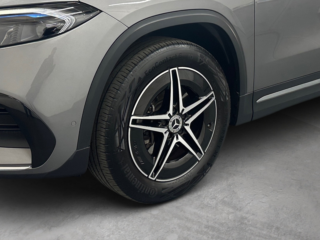 Getriebe: AutomatikgetriebeDetailangaben f&uuml;r XEV Fahrzeug: Batterietechnologie: Lithium-Ionen,  Nutzbare Batteriekapazit&auml;t: 66,0kWh,  Batteriezustand: 97%,  Ladezeit (in Minuten): 375 (10% bis 100%),  Schnellladezeit (in Minuten): 32 (10% bis 80%)Ausstattungslinie: AMG Line Exterieur,  AMG Line InterieurAusstattungspakete: Ausstattungspaket: Advanced-Paket, Remote und Charging Services Premium, Laderaum-Paket,  AMG Sportpaket,  Komfort Paket: Sitzkomfort-Paket,  Licht- und Sichtpaket,  Businesspaket,  SpiegelpaketAssistenzsysteme: Fernlichtassistent,  Aktiver Park-Assistent inkl. PARKTRONIC,  R&uuml;ckfahrkamera,  DISTRONIC,  Berganfahrhilfe,  Spracheingabesystem,  M&uuml;digkeitserkennung,  Aktiver Lenk-Assistent,  Fahrerassistenzpaket,  COLLISION PREVENTION ASSIST,  Verkehrszeichenerkennung m. Geschwindigkeitslimit-AssistentLicht und Sicht: LED-Scheinwerfer,  Tagfahrlicht,  Regensensor,  Automatisch abblendende Innen- und Au&szlig;enspiegel,  W&auml;rmeschutzverglasung,  Ambientebeleuchtung mehrfarbig,  LichtsensorAudio &amp; Kommunikation: MBUX,  Navigationssystem,  Radio,  Multi-Funktions-Display,  Digitaler Radioempfang DAB,  zentrale Bedieneinheit: Touchpad,  AUX &amp; USB Anschluss,  Mercedes connect me: Konnektivit&auml;ts-Paket Navigation,  Handyvorbereitung Bluetooth,  Android Auto u. Apple CarPlay,  WLAN HotspotKomfort: Digitales Kombiinstrument,  Klimaautomatik,  Lordosenst&uuml;tze Fahrer/Beifahrer,  Sitzheizung Fahrer/Beifahrer,  Sportsitze,  Armauflage hinten,  Servolenkung,  Lenks&auml;ule verstellbar,  Start-Stopp System,  Zentralver. mit Fernbedienung,  Fensterheber elektrisch,  EASY-PACK Heckklappe,  DYNAMIC SELECT,  Getr&auml;nkehalter vornInterieur: Sitze Kunstleder Ledernachbildung ARTICO / Mikrofaser MICROCUT schwarz,  Innenfarbe schwarz,  Multifunktions-Sport-/Lederlenkrad,  Bordcomputer,  R&uuml;cksitze klappbar,  Dekoreinlagen: Zierelement hinterleuchtet, Zierelemente Spiraloptik hinterleuchtet,  Lenkrad-SchaltwippenExterieur: Touchscreen Bedienung,  AMG Leichtmetallfelgen 18 Zoll,  Au&szlig;enspiegel elekt. anklappbar,  Dachreling,  Reifenpannenset,  Notrufsystem,  Ladekabel Mode 3 (Typ 2/2),  Wechsel-/Gleichstromladesystem (AC/DC Laden),  StauassistentSicherheit: i-Size Kindersitzbefestigung,  Fu&szlig;g&auml;ngerschutzsystem,  Fahrer- /Beifahrerairbag,  Seitenairbag vorn und hinten,  Knieairbag Fahrer,  Traktionskontrolle,  Elektr. Stabilit&auml;tsprogramm ESP,  Reifendruckkontrolle,  Wegfahrsperre,  Au&szlig;entemperatur Anzeige,  Antiblockiersystem ABS,  Bremsverschlei&szlig;anzeige,  Notbremsassistent,  Akustischer UmfeldschutzWeitere Ausstattung: K34 Streckenbasierte GeschwindigkeitsanpassungSonstige Ma&szlig;e und Gewichte: Nutzlast: 430 kg,  zul&auml;ssiges Gesamtgewicht: 2.470 kg,  Radstand: 2.729 mmIrrt&uuml;mer und &Auml;nderungen vorbehalten