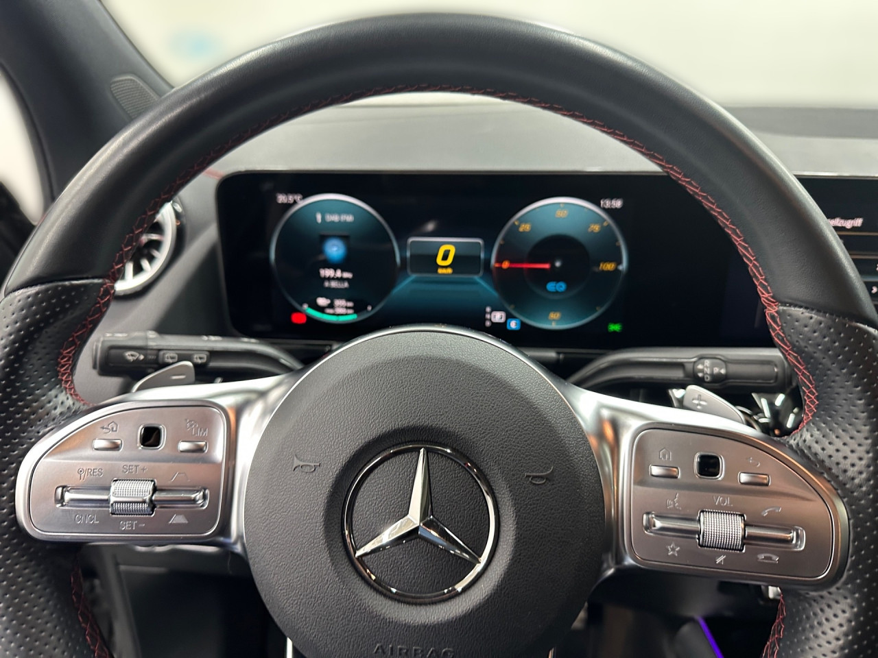 Getriebe: AutomatikgetriebeDetailangaben f&uuml;r XEV Fahrzeug: Batterietechnologie: Lithium-Ionen,  Nutzbare Batteriekapazit&auml;t: 66,0kWh,  Batteriezustand: 97%,  Ladezeit (in Minuten): 375 (10% bis 100%),  Schnellladezeit (in Minuten): 32 (10% bis 80%)Ausstattungslinie: AMG Line Exterieur,  AMG Line InterieurAusstattungspakete: Ausstattungspaket: Advanced-Paket, Remote und Charging Services Premium, Laderaum-Paket,  AMG Sportpaket,  Komfort Paket: Sitzkomfort-Paket,  Licht- und Sichtpaket,  Businesspaket,  SpiegelpaketAssistenzsysteme: Fernlichtassistent,  Aktiver Park-Assistent inkl. PARKTRONIC,  R&uuml;ckfahrkamera,  DISTRONIC,  Berganfahrhilfe,  Spracheingabesystem,  M&uuml;digkeitserkennung,  Aktiver Lenk-Assistent,  Fahrerassistenzpaket,  COLLISION PREVENTION ASSIST,  Verkehrszeichenerkennung m. Geschwindigkeitslimit-AssistentLicht und Sicht: LED-Scheinwerfer,  Tagfahrlicht,  Regensensor,  Automatisch abblendende Innen- und Au&szlig;enspiegel,  W&auml;rmeschutzverglasung,  Ambientebeleuchtung mehrfarbig,  LichtsensorAudio &amp; Kommunikation: MBUX,  Navigationssystem,  Radio,  Multi-Funktions-Display,  Digitaler Radioempfang DAB,  zentrale Bedieneinheit: Touchpad,  AUX &amp; USB Anschluss,  Mercedes connect me: Konnektivit&auml;ts-Paket Navigation,  Handyvorbereitung Bluetooth,  Android Auto u. Apple CarPlay,  WLAN HotspotKomfort: Digitales Kombiinstrument,  Klimaautomatik,  Lordosenst&uuml;tze Fahrer/Beifahrer,  Sitzheizung Fahrer/Beifahrer,  Sportsitze,  Armauflage hinten,  Servolenkung,  Lenks&auml;ule verstellbar,  Start-Stopp System,  Zentralver. mit Fernbedienung,  Fensterheber elektrisch,  EASY-PACK Heckklappe,  DYNAMIC SELECT,  Getr&auml;nkehalter vornInterieur: Sitze Kunstleder Ledernachbildung ARTICO / Mikrofaser MICROCUT schwarz,  Innenfarbe schwarz,  Multifunktions-Sport-/Lederlenkrad,  Bordcomputer,  R&uuml;cksitze klappbar,  Dekoreinlagen: Zierelement hinterleuchtet, Zierelemente Spiraloptik hinterleuchtet,  Lenkrad-SchaltwippenExterieur: Touchscreen Bedienung,  AMG Leichtmetallfelgen 18 Zoll,  Au&szlig;enspiegel elekt. anklappbar,  Dachreling,  Reifenpannenset,  Notrufsystem,  Ladekabel Mode 3 (Typ 2/2),  Wechsel-/Gleichstromladesystem (AC/DC Laden),  StauassistentSicherheit: i-Size Kindersitzbefestigung,  Fu&szlig;g&auml;ngerschutzsystem,  Fahrer- /Beifahrerairbag,  Seitenairbag vorn und hinten,  Knieairbag Fahrer,  Traktionskontrolle,  Elektr. Stabilit&auml;tsprogramm ESP,  Reifendruckkontrolle,  Wegfahrsperre,  Au&szlig;entemperatur Anzeige,  Antiblockiersystem ABS,  Bremsverschlei&szlig;anzeige,  Notbremsassistent,  Akustischer UmfeldschutzWeitere Ausstattung: K34 Streckenbasierte GeschwindigkeitsanpassungSonstige Ma&szlig;e und Gewichte: Nutzlast: 430 kg,  zul&auml;ssiges Gesamtgewicht: 2.470 kg,  Radstand: 2.729 mmIrrt&uuml;mer und &Auml;nderungen vorbehalten
