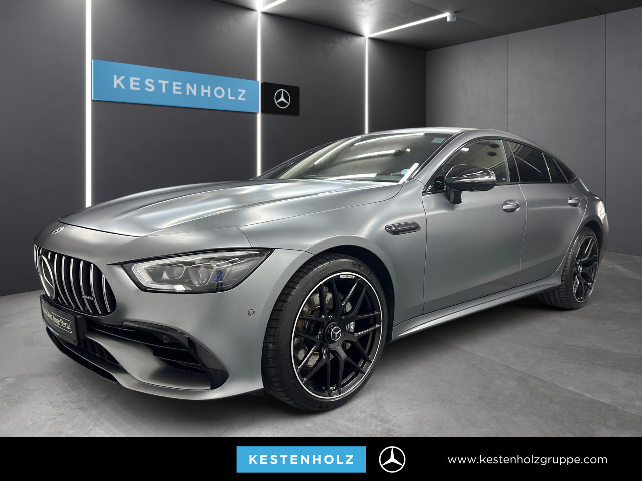 Getriebe: Automatikgetriebe AMG Speedshift, 9 G&auml;ngeAusstattungspakete: Ausstattungspaket: Remote Services Plus,  AMG Night-Paket,  Ablagepaket,  SpiegelpaketAssistenzsysteme: Head-up-Display HUD,  Fernlichtassistent,  Aktiver Park-Assistent inkl. PARKTRONIC: Parkassistent mit Querfunktion,  R&uuml;ckfahrkamera,  Surround-Kamerasystem,  DISTRONIC,  Berganfahrhilfe,  Spracheingabesystem,  M&uuml;digkeitserkennung,  Aktiver Lenk-Assistent,  Fahrerassistenzpaket Plus,  COLLISION PREVENTION ASSIST,  Verkehrszeichenerkennung m. Geschwindigkeitslimit-AssistentLicht und Sicht: Multibeam LED Scheinwerfer,  Tagfahrlicht,  Automatisch abblendende Innen- und Au&szlig;enspiegel,  W&auml;rmeschutzverglasung,  Ambientebeleuchtung mehrfarbig,  LichtsensorAudio &amp; Kommunikation: MBUX,  Navigationssystem: MBUX Augmented Reality,  Radio,  Digitaler Radioempfang DAB,  zentrale Bedieneinheit: Touchpad,  Burmester Surround-Soundsystem,  AUX &amp; USB Anschluss,  Mercedes connect me: Konnektivit&auml;ts-Paket Navigation,  Handyvorbereitung Bluetooth,  Android Auto u. Apple CarPlay,  Kabelloses Laden f&uuml;r Handys,  WLAN HotspotKomfort: Widescreen Cockpit,  Klimaautomatik,  Sitzheizung Fahrer/Beifahrer,  Armauflage Fahrer/Beifahrer,  Servolenkung,  Lenks&auml;ule verstellbar,  HANDS-FREE ACCESS,  Start-Stopp System,  Zentralver. mit Fernbedienung,  Fensterheber elektrisch,  EASY-PACK Heckklappe,  Garagentor&ouml;ffner,  DYNAMIC SELECT,  Getr&auml;nkehalter vornInterieur: Sitze Kunstleder Ledernachbildung ARTICO / Mikrofaser schwarz,  Innenfarbe schwarz,  Sportlederlenkrad: AMG Performance Lenkrad,  Bordcomputer,  R&uuml;cksitze klappbar,  Dekoreinlagen: Zierelemente Holz Esche grau offenporig,  Lenkrad-SchaltwippenExterieur: Adaptives Fahrwerk,  Anh&auml;ngerkupplung schwenkbar: Anh&auml;ngevorrichtung mit ESP Anh&auml;ngerstabilisierung,  Touchscreen Bedienung,  AMG Leichtmetallfelgen 21 Zoll,  Au&szlig;enspiegel elekt. anklappbar,  AMG Performance-Abgasanlage,  Notrufsystem,  StauassistentSicherheit: i-Size Kindersitzbefestigung,  Fu&szlig;g&auml;ngerschutzsystem,  Fahrer- /Beifahrerairbag,  Seitenairbag vorn und hinten,  Knieairbag Fahrer,  Traktionskontrolle,  Elektr. Stabilit&auml;tsprogramm ESP,  Reifendruckkontrolle,  Urban Guard,  Wegfahrsperre,  Au&szlig;entemperatur Anzeige,  Antiblockiersystem ABS,  Bremsverschlei&szlig;anzeige,  Proaktives Insassenschutzsystem,  NotbremsassistentWeitere Ausstattung: K34 Streckenbasierte Geschwindigkeitsanpassung,  256 AMG Track PaceSonstige Ma&szlig;e und Gewichte: Nutzlast: 505 kg,  zul&auml;ssiges Gesamtgewicht: 2.515 kg,  Kraftstofftank: 80l,  Radstand: 2.951 mmIrrt&uuml;mer und &Auml;nderungen vorbehalten