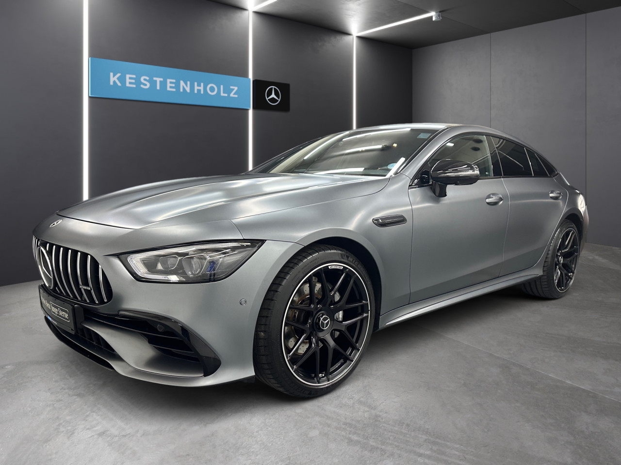 Getriebe: Automatikgetriebe AMG Speedshift, 9 G&auml;ngeAusstattungspakete: Ausstattungspaket: Remote Services Plus,  AMG Night-Paket,  Ablagepaket,  SpiegelpaketAssistenzsysteme: Head-up-Display HUD,  Fernlichtassistent,  Aktiver Park-Assistent inkl. PARKTRONIC: Parkassistent mit Querfunktion,  R&uuml;ckfahrkamera,  Surround-Kamerasystem,  DISTRONIC,  Berganfahrhilfe,  Spracheingabesystem,  M&uuml;digkeitserkennung,  Aktiver Lenk-Assistent,  Fahrerassistenzpaket Plus,  COLLISION PREVENTION ASSIST,  Verkehrszeichenerkennung m. Geschwindigkeitslimit-AssistentLicht und Sicht: Multibeam LED Scheinwerfer,  Tagfahrlicht,  Automatisch abblendende Innen- und Au&szlig;enspiegel,  W&auml;rmeschutzverglasung,  Ambientebeleuchtung mehrfarbig,  LichtsensorAudio &amp; Kommunikation: MBUX,  Navigationssystem: MBUX Augmented Reality,  Radio,  Digitaler Radioempfang DAB,  zentrale Bedieneinheit: Touchpad,  Burmester Surround-Soundsystem,  AUX &amp; USB Anschluss,  Mercedes connect me: Konnektivit&auml;ts-Paket Navigation,  Handyvorbereitung Bluetooth,  Android Auto u. Apple CarPlay,  Kabelloses Laden f&uuml;r Handys,  WLAN HotspotKomfort: Widescreen Cockpit,  Klimaautomatik,  Sitzheizung Fahrer/Beifahrer,  Armauflage Fahrer/Beifahrer,  Servolenkung,  Lenks&auml;ule verstellbar,  HANDS-FREE ACCESS,  Start-Stopp System,  Zentralver. mit Fernbedienung,  Fensterheber elektrisch,  EASY-PACK Heckklappe,  Garagentor&ouml;ffner,  DYNAMIC SELECT,  Getr&auml;nkehalter vornInterieur: Sitze Kunstleder Ledernachbildung ARTICO / Mikrofaser schwarz,  Innenfarbe schwarz,  Sportlederlenkrad: AMG Performance Lenkrad,  Bordcomputer,  R&uuml;cksitze klappbar,  Dekoreinlagen: Zierelemente Holz Esche grau offenporig,  Lenkrad-SchaltwippenExterieur: Adaptives Fahrwerk,  Anh&auml;ngerkupplung schwenkbar: Anh&auml;ngevorrichtung mit ESP Anh&auml;ngerstabilisierung,  Touchscreen Bedienung,  AMG Leichtmetallfelgen 21 Zoll,  Au&szlig;enspiegel elekt. anklappbar,  AMG Performance-Abgasanlage,  Notrufsystem,  StauassistentSicherheit: i-Size Kindersitzbefestigung,  Fu&szlig;g&auml;ngerschutzsystem,  Fahrer- /Beifahrerairbag,  Seitenairbag vorn und hinten,  Knieairbag Fahrer,  Traktionskontrolle,  Elektr. Stabilit&auml;tsprogramm ESP,  Reifendruckkontrolle,  Urban Guard,  Wegfahrsperre,  Au&szlig;entemperatur Anzeige,  Antiblockiersystem ABS,  Bremsverschlei&szlig;anzeige,  Proaktives Insassenschutzsystem,  NotbremsassistentWeitere Ausstattung: K34 Streckenbasierte Geschwindigkeitsanpassung,  256 AMG Track PaceSonstige Ma&szlig;e und Gewichte: Nutzlast: 505 kg,  zul&auml;ssiges Gesamtgewicht: 2.515 kg,  Kraftstofftank: 80l,  Radstand: 2.951 mmIrrt&uuml;mer und &Auml;nderungen vorbehalten