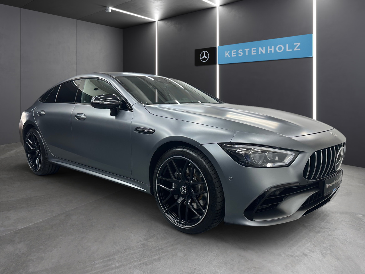 Getriebe: Automatikgetriebe AMG Speedshift, 9 G&auml;ngeAusstattungspakete: Ausstattungspaket: Remote Services Plus,  AMG Night-Paket,  Ablagepaket,  SpiegelpaketAssistenzsysteme: Head-up-Display HUD,  Fernlichtassistent,  Aktiver Park-Assistent inkl. PARKTRONIC: Parkassistent mit Querfunktion,  R&uuml;ckfahrkamera,  Surround-Kamerasystem,  DISTRONIC,  Berganfahrhilfe,  Spracheingabesystem,  M&uuml;digkeitserkennung,  Aktiver Lenk-Assistent,  Fahrerassistenzpaket Plus,  COLLISION PREVENTION ASSIST,  Verkehrszeichenerkennung m. Geschwindigkeitslimit-AssistentLicht und Sicht: Multibeam LED Scheinwerfer,  Tagfahrlicht,  Automatisch abblendende Innen- und Au&szlig;enspiegel,  W&auml;rmeschutzverglasung,  Ambientebeleuchtung mehrfarbig,  LichtsensorAudio &amp; Kommunikation: MBUX,  Navigationssystem: MBUX Augmented Reality,  Radio,  Digitaler Radioempfang DAB,  zentrale Bedieneinheit: Touchpad,  Burmester Surround-Soundsystem,  AUX &amp; USB Anschluss,  Mercedes connect me: Konnektivit&auml;ts-Paket Navigation,  Handyvorbereitung Bluetooth,  Android Auto u. Apple CarPlay,  Kabelloses Laden f&uuml;r Handys,  WLAN HotspotKomfort: Widescreen Cockpit,  Klimaautomatik,  Sitzheizung Fahrer/Beifahrer,  Armauflage Fahrer/Beifahrer,  Servolenkung,  Lenks&auml;ule verstellbar,  HANDS-FREE ACCESS,  Start-Stopp System,  Zentralver. mit Fernbedienung,  Fensterheber elektrisch,  EASY-PACK Heckklappe,  Garagentor&ouml;ffner,  DYNAMIC SELECT,  Getr&auml;nkehalter vornInterieur: Sitze Kunstleder Ledernachbildung ARTICO / Mikrofaser schwarz,  Innenfarbe schwarz,  Sportlederlenkrad: AMG Performance Lenkrad,  Bordcomputer,  R&uuml;cksitze klappbar,  Dekoreinlagen: Zierelemente Holz Esche grau offenporig,  Lenkrad-SchaltwippenExterieur: Adaptives Fahrwerk,  Anh&auml;ngerkupplung schwenkbar: Anh&auml;ngevorrichtung mit ESP Anh&auml;ngerstabilisierung,  Touchscreen Bedienung,  AMG Leichtmetallfelgen 21 Zoll,  Au&szlig;enspiegel elekt. anklappbar,  AMG Performance-Abgasanlage,  Notrufsystem,  StauassistentSicherheit: i-Size Kindersitzbefestigung,  Fu&szlig;g&auml;ngerschutzsystem,  Fahrer- /Beifahrerairbag,  Seitenairbag vorn und hinten,  Knieairbag Fahrer,  Traktionskontrolle,  Elektr. Stabilit&auml;tsprogramm ESP,  Reifendruckkontrolle,  Urban Guard,  Wegfahrsperre,  Au&szlig;entemperatur Anzeige,  Antiblockiersystem ABS,  Bremsverschlei&szlig;anzeige,  Proaktives Insassenschutzsystem,  NotbremsassistentWeitere Ausstattung: K34 Streckenbasierte Geschwindigkeitsanpassung,  256 AMG Track PaceSonstige Ma&szlig;e und Gewichte: Nutzlast: 505 kg,  zul&auml;ssiges Gesamtgewicht: 2.515 kg,  Kraftstofftank: 80l,  Radstand: 2.951 mmIrrt&uuml;mer und &Auml;nderungen vorbehalten