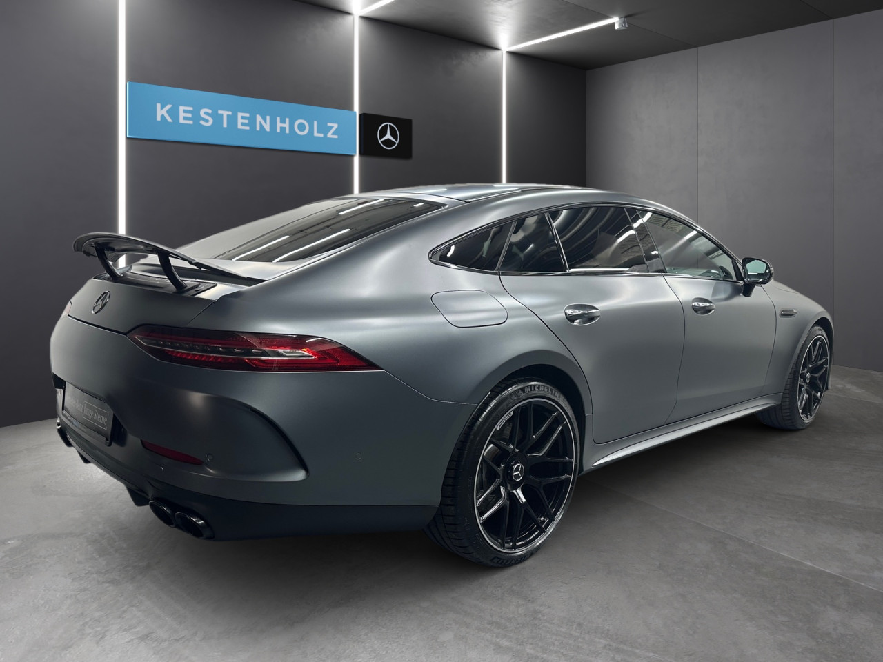 Getriebe: Automatikgetriebe AMG Speedshift, 9 G&auml;ngeAusstattungspakete: Ausstattungspaket: Remote Services Plus,  AMG Night-Paket,  Ablagepaket,  SpiegelpaketAssistenzsysteme: Head-up-Display HUD,  Fernlichtassistent,  Aktiver Park-Assistent inkl. PARKTRONIC: Parkassistent mit Querfunktion,  R&uuml;ckfahrkamera,  Surround-Kamerasystem,  DISTRONIC,  Berganfahrhilfe,  Spracheingabesystem,  M&uuml;digkeitserkennung,  Aktiver Lenk-Assistent,  Fahrerassistenzpaket Plus,  COLLISION PREVENTION ASSIST,  Verkehrszeichenerkennung m. Geschwindigkeitslimit-AssistentLicht und Sicht: Multibeam LED Scheinwerfer,  Tagfahrlicht,  Automatisch abblendende Innen- und Au&szlig;enspiegel,  W&auml;rmeschutzverglasung,  Ambientebeleuchtung mehrfarbig,  LichtsensorAudio &amp; Kommunikation: MBUX,  Navigationssystem: MBUX Augmented Reality,  Radio,  Digitaler Radioempfang DAB,  zentrale Bedieneinheit: Touchpad,  Burmester Surround-Soundsystem,  AUX &amp; USB Anschluss,  Mercedes connect me: Konnektivit&auml;ts-Paket Navigation,  Handyvorbereitung Bluetooth,  Android Auto u. Apple CarPlay,  Kabelloses Laden f&uuml;r Handys,  WLAN HotspotKomfort: Widescreen Cockpit,  Klimaautomatik,  Sitzheizung Fahrer/Beifahrer,  Armauflage Fahrer/Beifahrer,  Servolenkung,  Lenks&auml;ule verstellbar,  HANDS-FREE ACCESS,  Start-Stopp System,  Zentralver. mit Fernbedienung,  Fensterheber elektrisch,  EASY-PACK Heckklappe,  Garagentor&ouml;ffner,  DYNAMIC SELECT,  Getr&auml;nkehalter vornInterieur: Sitze Kunstleder Ledernachbildung ARTICO / Mikrofaser schwarz,  Innenfarbe schwarz,  Sportlederlenkrad: AMG Performance Lenkrad,  Bordcomputer,  R&uuml;cksitze klappbar,  Dekoreinlagen: Zierelemente Holz Esche grau offenporig,  Lenkrad-SchaltwippenExterieur: Adaptives Fahrwerk,  Anh&auml;ngerkupplung schwenkbar: Anh&auml;ngevorrichtung mit ESP Anh&auml;ngerstabilisierung,  Touchscreen Bedienung,  AMG Leichtmetallfelgen 21 Zoll,  Au&szlig;enspiegel elekt. anklappbar,  AMG Performance-Abgasanlage,  Notrufsystem,  StauassistentSicherheit: i-Size Kindersitzbefestigung,  Fu&szlig;g&auml;ngerschutzsystem,  Fahrer- /Beifahrerairbag,  Seitenairbag vorn und hinten,  Knieairbag Fahrer,  Traktionskontrolle,  Elektr. Stabilit&auml;tsprogramm ESP,  Reifendruckkontrolle,  Urban Guard,  Wegfahrsperre,  Au&szlig;entemperatur Anzeige,  Antiblockiersystem ABS,  Bremsverschlei&szlig;anzeige,  Proaktives Insassenschutzsystem,  NotbremsassistentWeitere Ausstattung: K34 Streckenbasierte Geschwindigkeitsanpassung,  256 AMG Track PaceSonstige Ma&szlig;e und Gewichte: Nutzlast: 505 kg,  zul&auml;ssiges Gesamtgewicht: 2.515 kg,  Kraftstofftank: 80l,  Radstand: 2.951 mmIrrt&uuml;mer und &Auml;nderungen vorbehalten