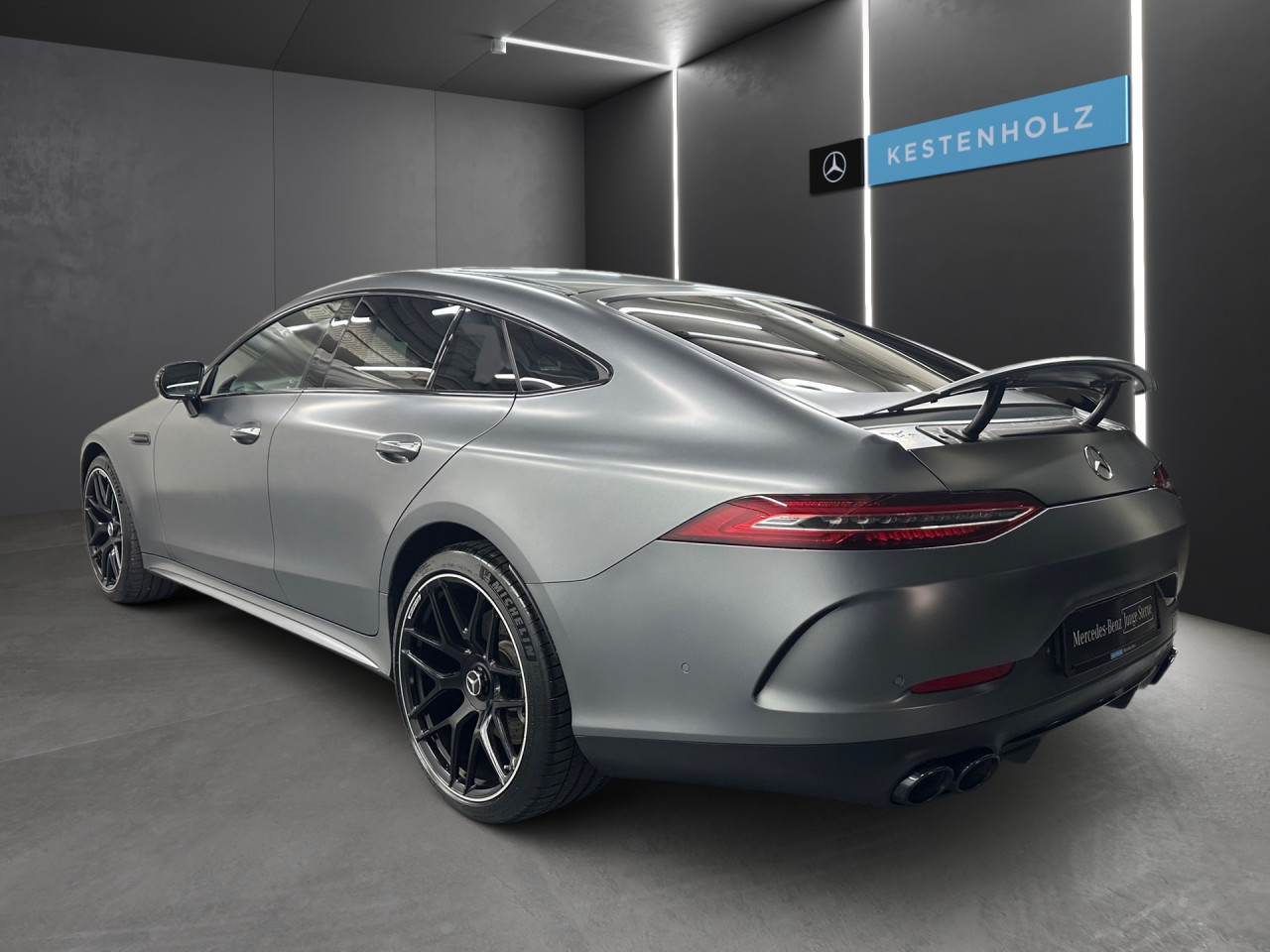 Getriebe: Automatikgetriebe AMG Speedshift, 9 G&auml;ngeAusstattungspakete: Ausstattungspaket: Remote Services Plus,  AMG Night-Paket,  Ablagepaket,  SpiegelpaketAssistenzsysteme: Head-up-Display HUD,  Fernlichtassistent,  Aktiver Park-Assistent inkl. PARKTRONIC: Parkassistent mit Querfunktion,  R&uuml;ckfahrkamera,  Surround-Kamerasystem,  DISTRONIC,  Berganfahrhilfe,  Spracheingabesystem,  M&uuml;digkeitserkennung,  Aktiver Lenk-Assistent,  Fahrerassistenzpaket Plus,  COLLISION PREVENTION ASSIST,  Verkehrszeichenerkennung m. Geschwindigkeitslimit-AssistentLicht und Sicht: Multibeam LED Scheinwerfer,  Tagfahrlicht,  Automatisch abblendende Innen- und Au&szlig;enspiegel,  W&auml;rmeschutzverglasung,  Ambientebeleuchtung mehrfarbig,  LichtsensorAudio &amp; Kommunikation: MBUX,  Navigationssystem: MBUX Augmented Reality,  Radio,  Digitaler Radioempfang DAB,  zentrale Bedieneinheit: Touchpad,  Burmester Surround-Soundsystem,  AUX &amp; USB Anschluss,  Mercedes connect me: Konnektivit&auml;ts-Paket Navigation,  Handyvorbereitung Bluetooth,  Android Auto u. Apple CarPlay,  Kabelloses Laden f&uuml;r Handys,  WLAN HotspotKomfort: Widescreen Cockpit,  Klimaautomatik,  Sitzheizung Fahrer/Beifahrer,  Armauflage Fahrer/Beifahrer,  Servolenkung,  Lenks&auml;ule verstellbar,  HANDS-FREE ACCESS,  Start-Stopp System,  Zentralver. mit Fernbedienung,  Fensterheber elektrisch,  EASY-PACK Heckklappe,  Garagentor&ouml;ffner,  DYNAMIC SELECT,  Getr&auml;nkehalter vornInterieur: Sitze Kunstleder Ledernachbildung ARTICO / Mikrofaser schwarz,  Innenfarbe schwarz,  Sportlederlenkrad: AMG Performance Lenkrad,  Bordcomputer,  R&uuml;cksitze klappbar,  Dekoreinlagen: Zierelemente Holz Esche grau offenporig,  Lenkrad-SchaltwippenExterieur: Adaptives Fahrwerk,  Anh&auml;ngerkupplung schwenkbar: Anh&auml;ngevorrichtung mit ESP Anh&auml;ngerstabilisierung,  Touchscreen Bedienung,  AMG Leichtmetallfelgen 21 Zoll,  Au&szlig;enspiegel elekt. anklappbar,  AMG Performance-Abgasanlage,  Notrufsystem,  StauassistentSicherheit: i-Size Kindersitzbefestigung,  Fu&szlig;g&auml;ngerschutzsystem,  Fahrer- /Beifahrerairbag,  Seitenairbag vorn und hinten,  Knieairbag Fahrer,  Traktionskontrolle,  Elektr. Stabilit&auml;tsprogramm ESP,  Reifendruckkontrolle,  Urban Guard,  Wegfahrsperre,  Au&szlig;entemperatur Anzeige,  Antiblockiersystem ABS,  Bremsverschlei&szlig;anzeige,  Proaktives Insassenschutzsystem,  NotbremsassistentWeitere Ausstattung: K34 Streckenbasierte Geschwindigkeitsanpassung,  256 AMG Track PaceSonstige Ma&szlig;e und Gewichte: Nutzlast: 505 kg,  zul&auml;ssiges Gesamtgewicht: 2.515 kg,  Kraftstofftank: 80l,  Radstand: 2.951 mmIrrt&uuml;mer und &Auml;nderungen vorbehalten