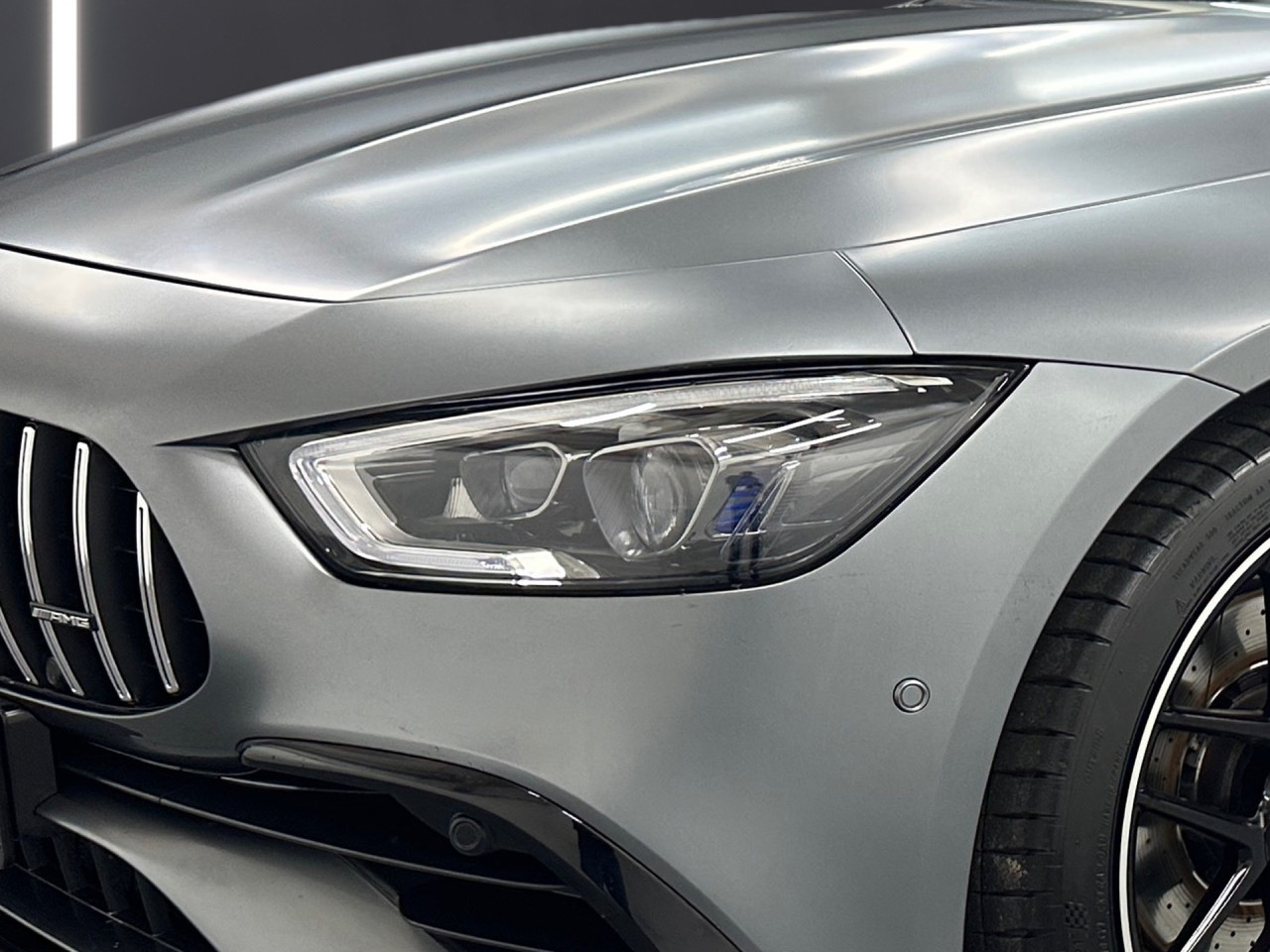Getriebe: Automatikgetriebe AMG Speedshift, 9 G&auml;ngeAusstattungspakete: Ausstattungspaket: Remote Services Plus,  AMG Night-Paket,  Ablagepaket,  SpiegelpaketAssistenzsysteme: Head-up-Display HUD,  Fernlichtassistent,  Aktiver Park-Assistent inkl. PARKTRONIC: Parkassistent mit Querfunktion,  R&uuml;ckfahrkamera,  Surround-Kamerasystem,  DISTRONIC,  Berganfahrhilfe,  Spracheingabesystem,  M&uuml;digkeitserkennung,  Aktiver Lenk-Assistent,  Fahrerassistenzpaket Plus,  COLLISION PREVENTION ASSIST,  Verkehrszeichenerkennung m. Geschwindigkeitslimit-AssistentLicht und Sicht: Multibeam LED Scheinwerfer,  Tagfahrlicht,  Automatisch abblendende Innen- und Au&szlig;enspiegel,  W&auml;rmeschutzverglasung,  Ambientebeleuchtung mehrfarbig,  LichtsensorAudio &amp; Kommunikation: MBUX,  Navigationssystem: MBUX Augmented Reality,  Radio,  Digitaler Radioempfang DAB,  zentrale Bedieneinheit: Touchpad,  Burmester Surround-Soundsystem,  AUX &amp; USB Anschluss,  Mercedes connect me: Konnektivit&auml;ts-Paket Navigation,  Handyvorbereitung Bluetooth,  Android Auto u. Apple CarPlay,  Kabelloses Laden f&uuml;r Handys,  WLAN HotspotKomfort: Widescreen Cockpit,  Klimaautomatik,  Sitzheizung Fahrer/Beifahrer,  Armauflage Fahrer/Beifahrer,  Servolenkung,  Lenks&auml;ule verstellbar,  HANDS-FREE ACCESS,  Start-Stopp System,  Zentralver. mit Fernbedienung,  Fensterheber elektrisch,  EASY-PACK Heckklappe,  Garagentor&ouml;ffner,  DYNAMIC SELECT,  Getr&auml;nkehalter vornInterieur: Sitze Kunstleder Ledernachbildung ARTICO / Mikrofaser schwarz,  Innenfarbe schwarz,  Sportlederlenkrad: AMG Performance Lenkrad,  Bordcomputer,  R&uuml;cksitze klappbar,  Dekoreinlagen: Zierelemente Holz Esche grau offenporig,  Lenkrad-SchaltwippenExterieur: Adaptives Fahrwerk,  Anh&auml;ngerkupplung schwenkbar: Anh&auml;ngevorrichtung mit ESP Anh&auml;ngerstabilisierung,  Touchscreen Bedienung,  AMG Leichtmetallfelgen 21 Zoll,  Au&szlig;enspiegel elekt. anklappbar,  AMG Performance-Abgasanlage,  Notrufsystem,  StauassistentSicherheit: i-Size Kindersitzbefestigung,  Fu&szlig;g&auml;ngerschutzsystem,  Fahrer- /Beifahrerairbag,  Seitenairbag vorn und hinten,  Knieairbag Fahrer,  Traktionskontrolle,  Elektr. Stabilit&auml;tsprogramm ESP,  Reifendruckkontrolle,  Urban Guard,  Wegfahrsperre,  Au&szlig;entemperatur Anzeige,  Antiblockiersystem ABS,  Bremsverschlei&szlig;anzeige,  Proaktives Insassenschutzsystem,  NotbremsassistentWeitere Ausstattung: K34 Streckenbasierte Geschwindigkeitsanpassung,  256 AMG Track PaceSonstige Ma&szlig;e und Gewichte: Nutzlast: 505 kg,  zul&auml;ssiges Gesamtgewicht: 2.515 kg,  Kraftstofftank: 80l,  Radstand: 2.951 mmIrrt&uuml;mer und &Auml;nderungen vorbehalten