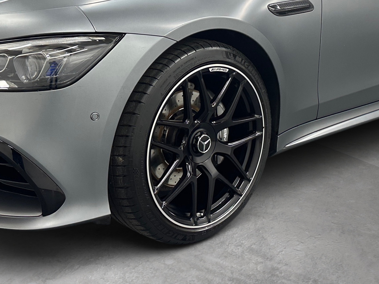 Getriebe: Automatikgetriebe AMG Speedshift, 9 G&auml;ngeAusstattungspakete: Ausstattungspaket: Remote Services Plus,  AMG Night-Paket,  Ablagepaket,  SpiegelpaketAssistenzsysteme: Head-up-Display HUD,  Fernlichtassistent,  Aktiver Park-Assistent inkl. PARKTRONIC: Parkassistent mit Querfunktion,  R&uuml;ckfahrkamera,  Surround-Kamerasystem,  DISTRONIC,  Berganfahrhilfe,  Spracheingabesystem,  M&uuml;digkeitserkennung,  Aktiver Lenk-Assistent,  Fahrerassistenzpaket Plus,  COLLISION PREVENTION ASSIST,  Verkehrszeichenerkennung m. Geschwindigkeitslimit-AssistentLicht und Sicht: Multibeam LED Scheinwerfer,  Tagfahrlicht,  Automatisch abblendende Innen- und Au&szlig;enspiegel,  W&auml;rmeschutzverglasung,  Ambientebeleuchtung mehrfarbig,  LichtsensorAudio &amp; Kommunikation: MBUX,  Navigationssystem: MBUX Augmented Reality,  Radio,  Digitaler Radioempfang DAB,  zentrale Bedieneinheit: Touchpad,  Burmester Surround-Soundsystem,  AUX &amp; USB Anschluss,  Mercedes connect me: Konnektivit&auml;ts-Paket Navigation,  Handyvorbereitung Bluetooth,  Android Auto u. Apple CarPlay,  Kabelloses Laden f&uuml;r Handys,  WLAN HotspotKomfort: Widescreen Cockpit,  Klimaautomatik,  Sitzheizung Fahrer/Beifahrer,  Armauflage Fahrer/Beifahrer,  Servolenkung,  Lenks&auml;ule verstellbar,  HANDS-FREE ACCESS,  Start-Stopp System,  Zentralver. mit Fernbedienung,  Fensterheber elektrisch,  EASY-PACK Heckklappe,  Garagentor&ouml;ffner,  DYNAMIC SELECT,  Getr&auml;nkehalter vornInterieur: Sitze Kunstleder Ledernachbildung ARTICO / Mikrofaser schwarz,  Innenfarbe schwarz,  Sportlederlenkrad: AMG Performance Lenkrad,  Bordcomputer,  R&uuml;cksitze klappbar,  Dekoreinlagen: Zierelemente Holz Esche grau offenporig,  Lenkrad-SchaltwippenExterieur: Adaptives Fahrwerk,  Anh&auml;ngerkupplung schwenkbar: Anh&auml;ngevorrichtung mit ESP Anh&auml;ngerstabilisierung,  Touchscreen Bedienung,  AMG Leichtmetallfelgen 21 Zoll,  Au&szlig;enspiegel elekt. anklappbar,  AMG Performance-Abgasanlage,  Notrufsystem,  StauassistentSicherheit: i-Size Kindersitzbefestigung,  Fu&szlig;g&auml;ngerschutzsystem,  Fahrer- /Beifahrerairbag,  Seitenairbag vorn und hinten,  Knieairbag Fahrer,  Traktionskontrolle,  Elektr. Stabilit&auml;tsprogramm ESP,  Reifendruckkontrolle,  Urban Guard,  Wegfahrsperre,  Au&szlig;entemperatur Anzeige,  Antiblockiersystem ABS,  Bremsverschlei&szlig;anzeige,  Proaktives Insassenschutzsystem,  NotbremsassistentWeitere Ausstattung: K34 Streckenbasierte Geschwindigkeitsanpassung,  256 AMG Track PaceSonstige Ma&szlig;e und Gewichte: Nutzlast: 505 kg,  zul&auml;ssiges Gesamtgewicht: 2.515 kg,  Kraftstofftank: 80l,  Radstand: 2.951 mmIrrt&uuml;mer und &Auml;nderungen vorbehalten