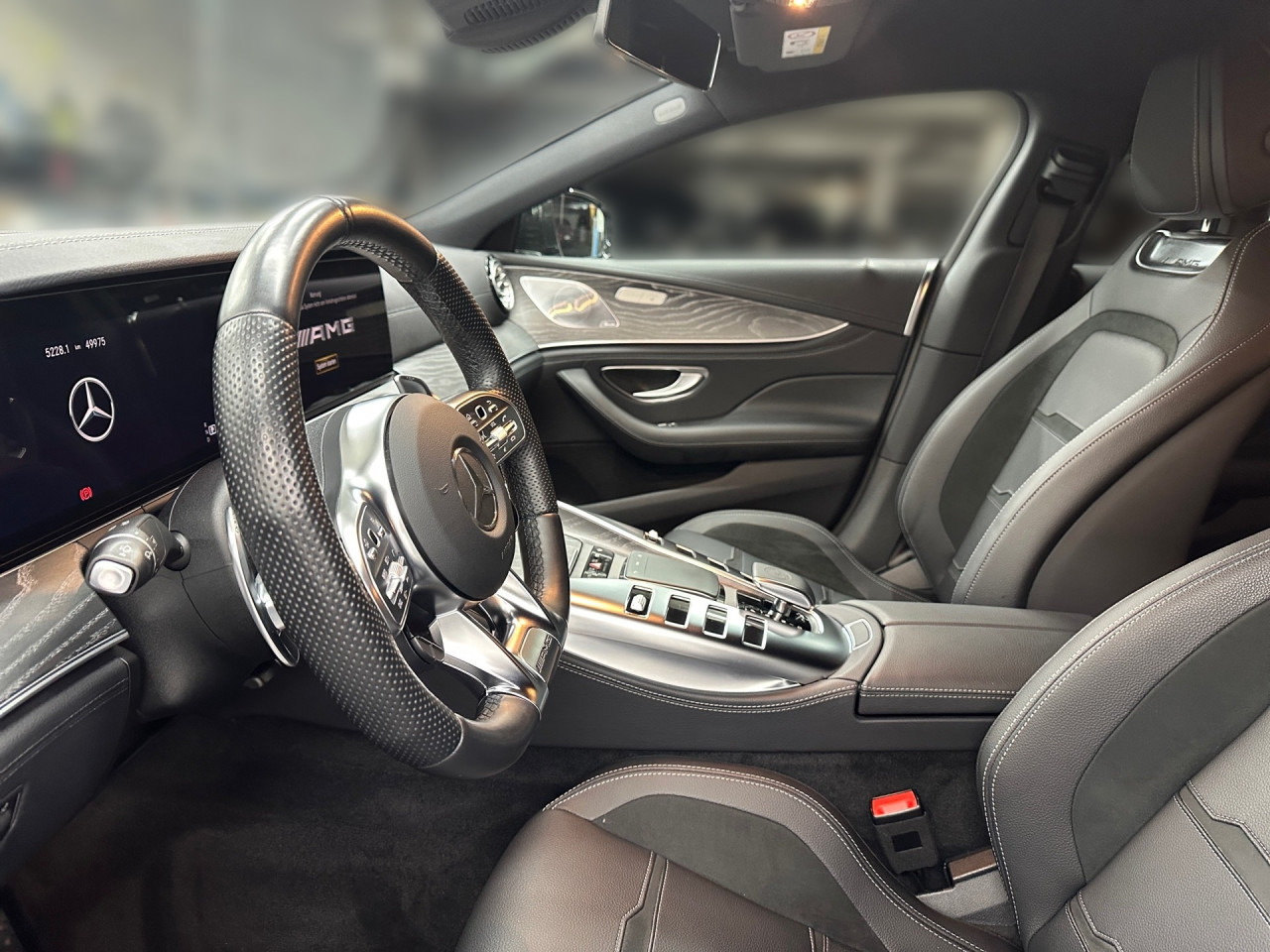 Getriebe: Automatikgetriebe AMG Speedshift, 9 G&auml;ngeAusstattungspakete: Ausstattungspaket: Remote Services Plus,  AMG Night-Paket,  Ablagepaket,  SpiegelpaketAssistenzsysteme: Head-up-Display HUD,  Fernlichtassistent,  Aktiver Park-Assistent inkl. PARKTRONIC: Parkassistent mit Querfunktion,  R&uuml;ckfahrkamera,  Surround-Kamerasystem,  DISTRONIC,  Berganfahrhilfe,  Spracheingabesystem,  M&uuml;digkeitserkennung,  Aktiver Lenk-Assistent,  Fahrerassistenzpaket Plus,  COLLISION PREVENTION ASSIST,  Verkehrszeichenerkennung m. Geschwindigkeitslimit-AssistentLicht und Sicht: Multibeam LED Scheinwerfer,  Tagfahrlicht,  Automatisch abblendende Innen- und Au&szlig;enspiegel,  W&auml;rmeschutzverglasung,  Ambientebeleuchtung mehrfarbig,  LichtsensorAudio &amp; Kommunikation: MBUX,  Navigationssystem: MBUX Augmented Reality,  Radio,  Digitaler Radioempfang DAB,  zentrale Bedieneinheit: Touchpad,  Burmester Surround-Soundsystem,  AUX &amp; USB Anschluss,  Mercedes connect me: Konnektivit&auml;ts-Paket Navigation,  Handyvorbereitung Bluetooth,  Android Auto u. Apple CarPlay,  Kabelloses Laden f&uuml;r Handys,  WLAN HotspotKomfort: Widescreen Cockpit,  Klimaautomatik,  Sitzheizung Fahrer/Beifahrer,  Armauflage Fahrer/Beifahrer,  Servolenkung,  Lenks&auml;ule verstellbar,  HANDS-FREE ACCESS,  Start-Stopp System,  Zentralver. mit Fernbedienung,  Fensterheber elektrisch,  EASY-PACK Heckklappe,  Garagentor&ouml;ffner,  DYNAMIC SELECT,  Getr&auml;nkehalter vornInterieur: Sitze Kunstleder Ledernachbildung ARTICO / Mikrofaser schwarz,  Innenfarbe schwarz,  Sportlederlenkrad: AMG Performance Lenkrad,  Bordcomputer,  R&uuml;cksitze klappbar,  Dekoreinlagen: Zierelemente Holz Esche grau offenporig,  Lenkrad-SchaltwippenExterieur: Adaptives Fahrwerk,  Anh&auml;ngerkupplung schwenkbar: Anh&auml;ngevorrichtung mit ESP Anh&auml;ngerstabilisierung,  Touchscreen Bedienung,  AMG Leichtmetallfelgen 21 Zoll,  Au&szlig;enspiegel elekt. anklappbar,  AMG Performance-Abgasanlage,  Notrufsystem,  StauassistentSicherheit: i-Size Kindersitzbefestigung,  Fu&szlig;g&auml;ngerschutzsystem,  Fahrer- /Beifahrerairbag,  Seitenairbag vorn und hinten,  Knieairbag Fahrer,  Traktionskontrolle,  Elektr. Stabilit&auml;tsprogramm ESP,  Reifendruckkontrolle,  Urban Guard,  Wegfahrsperre,  Au&szlig;entemperatur Anzeige,  Antiblockiersystem ABS,  Bremsverschlei&szlig;anzeige,  Proaktives Insassenschutzsystem,  NotbremsassistentWeitere Ausstattung: K34 Streckenbasierte Geschwindigkeitsanpassung,  256 AMG Track PaceSonstige Ma&szlig;e und Gewichte: Nutzlast: 505 kg,  zul&auml;ssiges Gesamtgewicht: 2.515 kg,  Kraftstofftank: 80l,  Radstand: 2.951 mmIrrt&uuml;mer und &Auml;nderungen vorbehalten