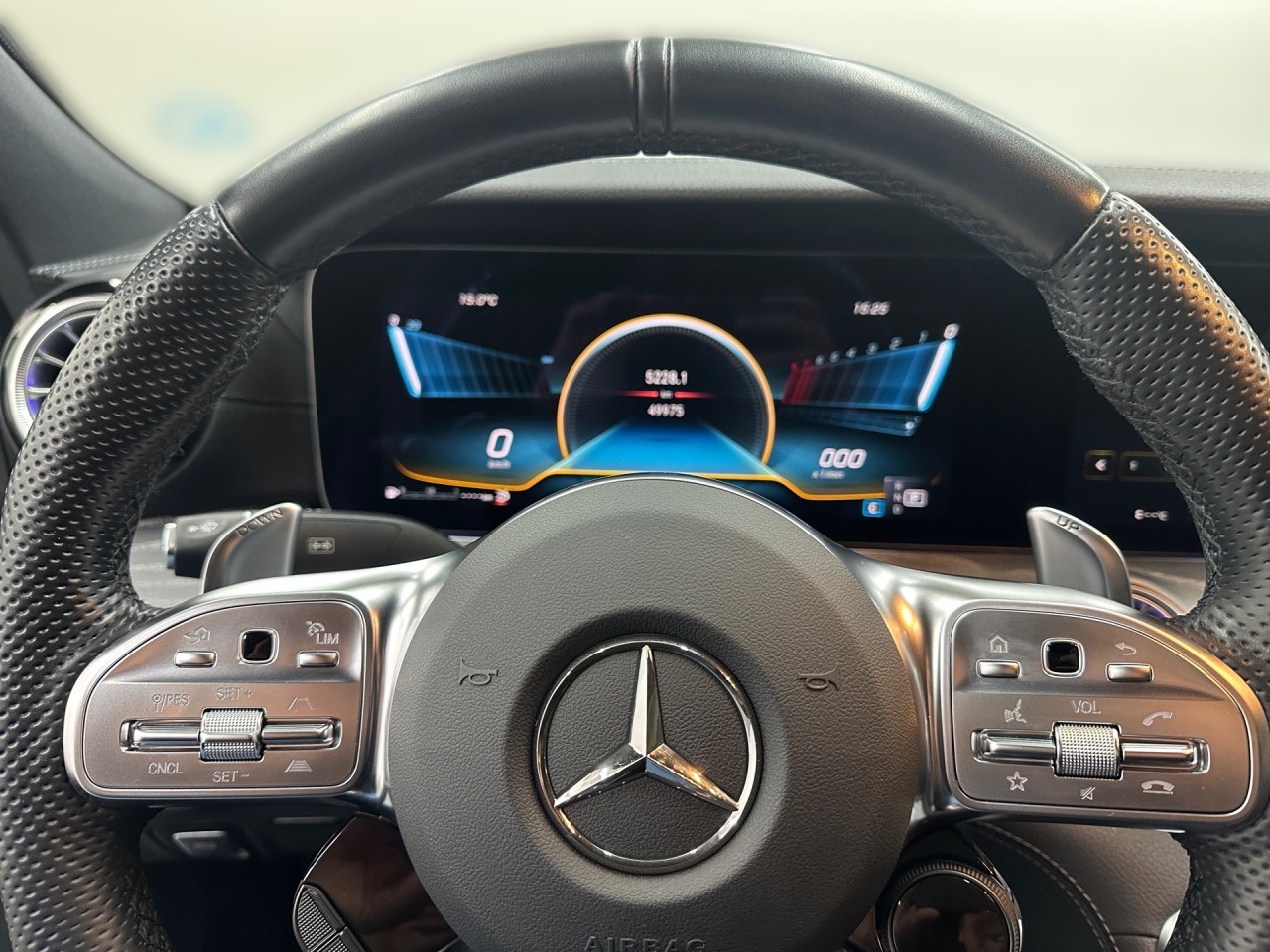 Getriebe: Automatikgetriebe AMG Speedshift, 9 G&auml;ngeAusstattungspakete: Ausstattungspaket: Remote Services Plus,  AMG Night-Paket,  Ablagepaket,  SpiegelpaketAssistenzsysteme: Head-up-Display HUD,  Fernlichtassistent,  Aktiver Park-Assistent inkl. PARKTRONIC: Parkassistent mit Querfunktion,  R&uuml;ckfahrkamera,  Surround-Kamerasystem,  DISTRONIC,  Berganfahrhilfe,  Spracheingabesystem,  M&uuml;digkeitserkennung,  Aktiver Lenk-Assistent,  Fahrerassistenzpaket Plus,  COLLISION PREVENTION ASSIST,  Verkehrszeichenerkennung m. Geschwindigkeitslimit-AssistentLicht und Sicht: Multibeam LED Scheinwerfer,  Tagfahrlicht,  Automatisch abblendende Innen- und Au&szlig;enspiegel,  W&auml;rmeschutzverglasung,  Ambientebeleuchtung mehrfarbig,  LichtsensorAudio &amp; Kommunikation: MBUX,  Navigationssystem: MBUX Augmented Reality,  Radio,  Digitaler Radioempfang DAB,  zentrale Bedieneinheit: Touchpad,  Burmester Surround-Soundsystem,  AUX &amp; USB Anschluss,  Mercedes connect me: Konnektivit&auml;ts-Paket Navigation,  Handyvorbereitung Bluetooth,  Android Auto u. Apple CarPlay,  Kabelloses Laden f&uuml;r Handys,  WLAN HotspotKomfort: Widescreen Cockpit,  Klimaautomatik,  Sitzheizung Fahrer/Beifahrer,  Armauflage Fahrer/Beifahrer,  Servolenkung,  Lenks&auml;ule verstellbar,  HANDS-FREE ACCESS,  Start-Stopp System,  Zentralver. mit Fernbedienung,  Fensterheber elektrisch,  EASY-PACK Heckklappe,  Garagentor&ouml;ffner,  DYNAMIC SELECT,  Getr&auml;nkehalter vornInterieur: Sitze Kunstleder Ledernachbildung ARTICO / Mikrofaser schwarz,  Innenfarbe schwarz,  Sportlederlenkrad: AMG Performance Lenkrad,  Bordcomputer,  R&uuml;cksitze klappbar,  Dekoreinlagen: Zierelemente Holz Esche grau offenporig,  Lenkrad-SchaltwippenExterieur: Adaptives Fahrwerk,  Anh&auml;ngerkupplung schwenkbar: Anh&auml;ngevorrichtung mit ESP Anh&auml;ngerstabilisierung,  Touchscreen Bedienung,  AMG Leichtmetallfelgen 21 Zoll,  Au&szlig;enspiegel elekt. anklappbar,  AMG Performance-Abgasanlage,  Notrufsystem,  StauassistentSicherheit: i-Size Kindersitzbefestigung,  Fu&szlig;g&auml;ngerschutzsystem,  Fahrer- /Beifahrerairbag,  Seitenairbag vorn und hinten,  Knieairbag Fahrer,  Traktionskontrolle,  Elektr. Stabilit&auml;tsprogramm ESP,  Reifendruckkontrolle,  Urban Guard,  Wegfahrsperre,  Au&szlig;entemperatur Anzeige,  Antiblockiersystem ABS,  Bremsverschlei&szlig;anzeige,  Proaktives Insassenschutzsystem,  NotbremsassistentWeitere Ausstattung: K34 Streckenbasierte Geschwindigkeitsanpassung,  256 AMG Track PaceSonstige Ma&szlig;e und Gewichte: Nutzlast: 505 kg,  zul&auml;ssiges Gesamtgewicht: 2.515 kg,  Kraftstofftank: 80l,  Radstand: 2.951 mmIrrt&uuml;mer und &Auml;nderungen vorbehalten