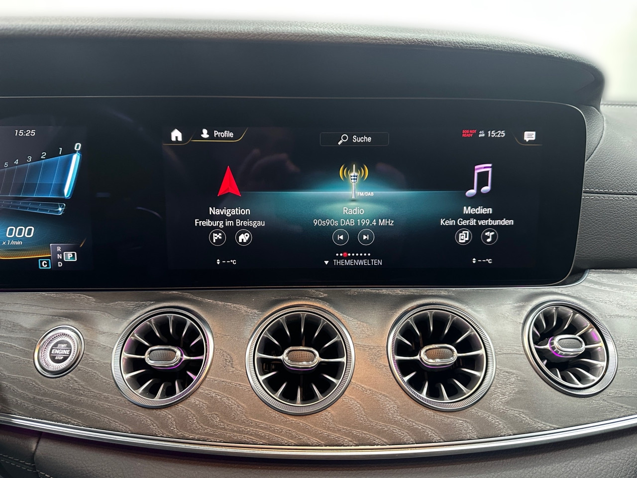 Getriebe: Automatikgetriebe AMG Speedshift, 9 G&auml;ngeAusstattungspakete: Ausstattungspaket: Remote Services Plus,  AMG Night-Paket,  Ablagepaket,  SpiegelpaketAssistenzsysteme: Head-up-Display HUD,  Fernlichtassistent,  Aktiver Park-Assistent inkl. PARKTRONIC: Parkassistent mit Querfunktion,  R&uuml;ckfahrkamera,  Surround-Kamerasystem,  DISTRONIC,  Berganfahrhilfe,  Spracheingabesystem,  M&uuml;digkeitserkennung,  Aktiver Lenk-Assistent,  Fahrerassistenzpaket Plus,  COLLISION PREVENTION ASSIST,  Verkehrszeichenerkennung m. Geschwindigkeitslimit-AssistentLicht und Sicht: Multibeam LED Scheinwerfer,  Tagfahrlicht,  Automatisch abblendende Innen- und Au&szlig;enspiegel,  W&auml;rmeschutzverglasung,  Ambientebeleuchtung mehrfarbig,  LichtsensorAudio &amp; Kommunikation: MBUX,  Navigationssystem: MBUX Augmented Reality,  Radio,  Digitaler Radioempfang DAB,  zentrale Bedieneinheit: Touchpad,  Burmester Surround-Soundsystem,  AUX &amp; USB Anschluss,  Mercedes connect me: Konnektivit&auml;ts-Paket Navigation,  Handyvorbereitung Bluetooth,  Android Auto u. Apple CarPlay,  Kabelloses Laden f&uuml;r Handys,  WLAN HotspotKomfort: Widescreen Cockpit,  Klimaautomatik,  Sitzheizung Fahrer/Beifahrer,  Armauflage Fahrer/Beifahrer,  Servolenkung,  Lenks&auml;ule verstellbar,  HANDS-FREE ACCESS,  Start-Stopp System,  Zentralver. mit Fernbedienung,  Fensterheber elektrisch,  EASY-PACK Heckklappe,  Garagentor&ouml;ffner,  DYNAMIC SELECT,  Getr&auml;nkehalter vornInterieur: Sitze Kunstleder Ledernachbildung ARTICO / Mikrofaser schwarz,  Innenfarbe schwarz,  Sportlederlenkrad: AMG Performance Lenkrad,  Bordcomputer,  R&uuml;cksitze klappbar,  Dekoreinlagen: Zierelemente Holz Esche grau offenporig,  Lenkrad-SchaltwippenExterieur: Adaptives Fahrwerk,  Anh&auml;ngerkupplung schwenkbar: Anh&auml;ngevorrichtung mit ESP Anh&auml;ngerstabilisierung,  Touchscreen Bedienung,  AMG Leichtmetallfelgen 21 Zoll,  Au&szlig;enspiegel elekt. anklappbar,  AMG Performance-Abgasanlage,  Notrufsystem,  StauassistentSicherheit: i-Size Kindersitzbefestigung,  Fu&szlig;g&auml;ngerschutzsystem,  Fahrer- /Beifahrerairbag,  Seitenairbag vorn und hinten,  Knieairbag Fahrer,  Traktionskontrolle,  Elektr. Stabilit&auml;tsprogramm ESP,  Reifendruckkontrolle,  Urban Guard,  Wegfahrsperre,  Au&szlig;entemperatur Anzeige,  Antiblockiersystem ABS,  Bremsverschlei&szlig;anzeige,  Proaktives Insassenschutzsystem,  NotbremsassistentWeitere Ausstattung: K34 Streckenbasierte Geschwindigkeitsanpassung,  256 AMG Track PaceSonstige Ma&szlig;e und Gewichte: Nutzlast: 505 kg,  zul&auml;ssiges Gesamtgewicht: 2.515 kg,  Kraftstofftank: 80l,  Radstand: 2.951 mmIrrt&uuml;mer und &Auml;nderungen vorbehalten