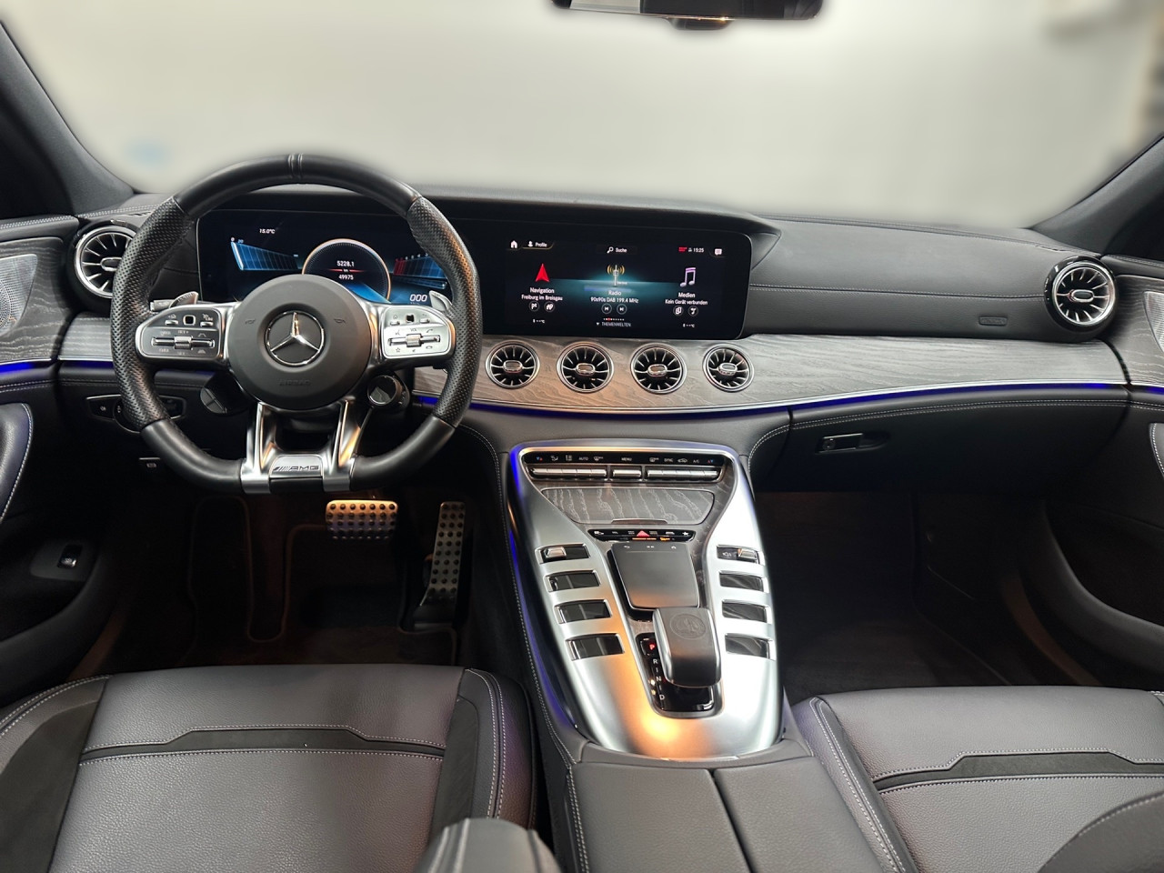 Getriebe: Automatikgetriebe AMG Speedshift, 9 G&auml;ngeAusstattungspakete: Ausstattungspaket: Remote Services Plus,  AMG Night-Paket,  Ablagepaket,  SpiegelpaketAssistenzsysteme: Head-up-Display HUD,  Fernlichtassistent,  Aktiver Park-Assistent inkl. PARKTRONIC: Parkassistent mit Querfunktion,  R&uuml;ckfahrkamera,  Surround-Kamerasystem,  DISTRONIC,  Berganfahrhilfe,  Spracheingabesystem,  M&uuml;digkeitserkennung,  Aktiver Lenk-Assistent,  Fahrerassistenzpaket Plus,  COLLISION PREVENTION ASSIST,  Verkehrszeichenerkennung m. Geschwindigkeitslimit-AssistentLicht und Sicht: Multibeam LED Scheinwerfer,  Tagfahrlicht,  Automatisch abblendende Innen- und Au&szlig;enspiegel,  W&auml;rmeschutzverglasung,  Ambientebeleuchtung mehrfarbig,  LichtsensorAudio &amp; Kommunikation: MBUX,  Navigationssystem: MBUX Augmented Reality,  Radio,  Digitaler Radioempfang DAB,  zentrale Bedieneinheit: Touchpad,  Burmester Surround-Soundsystem,  AUX &amp; USB Anschluss,  Mercedes connect me: Konnektivit&auml;ts-Paket Navigation,  Handyvorbereitung Bluetooth,  Android Auto u. Apple CarPlay,  Kabelloses Laden f&uuml;r Handys,  WLAN HotspotKomfort: Widescreen Cockpit,  Klimaautomatik,  Sitzheizung Fahrer/Beifahrer,  Armauflage Fahrer/Beifahrer,  Servolenkung,  Lenks&auml;ule verstellbar,  HANDS-FREE ACCESS,  Start-Stopp System,  Zentralver. mit Fernbedienung,  Fensterheber elektrisch,  EASY-PACK Heckklappe,  Garagentor&ouml;ffner,  DYNAMIC SELECT,  Getr&auml;nkehalter vornInterieur: Sitze Kunstleder Ledernachbildung ARTICO / Mikrofaser schwarz,  Innenfarbe schwarz,  Sportlederlenkrad: AMG Performance Lenkrad,  Bordcomputer,  R&uuml;cksitze klappbar,  Dekoreinlagen: Zierelemente Holz Esche grau offenporig,  Lenkrad-SchaltwippenExterieur: Adaptives Fahrwerk,  Anh&auml;ngerkupplung schwenkbar: Anh&auml;ngevorrichtung mit ESP Anh&auml;ngerstabilisierung,  Touchscreen Bedienung,  AMG Leichtmetallfelgen 21 Zoll,  Au&szlig;enspiegel elekt. anklappbar,  AMG Performance-Abgasanlage,  Notrufsystem,  StauassistentSicherheit: i-Size Kindersitzbefestigung,  Fu&szlig;g&auml;ngerschutzsystem,  Fahrer- /Beifahrerairbag,  Seitenairbag vorn und hinten,  Knieairbag Fahrer,  Traktionskontrolle,  Elektr. Stabilit&auml;tsprogramm ESP,  Reifendruckkontrolle,  Urban Guard,  Wegfahrsperre,  Au&szlig;entemperatur Anzeige,  Antiblockiersystem ABS,  Bremsverschlei&szlig;anzeige,  Proaktives Insassenschutzsystem,  NotbremsassistentWeitere Ausstattung: K34 Streckenbasierte Geschwindigkeitsanpassung,  256 AMG Track PaceSonstige Ma&szlig;e und Gewichte: Nutzlast: 505 kg,  zul&auml;ssiges Gesamtgewicht: 2.515 kg,  Kraftstofftank: 80l,  Radstand: 2.951 mmIrrt&uuml;mer und &Auml;nderungen vorbehalten