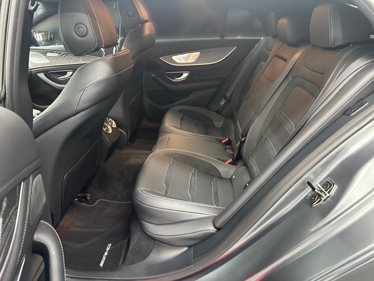 Getriebe: Automatikgetriebe AMG Speedshift, 9 G&auml;ngeAusstattungspakete: Ausstattungspaket: Remote Services Plus,  AMG Night-Paket,  Ablagepaket,  SpiegelpaketAssistenzsysteme: Head-up-Display HUD,  Fernlichtassistent,  Aktiver Park-Assistent inkl. PARKTRONIC: Parkassistent mit Querfunktion,  R&uuml;ckfahrkamera,  Surround-Kamerasystem,  DISTRONIC,  Berganfahrhilfe,  Spracheingabesystem,  M&uuml;digkeitserkennung,  Aktiver Lenk-Assistent,  Fahrerassistenzpaket Plus,  COLLISION PREVENTION ASSIST,  Verkehrszeichenerkennung m. Geschwindigkeitslimit-AssistentLicht und Sicht: Multibeam LED Scheinwerfer,  Tagfahrlicht,  Automatisch abblendende Innen- und Au&szlig;enspiegel,  W&auml;rmeschutzverglasung,  Ambientebeleuchtung mehrfarbig,  LichtsensorAudio &amp; Kommunikation: MBUX,  Navigationssystem: MBUX Augmented Reality,  Radio,  Digitaler Radioempfang DAB,  zentrale Bedieneinheit: Touchpad,  Burmester Surround-Soundsystem,  AUX &amp; USB Anschluss,  Mercedes connect me: Konnektivit&auml;ts-Paket Navigation,  Handyvorbereitung Bluetooth,  Android Auto u. Apple CarPlay,  Kabelloses Laden f&uuml;r Handys,  WLAN HotspotKomfort: Widescreen Cockpit,  Klimaautomatik,  Sitzheizung Fahrer/Beifahrer,  Armauflage Fahrer/Beifahrer,  Servolenkung,  Lenks&auml;ule verstellbar,  HANDS-FREE ACCESS,  Start-Stopp System,  Zentralver. mit Fernbedienung,  Fensterheber elektrisch,  EASY-PACK Heckklappe,  Garagentor&ouml;ffner,  DYNAMIC SELECT,  Getr&auml;nkehalter vornInterieur: Sitze Kunstleder Ledernachbildung ARTICO / Mikrofaser schwarz,  Innenfarbe schwarz,  Sportlederlenkrad: AMG Performance Lenkrad,  Bordcomputer,  R&uuml;cksitze klappbar,  Dekoreinlagen: Zierelemente Holz Esche grau offenporig,  Lenkrad-SchaltwippenExterieur: Adaptives Fahrwerk,  Anh&auml;ngerkupplung schwenkbar: Anh&auml;ngevorrichtung mit ESP Anh&auml;ngerstabilisierung,  Touchscreen Bedienung,  AMG Leichtmetallfelgen 21 Zoll,  Au&szlig;enspiegel elekt. anklappbar,  AMG Performance-Abgasanlage,  Notrufsystem,  StauassistentSicherheit: i-Size Kindersitzbefestigung,  Fu&szlig;g&auml;ngerschutzsystem,  Fahrer- /Beifahrerairbag,  Seitenairbag vorn und hinten,  Knieairbag Fahrer,  Traktionskontrolle,  Elektr. Stabilit&auml;tsprogramm ESP,  Reifendruckkontrolle,  Urban Guard,  Wegfahrsperre,  Au&szlig;entemperatur Anzeige,  Antiblockiersystem ABS,  Bremsverschlei&szlig;anzeige,  Proaktives Insassenschutzsystem,  NotbremsassistentWeitere Ausstattung: K34 Streckenbasierte Geschwindigkeitsanpassung,  256 AMG Track PaceSonstige Ma&szlig;e und Gewichte: Nutzlast: 505 kg,  zul&auml;ssiges Gesamtgewicht: 2.515 kg,  Kraftstofftank: 80l,  Radstand: 2.951 mmIrrt&uuml;mer und &Auml;nderungen vorbehalten