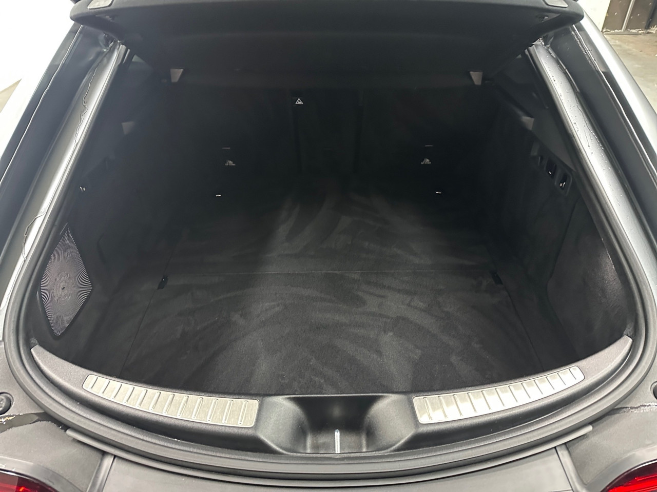 Getriebe: Automatikgetriebe AMG Speedshift, 9 G&auml;ngeAusstattungspakete: Ausstattungspaket: Remote Services Plus,  AMG Night-Paket,  Ablagepaket,  SpiegelpaketAssistenzsysteme: Head-up-Display HUD,  Fernlichtassistent,  Aktiver Park-Assistent inkl. PARKTRONIC: Parkassistent mit Querfunktion,  R&uuml;ckfahrkamera,  Surround-Kamerasystem,  DISTRONIC,  Berganfahrhilfe,  Spracheingabesystem,  M&uuml;digkeitserkennung,  Aktiver Lenk-Assistent,  Fahrerassistenzpaket Plus,  COLLISION PREVENTION ASSIST,  Verkehrszeichenerkennung m. Geschwindigkeitslimit-AssistentLicht und Sicht: Multibeam LED Scheinwerfer,  Tagfahrlicht,  Automatisch abblendende Innen- und Au&szlig;enspiegel,  W&auml;rmeschutzverglasung,  Ambientebeleuchtung mehrfarbig,  LichtsensorAudio &amp; Kommunikation: MBUX,  Navigationssystem: MBUX Augmented Reality,  Radio,  Digitaler Radioempfang DAB,  zentrale Bedieneinheit: Touchpad,  Burmester Surround-Soundsystem,  AUX &amp; USB Anschluss,  Mercedes connect me: Konnektivit&auml;ts-Paket Navigation,  Handyvorbereitung Bluetooth,  Android Auto u. Apple CarPlay,  Kabelloses Laden f&uuml;r Handys,  WLAN HotspotKomfort: Widescreen Cockpit,  Klimaautomatik,  Sitzheizung Fahrer/Beifahrer,  Armauflage Fahrer/Beifahrer,  Servolenkung,  Lenks&auml;ule verstellbar,  HANDS-FREE ACCESS,  Start-Stopp System,  Zentralver. mit Fernbedienung,  Fensterheber elektrisch,  EASY-PACK Heckklappe,  Garagentor&ouml;ffner,  DYNAMIC SELECT,  Getr&auml;nkehalter vornInterieur: Sitze Kunstleder Ledernachbildung ARTICO / Mikrofaser schwarz,  Innenfarbe schwarz,  Sportlederlenkrad: AMG Performance Lenkrad,  Bordcomputer,  R&uuml;cksitze klappbar,  Dekoreinlagen: Zierelemente Holz Esche grau offenporig,  Lenkrad-SchaltwippenExterieur: Adaptives Fahrwerk,  Anh&auml;ngerkupplung schwenkbar: Anh&auml;ngevorrichtung mit ESP Anh&auml;ngerstabilisierung,  Touchscreen Bedienung,  AMG Leichtmetallfelgen 21 Zoll,  Au&szlig;enspiegel elekt. anklappbar,  AMG Performance-Abgasanlage,  Notrufsystem,  StauassistentSicherheit: i-Size Kindersitzbefestigung,  Fu&szlig;g&auml;ngerschutzsystem,  Fahrer- /Beifahrerairbag,  Seitenairbag vorn und hinten,  Knieairbag Fahrer,  Traktionskontrolle,  Elektr. Stabilit&auml;tsprogramm ESP,  Reifendruckkontrolle,  Urban Guard,  Wegfahrsperre,  Au&szlig;entemperatur Anzeige,  Antiblockiersystem ABS,  Bremsverschlei&szlig;anzeige,  Proaktives Insassenschutzsystem,  NotbremsassistentWeitere Ausstattung: K34 Streckenbasierte Geschwindigkeitsanpassung,  256 AMG Track PaceSonstige Ma&szlig;e und Gewichte: Nutzlast: 505 kg,  zul&auml;ssiges Gesamtgewicht: 2.515 kg,  Kraftstofftank: 80l,  Radstand: 2.951 mmIrrt&uuml;mer und &Auml;nderungen vorbehalten