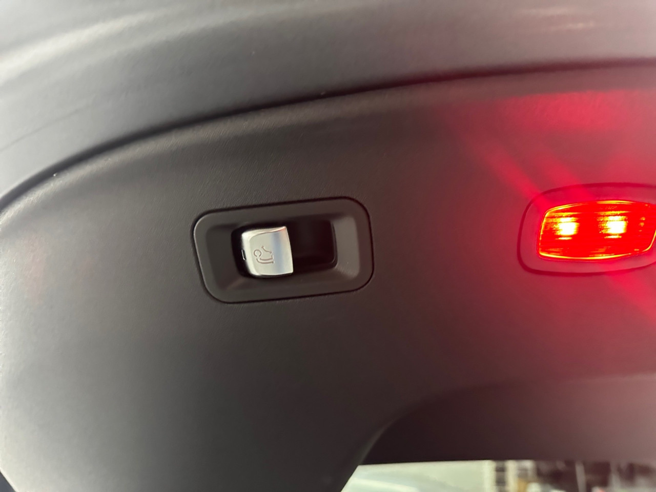 Getriebe: Automatikgetriebe AMG Speedshift, 9 G&auml;ngeAusstattungspakete: Ausstattungspaket: Remote Services Plus,  AMG Night-Paket,  Ablagepaket,  SpiegelpaketAssistenzsysteme: Head-up-Display HUD,  Fernlichtassistent,  Aktiver Park-Assistent inkl. PARKTRONIC: Parkassistent mit Querfunktion,  R&uuml;ckfahrkamera,  Surround-Kamerasystem,  DISTRONIC,  Berganfahrhilfe,  Spracheingabesystem,  M&uuml;digkeitserkennung,  Aktiver Lenk-Assistent,  Fahrerassistenzpaket Plus,  COLLISION PREVENTION ASSIST,  Verkehrszeichenerkennung m. Geschwindigkeitslimit-AssistentLicht und Sicht: Multibeam LED Scheinwerfer,  Tagfahrlicht,  Automatisch abblendende Innen- und Au&szlig;enspiegel,  W&auml;rmeschutzverglasung,  Ambientebeleuchtung mehrfarbig,  LichtsensorAudio &amp; Kommunikation: MBUX,  Navigationssystem: MBUX Augmented Reality,  Radio,  Digitaler Radioempfang DAB,  zentrale Bedieneinheit: Touchpad,  Burmester Surround-Soundsystem,  AUX &amp; USB Anschluss,  Mercedes connect me: Konnektivit&auml;ts-Paket Navigation,  Handyvorbereitung Bluetooth,  Android Auto u. Apple CarPlay,  Kabelloses Laden f&uuml;r Handys,  WLAN HotspotKomfort: Widescreen Cockpit,  Klimaautomatik,  Sitzheizung Fahrer/Beifahrer,  Armauflage Fahrer/Beifahrer,  Servolenkung,  Lenks&auml;ule verstellbar,  HANDS-FREE ACCESS,  Start-Stopp System,  Zentralver. mit Fernbedienung,  Fensterheber elektrisch,  EASY-PACK Heckklappe,  Garagentor&ouml;ffner,  DYNAMIC SELECT,  Getr&auml;nkehalter vornInterieur: Sitze Kunstleder Ledernachbildung ARTICO / Mikrofaser schwarz,  Innenfarbe schwarz,  Sportlederlenkrad: AMG Performance Lenkrad,  Bordcomputer,  R&uuml;cksitze klappbar,  Dekoreinlagen: Zierelemente Holz Esche grau offenporig,  Lenkrad-SchaltwippenExterieur: Adaptives Fahrwerk,  Anh&auml;ngerkupplung schwenkbar: Anh&auml;ngevorrichtung mit ESP Anh&auml;ngerstabilisierung,  Touchscreen Bedienung,  AMG Leichtmetallfelgen 21 Zoll,  Au&szlig;enspiegel elekt. anklappbar,  AMG Performance-Abgasanlage,  Notrufsystem,  StauassistentSicherheit: i-Size Kindersitzbefestigung,  Fu&szlig;g&auml;ngerschutzsystem,  Fahrer- /Beifahrerairbag,  Seitenairbag vorn und hinten,  Knieairbag Fahrer,  Traktionskontrolle,  Elektr. Stabilit&auml;tsprogramm ESP,  Reifendruckkontrolle,  Urban Guard,  Wegfahrsperre,  Au&szlig;entemperatur Anzeige,  Antiblockiersystem ABS,  Bremsverschlei&szlig;anzeige,  Proaktives Insassenschutzsystem,  NotbremsassistentWeitere Ausstattung: K34 Streckenbasierte Geschwindigkeitsanpassung,  256 AMG Track PaceSonstige Ma&szlig;e und Gewichte: Nutzlast: 505 kg,  zul&auml;ssiges Gesamtgewicht: 2.515 kg,  Kraftstofftank: 80l,  Radstand: 2.951 mmIrrt&uuml;mer und &Auml;nderungen vorbehalten