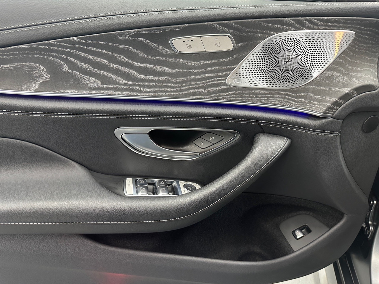 Getriebe: Automatikgetriebe AMG Speedshift, 9 G&auml;ngeAusstattungspakete: Ausstattungspaket: Remote Services Plus,  AMG Night-Paket,  Ablagepaket,  SpiegelpaketAssistenzsysteme: Head-up-Display HUD,  Fernlichtassistent,  Aktiver Park-Assistent inkl. PARKTRONIC: Parkassistent mit Querfunktion,  R&uuml;ckfahrkamera,  Surround-Kamerasystem,  DISTRONIC,  Berganfahrhilfe,  Spracheingabesystem,  M&uuml;digkeitserkennung,  Aktiver Lenk-Assistent,  Fahrerassistenzpaket Plus,  COLLISION PREVENTION ASSIST,  Verkehrszeichenerkennung m. Geschwindigkeitslimit-AssistentLicht und Sicht: Multibeam LED Scheinwerfer,  Tagfahrlicht,  Automatisch abblendende Innen- und Au&szlig;enspiegel,  W&auml;rmeschutzverglasung,  Ambientebeleuchtung mehrfarbig,  LichtsensorAudio &amp; Kommunikation: MBUX,  Navigationssystem: MBUX Augmented Reality,  Radio,  Digitaler Radioempfang DAB,  zentrale Bedieneinheit: Touchpad,  Burmester Surround-Soundsystem,  AUX &amp; USB Anschluss,  Mercedes connect me: Konnektivit&auml;ts-Paket Navigation,  Handyvorbereitung Bluetooth,  Android Auto u. Apple CarPlay,  Kabelloses Laden f&uuml;r Handys,  WLAN HotspotKomfort: Widescreen Cockpit,  Klimaautomatik,  Sitzheizung Fahrer/Beifahrer,  Armauflage Fahrer/Beifahrer,  Servolenkung,  Lenks&auml;ule verstellbar,  HANDS-FREE ACCESS,  Start-Stopp System,  Zentralver. mit Fernbedienung,  Fensterheber elektrisch,  EASY-PACK Heckklappe,  Garagentor&ouml;ffner,  DYNAMIC SELECT,  Getr&auml;nkehalter vornInterieur: Sitze Kunstleder Ledernachbildung ARTICO / Mikrofaser schwarz,  Innenfarbe schwarz,  Sportlederlenkrad: AMG Performance Lenkrad,  Bordcomputer,  R&uuml;cksitze klappbar,  Dekoreinlagen: Zierelemente Holz Esche grau offenporig,  Lenkrad-SchaltwippenExterieur: Adaptives Fahrwerk,  Anh&auml;ngerkupplung schwenkbar: Anh&auml;ngevorrichtung mit ESP Anh&auml;ngerstabilisierung,  Touchscreen Bedienung,  AMG Leichtmetallfelgen 21 Zoll,  Au&szlig;enspiegel elekt. anklappbar,  AMG Performance-Abgasanlage,  Notrufsystem,  StauassistentSicherheit: i-Size Kindersitzbefestigung,  Fu&szlig;g&auml;ngerschutzsystem,  Fahrer- /Beifahrerairbag,  Seitenairbag vorn und hinten,  Knieairbag Fahrer,  Traktionskontrolle,  Elektr. Stabilit&auml;tsprogramm ESP,  Reifendruckkontrolle,  Urban Guard,  Wegfahrsperre,  Au&szlig;entemperatur Anzeige,  Antiblockiersystem ABS,  Bremsverschlei&szlig;anzeige,  Proaktives Insassenschutzsystem,  NotbremsassistentWeitere Ausstattung: K34 Streckenbasierte Geschwindigkeitsanpassung,  256 AMG Track PaceSonstige Ma&szlig;e und Gewichte: Nutzlast: 505 kg,  zul&auml;ssiges Gesamtgewicht: 2.515 kg,  Kraftstofftank: 80l,  Radstand: 2.951 mmIrrt&uuml;mer und &Auml;nderungen vorbehalten