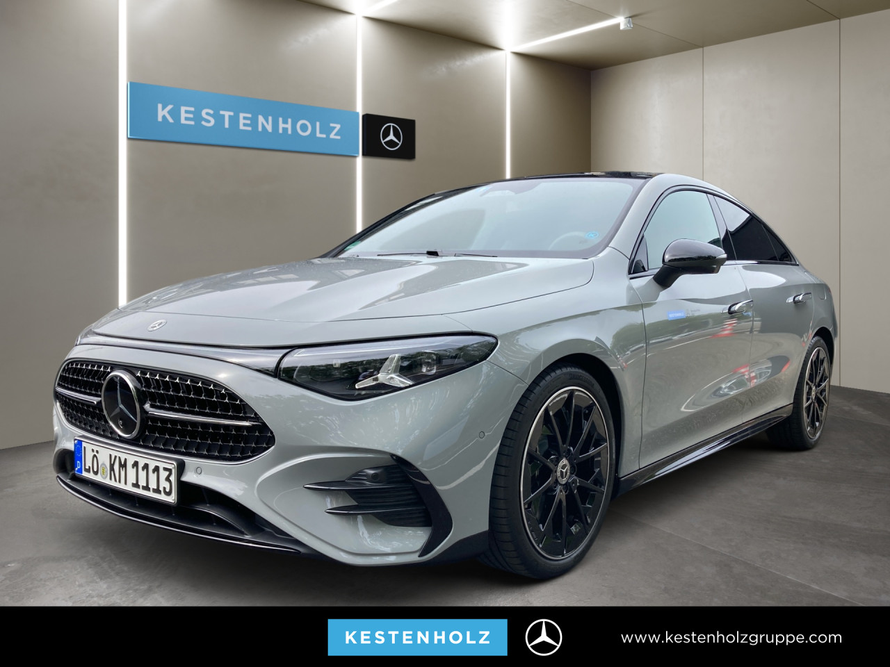 Getriebe: Automatikgetriebe, 8 G&auml;ngeAusstattungslinie: AMG Line InterieurAusstattungspakete: AMG Sportpaket,  Night-Paket,  SpiegelpaketAssistenzsysteme: Fernlichtassistent: Plus,  PARKTRONIC,  R&uuml;ckfahrkamera,  DISTRONIC,  Berganfahrhilfe,  Spracheingabesystem,  M&uuml;digkeitserkennung,  Spurhalteassistent,  Bremsassistent,  COLLISION PREVENTION ASSISTLicht und Sicht: Multibeam LED Scheinwerfer,  Tagfahrlicht,  W&auml;rmeschutzverglasung,  Ambientebeleuchtung,  LichtsensorAudio &amp; Kommunikation: MBUX,  Radio: Steuercode Funktion Radio Standard AM/FM,  Digitaler Radioempfang DAB,  AUX &amp; USB Anschluss,  Handyvorbereitung Bluetooth,  WLAN HotspotKomfort: THERMATIC,  Panoramadach,  Lordosenst&uuml;tze Fahrer,  Sitzheizung Fahrer/Beifahrer,  Sportsitze,  Armauflage hinten,  Servolenkung,  Lenks&auml;ule verstellbar,  Keyless-Go,  Start-Stopp System,  Zentralver. mit Fernbedienung,  Fensterheber elektrischInterieur: Sitze Kunstleder Ledernachbildung ARTICO Nappaoptik / Mikrofaser MICROCUT schwarz,  Innenfarbe schwarz,  Multifunktions-Sport-/Lederlenkrad,  Bordcomputer,  Dekoreinlagen: 42H Zierelemente Aluminium geb&uuml;rstet hell,  Lenkrad-SchaltwippenExterieur: Tieferlegung: Komfortfahrwerk mit Tieferlegung,  Touchscreen Bedienung,  AMG Leichtmetallfelgen 19 Zoll: im 5-Speichen-Design,  Au&szlig;enspiegel elekt.,  Reifenpannenset,  NotrufsystemAirbags: MittelairbagSicherheit: i-Size Kindersitzbefestigung,  Fu&szlig;g&auml;ngerschutzsystem,  Fahrer- /Beifahrerairbag,  Seitenairbag vorn und hinten,  Knieairbag Fahrer,  Traktionskontrolle,  Elektr. Stabilit&auml;tsprogramm ESP,  Reifendruckverlust-Warnung,  Wegfahrsperre,  Au&szlig;entemperatur Anzeige,  Antiblockiersystem ABS,  Bremsverschlei&szlig;anzeige,  Notbremsassistent,  Akustischer Umfeldschutz,  Totwinkel-AssistentWeitere Ausstattung: 98B Teilkuehlerjalousie oben,  18W PREPARATION - AUTOMATED PARKING ASSIST (APA),  1B3 Techn. Kommunikationsmodulvariante f&uuml;r ECE,  5B6 K&uuml;hlergrill beleuchtet mit Mercedes-Benz Pattern in Chrom,  K56 Geschwindigkeitslimit-Warnung,  2U1 AIRPANEL,  K59 Ausweichlenk-Funktion,  K58 Nothalt-Funktion,  2U8 K&auml;ltemittel 1234yf,  5S4 Steuer-Code Sitzpositionssensor Fahrer,  11W PREPARATION - EXTENDED TRAFFIC SIGN ASSIST (ETSA),  807 Modelljahrcode,  K61 Man&ouml;vrier-Assistent,  L Linkslenkung,  U20 12-V-Steckdose f&uuml;r Beifahrer,  896 Digitales Extra: Vorr&uuml;stung f&uuml;r Digitalen Fahrzeugschl&uuml;ssel f&uuml;r Smartphone,  12W PREPARATION - ACTIVE BLIND SPOT MONITORING (ABSM),  897 Kabelloses Ladesystem f&uuml;r mobile Endger&auml;te vorn,  U23 Sitzbelegungserkennung f&uuml;r Fondsitze,  4S0 HOTEND TECHNOLOGY TYP II-E,  25W PREPARATION - ACTIVE LANE CHANGE ASSIST (ALCA),  13W PREPARATION - ACTIVE LANE STEERING ASSIST (ALSA),  0S9 Steuer-Code Sitzpositionssensor Beifahrer,  0K2 STEERING CODE - OUTPUT ACTIV AES-FLAG,  8K0 Limiter,  6P5 Steuercode Vertrieb  f. Code 475,  0U1 Headunit L&auml;nderset f&uuml;r ECE (NTG 7),  K13 Serviceintervall 25.000 KM,  31W PREP. - AUTOMATIC SPEED CONTROL,  B01 Hybrid Antrieb mit 48-Volt-Technologie,  72B USB-Paket Plus,  PDB Advanced-Plus-Paket mit  Digitalen Extras,  28W PREP. - EXTENDED RESTART BY STOP AND GO TRAFFIC,  698 VISION CONTROL,  458 Fahrerdisplay,  20W PREPARATION - SURROUND VIEW SYSTEM (SVS),  219 Selfie- und Videokamera,  K34 Digitales Extra: Streckenbasierte Geschwindigkeits-Anpassung,  29W PREPARATION - SPEED ADJUSTMENT TRACK-BASED,  589 Umfeldbeleuchtung mit animierter Projektion des Mercedes-Benz Pattern,  2-fach,  502 Digitales Extra: 7 Jahre kostenfreie Karten-Updates,  986 Identifikationsschild mit VIN-Nummer,  SCH TRANSMISSION WINDSHIELD RANGE 1,  868 ZentraldisplaySonstige Ma&szlig;e und Gewichte: Nutzlast: 430 kg,  zul&auml;ssiges Gesamtgewicht: 2.135 kg,  Radstand: 2.790 mm24 Monate Garantie ab Erstzulassung. Fahrzeug hat Haltedauer. Liefertermin in Abstimmung mit dem Verk&auml;ufer. Irrt&uuml;mer und &Auml;nderungen vorbehalten
