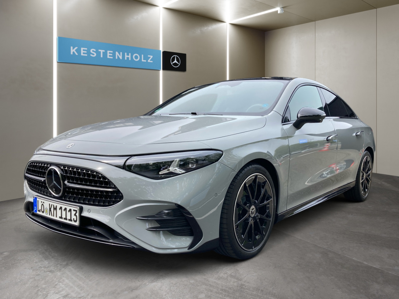 Getriebe: Automatikgetriebe, 8 G&auml;ngeAusstattungslinie: AMG Line InterieurAusstattungspakete: AMG Sportpaket,  Night-Paket,  SpiegelpaketAssistenzsysteme: Fernlichtassistent: Plus,  PARKTRONIC,  R&uuml;ckfahrkamera,  DISTRONIC,  Berganfahrhilfe,  Spracheingabesystem,  M&uuml;digkeitserkennung,  Spurhalteassistent,  Bremsassistent,  COLLISION PREVENTION ASSISTLicht und Sicht: Multibeam LED Scheinwerfer,  Tagfahrlicht,  W&auml;rmeschutzverglasung,  Ambientebeleuchtung,  LichtsensorAudio &amp; Kommunikation: MBUX,  Radio: Steuercode Funktion Radio Standard AM/FM,  Digitaler Radioempfang DAB,  AUX &amp; USB Anschluss,  Handyvorbereitung Bluetooth,  WLAN HotspotKomfort: THERMATIC,  Panoramadach,  Lordosenst&uuml;tze Fahrer,  Sitzheizung Fahrer/Beifahrer,  Sportsitze,  Armauflage hinten,  Servolenkung,  Lenks&auml;ule verstellbar,  Keyless-Go,  Start-Stopp System,  Zentralver. mit Fernbedienung,  Fensterheber elektrischInterieur: Sitze Kunstleder Ledernachbildung ARTICO Nappaoptik / Mikrofaser MICROCUT schwarz,  Innenfarbe schwarz,  Multifunktions-Sport-/Lederlenkrad,  Bordcomputer,  Dekoreinlagen: 42H Zierelemente Aluminium geb&uuml;rstet hell,  Lenkrad-SchaltwippenExterieur: Tieferlegung: Komfortfahrwerk mit Tieferlegung,  Touchscreen Bedienung,  AMG Leichtmetallfelgen 19 Zoll: im 5-Speichen-Design,  Au&szlig;enspiegel elekt.,  Reifenpannenset,  NotrufsystemAirbags: MittelairbagSicherheit: i-Size Kindersitzbefestigung,  Fu&szlig;g&auml;ngerschutzsystem,  Fahrer- /Beifahrerairbag,  Seitenairbag vorn und hinten,  Knieairbag Fahrer,  Traktionskontrolle,  Elektr. Stabilit&auml;tsprogramm ESP,  Reifendruckverlust-Warnung,  Wegfahrsperre,  Au&szlig;entemperatur Anzeige,  Antiblockiersystem ABS,  Bremsverschlei&szlig;anzeige,  Notbremsassistent,  Akustischer Umfeldschutz,  Totwinkel-AssistentWeitere Ausstattung: 98B Teilkuehlerjalousie oben,  18W PREPARATION - AUTOMATED PARKING ASSIST (APA),  1B3 Techn. Kommunikationsmodulvariante f&uuml;r ECE,  5B6 K&uuml;hlergrill beleuchtet mit Mercedes-Benz Pattern in Chrom,  K56 Geschwindigkeitslimit-Warnung,  2U1 AIRPANEL,  K59 Ausweichlenk-Funktion,  K58 Nothalt-Funktion,  2U8 K&auml;ltemittel 1234yf,  5S4 Steuer-Code Sitzpositionssensor Fahrer,  11W PREPARATION - EXTENDED TRAFFIC SIGN ASSIST (ETSA),  807 Modelljahrcode,  K61 Man&ouml;vrier-Assistent,  L Linkslenkung,  U20 12-V-Steckdose f&uuml;r Beifahrer,  896 Digitales Extra: Vorr&uuml;stung f&uuml;r Digitalen Fahrzeugschl&uuml;ssel f&uuml;r Smartphone,  12W PREPARATION - ACTIVE BLIND SPOT MONITORING (ABSM),  897 Kabelloses Ladesystem f&uuml;r mobile Endger&auml;te vorn,  U23 Sitzbelegungserkennung f&uuml;r Fondsitze,  4S0 HOTEND TECHNOLOGY TYP II-E,  25W PREPARATION - ACTIVE LANE CHANGE ASSIST (ALCA),  13W PREPARATION - ACTIVE LANE STEERING ASSIST (ALSA),  0S9 Steuer-Code Sitzpositionssensor Beifahrer,  0K2 STEERING CODE - OUTPUT ACTIV AES-FLAG,  8K0 Limiter,  6P5 Steuercode Vertrieb  f. Code 475,  0U1 Headunit L&auml;nderset f&uuml;r ECE (NTG 7),  K13 Serviceintervall 25.000 KM,  31W PREP. - AUTOMATIC SPEED CONTROL,  B01 Hybrid Antrieb mit 48-Volt-Technologie,  72B USB-Paket Plus,  PDB Advanced-Plus-Paket mit  Digitalen Extras,  28W PREP. - EXTENDED RESTART BY STOP AND GO TRAFFIC,  698 VISION CONTROL,  458 Fahrerdisplay,  20W PREPARATION - SURROUND VIEW SYSTEM (SVS),  219 Selfie- und Videokamera,  K34 Digitales Extra: Streckenbasierte Geschwindigkeits-Anpassung,  29W PREPARATION - SPEED ADJUSTMENT TRACK-BASED,  589 Umfeldbeleuchtung mit animierter Projektion des Mercedes-Benz Pattern,  2-fach,  502 Digitales Extra: 7 Jahre kostenfreie Karten-Updates,  986 Identifikationsschild mit VIN-Nummer,  SCH TRANSMISSION WINDSHIELD RANGE 1,  868 ZentraldisplaySonstige Ma&szlig;e und Gewichte: Nutzlast: 430 kg,  zul&auml;ssiges Gesamtgewicht: 2.135 kg,  Radstand: 2.790 mm24 Monate Garantie ab Erstzulassung. Fahrzeug hat Haltedauer. Liefertermin in Abstimmung mit dem Verk&auml;ufer. Irrt&uuml;mer und &Auml;nderungen vorbehalten