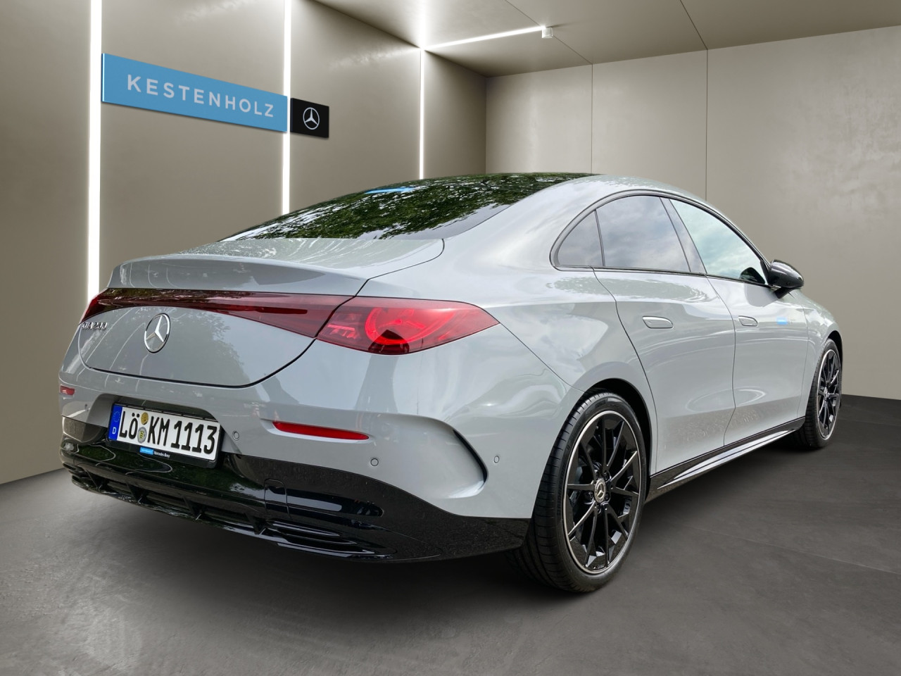 Getriebe: Automatikgetriebe, 8 G&auml;ngeAusstattungslinie: AMG Line InterieurAusstattungspakete: AMG Sportpaket,  Night-Paket,  SpiegelpaketAssistenzsysteme: Fernlichtassistent: Plus,  PARKTRONIC,  R&uuml;ckfahrkamera,  DISTRONIC,  Berganfahrhilfe,  Spracheingabesystem,  M&uuml;digkeitserkennung,  Spurhalteassistent,  Bremsassistent,  COLLISION PREVENTION ASSISTLicht und Sicht: Multibeam LED Scheinwerfer,  Tagfahrlicht,  W&auml;rmeschutzverglasung,  Ambientebeleuchtung,  LichtsensorAudio &amp; Kommunikation: MBUX,  Radio: Steuercode Funktion Radio Standard AM/FM,  Digitaler Radioempfang DAB,  AUX &amp; USB Anschluss,  Handyvorbereitung Bluetooth,  WLAN HotspotKomfort: THERMATIC,  Panoramadach,  Lordosenst&uuml;tze Fahrer,  Sitzheizung Fahrer/Beifahrer,  Sportsitze,  Armauflage hinten,  Servolenkung,  Lenks&auml;ule verstellbar,  Keyless-Go,  Start-Stopp System,  Zentralver. mit Fernbedienung,  Fensterheber elektrischInterieur: Sitze Kunstleder Ledernachbildung ARTICO Nappaoptik / Mikrofaser MICROCUT schwarz,  Innenfarbe schwarz,  Multifunktions-Sport-/Lederlenkrad,  Bordcomputer,  Dekoreinlagen: 42H Zierelemente Aluminium geb&uuml;rstet hell,  Lenkrad-SchaltwippenExterieur: Tieferlegung: Komfortfahrwerk mit Tieferlegung,  Touchscreen Bedienung,  AMG Leichtmetallfelgen 19 Zoll: im 5-Speichen-Design,  Au&szlig;enspiegel elekt.,  Reifenpannenset,  NotrufsystemAirbags: MittelairbagSicherheit: i-Size Kindersitzbefestigung,  Fu&szlig;g&auml;ngerschutzsystem,  Fahrer- /Beifahrerairbag,  Seitenairbag vorn und hinten,  Knieairbag Fahrer,  Traktionskontrolle,  Elektr. Stabilit&auml;tsprogramm ESP,  Reifendruckverlust-Warnung,  Wegfahrsperre,  Au&szlig;entemperatur Anzeige,  Antiblockiersystem ABS,  Bremsverschlei&szlig;anzeige,  Notbremsassistent,  Akustischer Umfeldschutz,  Totwinkel-AssistentWeitere Ausstattung: 98B Teilkuehlerjalousie oben,  18W PREPARATION - AUTOMATED PARKING ASSIST (APA),  1B3 Techn. Kommunikationsmodulvariante f&uuml;r ECE,  5B6 K&uuml;hlergrill beleuchtet mit Mercedes-Benz Pattern in Chrom,  K56 Geschwindigkeitslimit-Warnung,  2U1 AIRPANEL,  K59 Ausweichlenk-Funktion,  K58 Nothalt-Funktion,  2U8 K&auml;ltemittel 1234yf,  5S4 Steuer-Code Sitzpositionssensor Fahrer,  11W PREPARATION - EXTENDED TRAFFIC SIGN ASSIST (ETSA),  807 Modelljahrcode,  K61 Man&ouml;vrier-Assistent,  L Linkslenkung,  U20 12-V-Steckdose f&uuml;r Beifahrer,  896 Digitales Extra: Vorr&uuml;stung f&uuml;r Digitalen Fahrzeugschl&uuml;ssel f&uuml;r Smartphone,  12W PREPARATION - ACTIVE BLIND SPOT MONITORING (ABSM),  897 Kabelloses Ladesystem f&uuml;r mobile Endger&auml;te vorn,  U23 Sitzbelegungserkennung f&uuml;r Fondsitze,  4S0 HOTEND TECHNOLOGY TYP II-E,  25W PREPARATION - ACTIVE LANE CHANGE ASSIST (ALCA),  13W PREPARATION - ACTIVE LANE STEERING ASSIST (ALSA),  0S9 Steuer-Code Sitzpositionssensor Beifahrer,  0K2 STEERING CODE - OUTPUT ACTIV AES-FLAG,  8K0 Limiter,  6P5 Steuercode Vertrieb  f. Code 475,  0U1 Headunit L&auml;nderset f&uuml;r ECE (NTG 7),  K13 Serviceintervall 25.000 KM,  31W PREP. - AUTOMATIC SPEED CONTROL,  B01 Hybrid Antrieb mit 48-Volt-Technologie,  72B USB-Paket Plus,  PDB Advanced-Plus-Paket mit  Digitalen Extras,  28W PREP. - EXTENDED RESTART BY STOP AND GO TRAFFIC,  698 VISION CONTROL,  458 Fahrerdisplay,  20W PREPARATION - SURROUND VIEW SYSTEM (SVS),  219 Selfie- und Videokamera,  K34 Digitales Extra: Streckenbasierte Geschwindigkeits-Anpassung,  29W PREPARATION - SPEED ADJUSTMENT TRACK-BASED,  589 Umfeldbeleuchtung mit animierter Projektion des Mercedes-Benz Pattern,  2-fach,  502 Digitales Extra: 7 Jahre kostenfreie Karten-Updates,  986 Identifikationsschild mit VIN-Nummer,  SCH TRANSMISSION WINDSHIELD RANGE 1,  868 ZentraldisplaySonstige Ma&szlig;e und Gewichte: Nutzlast: 430 kg,  zul&auml;ssiges Gesamtgewicht: 2.135 kg,  Radstand: 2.790 mm24 Monate Garantie ab Erstzulassung. Fahrzeug hat Haltedauer. Liefertermin in Abstimmung mit dem Verk&auml;ufer. Irrt&uuml;mer und &Auml;nderungen vorbehalten
