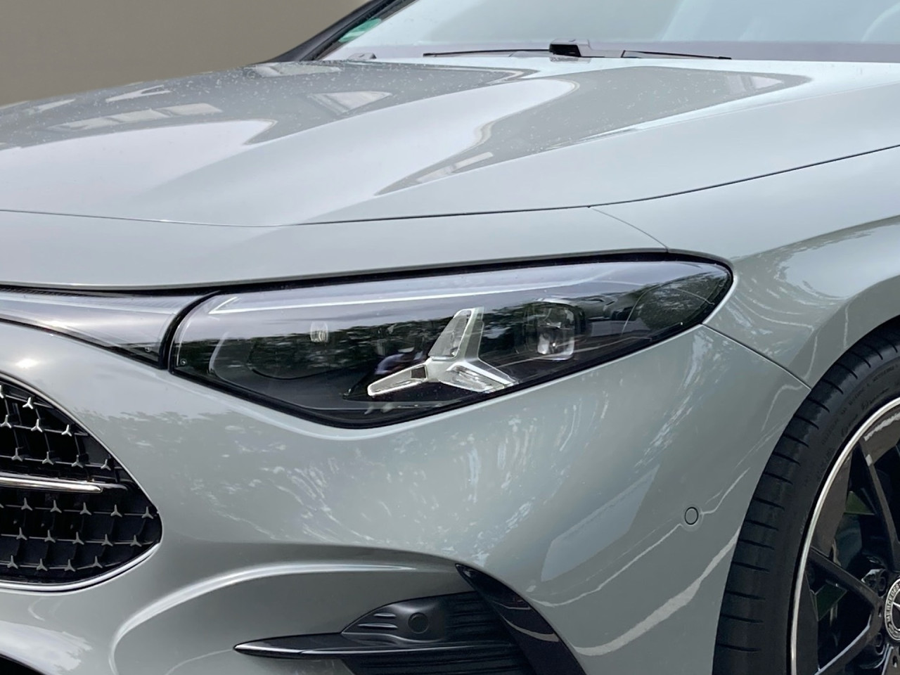 Getriebe: Automatikgetriebe, 8 G&auml;ngeAusstattungslinie: AMG Line InterieurAusstattungspakete: AMG Sportpaket,  Night-Paket,  SpiegelpaketAssistenzsysteme: Fernlichtassistent: Plus,  PARKTRONIC,  R&uuml;ckfahrkamera,  DISTRONIC,  Berganfahrhilfe,  Spracheingabesystem,  M&uuml;digkeitserkennung,  Spurhalteassistent,  Bremsassistent,  COLLISION PREVENTION ASSISTLicht und Sicht: Multibeam LED Scheinwerfer,  Tagfahrlicht,  W&auml;rmeschutzverglasung,  Ambientebeleuchtung,  LichtsensorAudio &amp; Kommunikation: MBUX,  Radio: Steuercode Funktion Radio Standard AM/FM,  Digitaler Radioempfang DAB,  AUX &amp; USB Anschluss,  Handyvorbereitung Bluetooth,  WLAN HotspotKomfort: THERMATIC,  Panoramadach,  Lordosenst&uuml;tze Fahrer,  Sitzheizung Fahrer/Beifahrer,  Sportsitze,  Armauflage hinten,  Servolenkung,  Lenks&auml;ule verstellbar,  Keyless-Go,  Start-Stopp System,  Zentralver. mit Fernbedienung,  Fensterheber elektrischInterieur: Sitze Kunstleder Ledernachbildung ARTICO Nappaoptik / Mikrofaser MICROCUT schwarz,  Innenfarbe schwarz,  Multifunktions-Sport-/Lederlenkrad,  Bordcomputer,  Dekoreinlagen: 42H Zierelemente Aluminium geb&uuml;rstet hell,  Lenkrad-SchaltwippenExterieur: Tieferlegung: Komfortfahrwerk mit Tieferlegung,  Touchscreen Bedienung,  AMG Leichtmetallfelgen 19 Zoll: im 5-Speichen-Design,  Au&szlig;enspiegel elekt.,  Reifenpannenset,  NotrufsystemAirbags: MittelairbagSicherheit: i-Size Kindersitzbefestigung,  Fu&szlig;g&auml;ngerschutzsystem,  Fahrer- /Beifahrerairbag,  Seitenairbag vorn und hinten,  Knieairbag Fahrer,  Traktionskontrolle,  Elektr. Stabilit&auml;tsprogramm ESP,  Reifendruckverlust-Warnung,  Wegfahrsperre,  Au&szlig;entemperatur Anzeige,  Antiblockiersystem ABS,  Bremsverschlei&szlig;anzeige,  Notbremsassistent,  Akustischer Umfeldschutz,  Totwinkel-AssistentWeitere Ausstattung: 98B Teilkuehlerjalousie oben,  18W PREPARATION - AUTOMATED PARKING ASSIST (APA),  1B3 Techn. Kommunikationsmodulvariante f&uuml;r ECE,  5B6 K&uuml;hlergrill beleuchtet mit Mercedes-Benz Pattern in Chrom,  K56 Geschwindigkeitslimit-Warnung,  2U1 AIRPANEL,  K59 Ausweichlenk-Funktion,  K58 Nothalt-Funktion,  2U8 K&auml;ltemittel 1234yf,  5S4 Steuer-Code Sitzpositionssensor Fahrer,  11W PREPARATION - EXTENDED TRAFFIC SIGN ASSIST (ETSA),  807 Modelljahrcode,  K61 Man&ouml;vrier-Assistent,  L Linkslenkung,  U20 12-V-Steckdose f&uuml;r Beifahrer,  896 Digitales Extra: Vorr&uuml;stung f&uuml;r Digitalen Fahrzeugschl&uuml;ssel f&uuml;r Smartphone,  12W PREPARATION - ACTIVE BLIND SPOT MONITORING (ABSM),  897 Kabelloses Ladesystem f&uuml;r mobile Endger&auml;te vorn,  U23 Sitzbelegungserkennung f&uuml;r Fondsitze,  4S0 HOTEND TECHNOLOGY TYP II-E,  25W PREPARATION - ACTIVE LANE CHANGE ASSIST (ALCA),  13W PREPARATION - ACTIVE LANE STEERING ASSIST (ALSA),  0S9 Steuer-Code Sitzpositionssensor Beifahrer,  0K2 STEERING CODE - OUTPUT ACTIV AES-FLAG,  8K0 Limiter,  6P5 Steuercode Vertrieb  f. Code 475,  0U1 Headunit L&auml;nderset f&uuml;r ECE (NTG 7),  K13 Serviceintervall 25.000 KM,  31W PREP. - AUTOMATIC SPEED CONTROL,  B01 Hybrid Antrieb mit 48-Volt-Technologie,  72B USB-Paket Plus,  PDB Advanced-Plus-Paket mit  Digitalen Extras,  28W PREP. - EXTENDED RESTART BY STOP AND GO TRAFFIC,  698 VISION CONTROL,  458 Fahrerdisplay,  20W PREPARATION - SURROUND VIEW SYSTEM (SVS),  219 Selfie- und Videokamera,  K34 Digitales Extra: Streckenbasierte Geschwindigkeits-Anpassung,  29W PREPARATION - SPEED ADJUSTMENT TRACK-BASED,  589 Umfeldbeleuchtung mit animierter Projektion des Mercedes-Benz Pattern,  2-fach,  502 Digitales Extra: 7 Jahre kostenfreie Karten-Updates,  986 Identifikationsschild mit VIN-Nummer,  SCH TRANSMISSION WINDSHIELD RANGE 1,  868 ZentraldisplaySonstige Ma&szlig;e und Gewichte: Nutzlast: 430 kg,  zul&auml;ssiges Gesamtgewicht: 2.135 kg,  Radstand: 2.790 mm24 Monate Garantie ab Erstzulassung. Fahrzeug hat Haltedauer. Liefertermin in Abstimmung mit dem Verk&auml;ufer. Irrt&uuml;mer und &Auml;nderungen vorbehalten